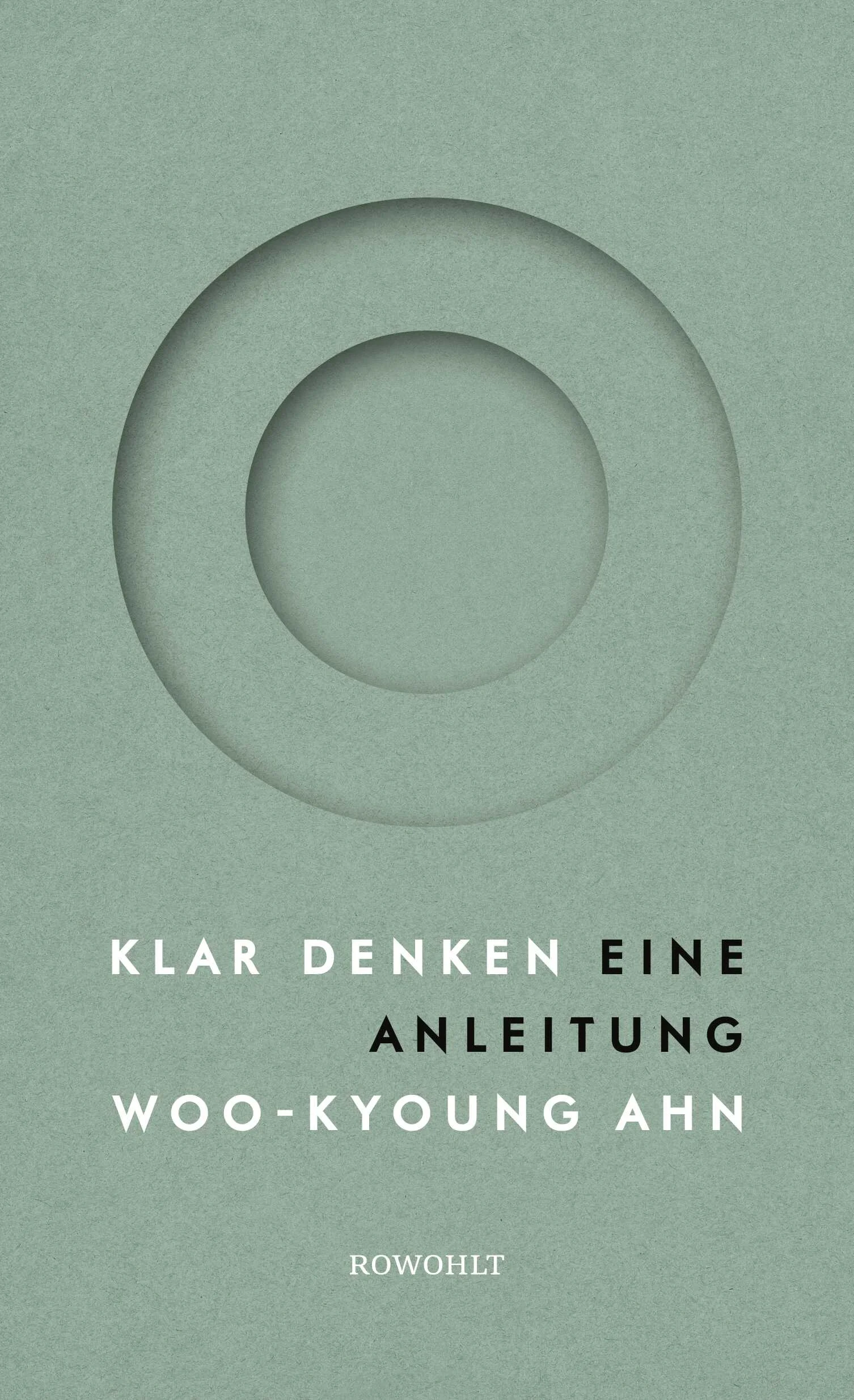 So treffen wir bessere EntscheidungenPsychologieprofessorin Woo-kyoung Ahn untersucht seit vielen Jahren, wie unsere mentalen Strukturen arbeiten. In ihrem wegweisenden Buch präsentiert sie nun erstmals ihre wichtigsten Erkenntnisse und zeigt, wie gutes Denken funktioniert und wie wir zukünftig klügere und reflektiertere Entscheidungen treffen können. Im Alltag lassen wir uns von vertrauten Denkmustern leiten. Auch drängende gesellschaftliche Ungerechtigkeiten, Verschwörungstheorien oder Vorurteile sind geprägt von solchen Mustern. Doch oft führen sie uns in die Irre.Woo-kyoung Ahn ist ein Phänomen: Ihre Vorlesung an der Yale University über das Denken ist eine der meistbesuchten, inzwischen müssen sie in den größten Hörsälen der Universität stattfinden. Warum? Weil ihre Ansätze und Thesen den Studierenden ganz konkret weiterhelfen, weil sie sich auf den Alltag jedes Einzelnen beziehen und in ihrer Klarheit überzeugen. Sie zeigt, wie wir uns selbst mehr zutrauen und uns weniger von äußeren Zuschreibungen und gesellschaftlichen Prägungen beeinflussen lassen. Durch Beispiele erläutert sie, wie wir systematische Fehler beim Denken machen.Acht ihrer grundlegenden Thesen über das Denken hat Ahn nun für dieses Buch zusammengefasst − konzis, fundiert und humorvoll: ein bahnbrechendes Buch über das Denken.