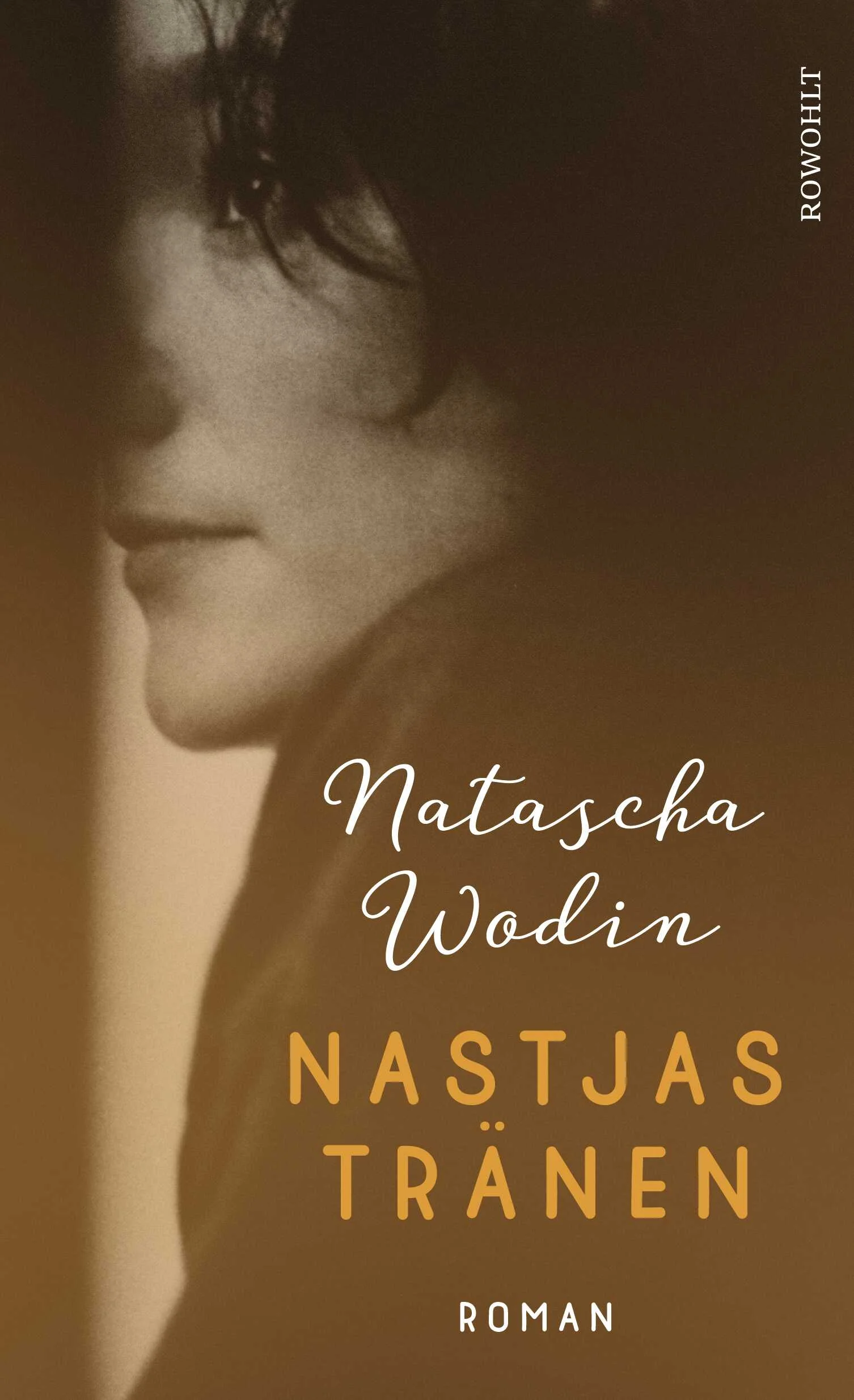 Das Pendant zum Bestseller «Sie kam aus Mariupol» − ein Frauenschicksal jetzt und hier.Als Natascha Wodin 1992 nach Berlin kommt, sucht sie jemanden, der ihr beim Putzen hilft. Sie gibt eine Annonce auf, und am Ende fällt die Wahl auf eine Frau aus der Ukraine, dem Herkunftsland ihrer Mutter, die im Zweiten Weltkrieg als Zwangsarbeiterin nach Deutschland verschleppt wurde. Nastja, eine Tiefbauingenieurin, konnte nach dem Zusammenbruch der Sowjetunion im wirtschaftlichen Chaos ihrer Heimat nicht mehr überleben − ihr letztes Gehalt bekam sie in Form eines Säckchens Reis ausgezahlt. Da sie ihren kleinen Enkelsohn und sich selbst nicht länger ernähren kann, steigt sie, auf etwas Einkommen hoffend, in einen Zug von Kiew nach Berlin. Dort gelingt es ihr, mehrere Putzjobs zu finden, nach getaner Arbeit schläft sie auf dem Sofa ihrer Schwester. Zu spät bemerkt sie, dass ihr Touristenvisum abgelaufen ist. Unversehens schlittert sie in das Leben einer Illegalen, wird Teil der riesigen Dunkelziffer an Untergetauchten im Dickicht der neuen, noch wildwüchsigen deutschen Hauptstadt.Für Natascha Wodin ist es, als würde sie von ihrem Schicksal erneut eingeholt. Im Heimweh dieser Ukrainerin, mit der sie mehr und mehr eine Freundschaft verbindet, erkennt sie das Heimweh ihrer Mutter wieder, die daran früh zerbrochen ist. Jetzt, Jahre später, zeichnet sie mit verhaltener, tief anrührender Poesie das Porträt von Nastja, einer kämpferischen Frau.«Große, bemerkenswerte Literatur von einer beeindruckenden sprachlichen Kraft.» Bayerischer Rundfunk