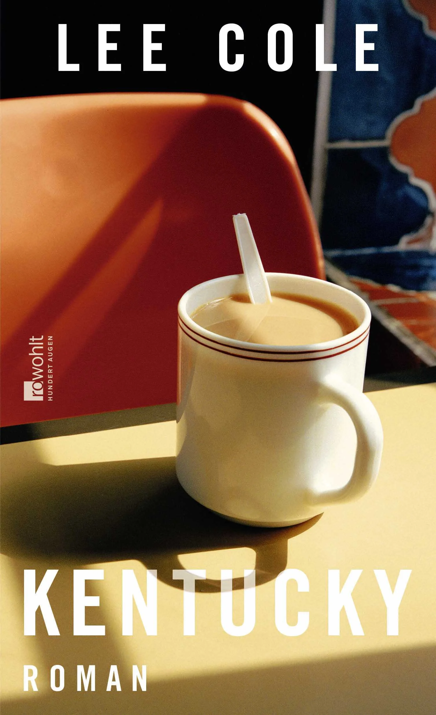 Kurz vor der US-Wahl 2016 kehrt der junge Owen Callahan zurück ins heimatliche Kentucky und zieht bei seinem Großvater ein. Es ist nur ein Kellerraum, aber Owen will Creative Writing studieren und muss sparen. Um die Studiengebühren erlassen zu bekommen, wird er Hilfskraft in der Gartenbauabteilung der Universität.Am College lernt er Alma kennen. Sie hat schon ein Buch veröffentlicht, ist aus reicher Familie und hat ihren ersten Lehrauftrag. Die beiden werden ein Paar und kommen doch aus unterschiedlichen Welten. Alma amüsiert sich über seinen Akzent, sie selbst hat keinen, dabei ist sie Kriegsflüchtling. Ein Besuch bei seinen Eltern gerät zum Fiasko. Bei ihren läuft es nicht viel besser: Die bosnisch-muslimische Familie ist geradezu rührend amerikanisiert, doch am Ende erzählen die Eltern vom Grauen des Krieges. Da steht Owen und Alma der letzte Vertrauenstest noch bevor: Er gibt ihr seinen Roman zu lesen. Er handelt von zwei Familien, einer aus Kentucky, einer vom Balkan.Alma liest, und im Graubereich zwischen Literatur und Leben kommt es zu einer Explosion …