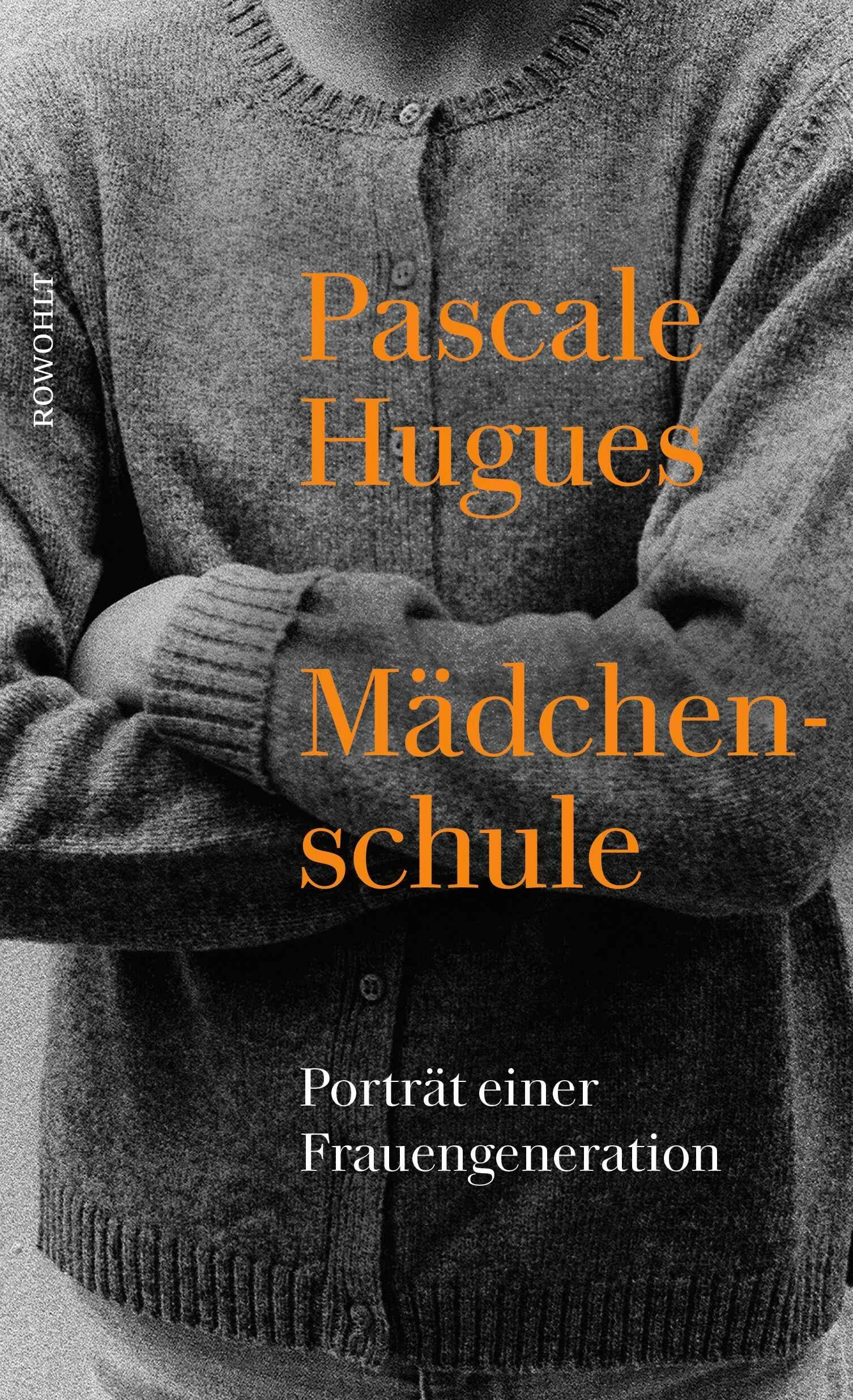 Das glänzend erzählte Porträt einer Frauengeneration. Persönlich, reflektiert und hoffnungsvoll.Zwölf Mädchen. Sie alle schreiben 1968 in das Poesiealbum von Pascale Hugues. Die Adjektive, mit denen sie dichten, lauten klein, süß, bescheiden. Niemals stolz, mutig, ehrgeizig. Diese Eigenschaften sind nur für Männer vorgesehen. 50 Jahre später macht sich Pascale Hugues auf die Suche nach diesen Mädchen, erzählt von ihren Leben als Frauen. Und porträtiert eine Generation: Zu jung für die Revolution von 1968, nutzen sie die Pille, die Abtreibung, die einvernehmliche Scheidung, das Recht, in Hosen ins Büro zu gehen und ein Gehalt zu bekommen, ohne ihren Mann um Erlaubnis zu fragen – all diese Errungenschaften, für die Generationen vor ihnen gekämpft haben. Jede von ihnen hat versucht, dem Frauenbild zu entkommen, das sich so deutlich in dem kleinen Poesiealbum widerspiegelt. Aber alle spüren, dass die unsichtbare Macht dieser Rollenzuschreibungen bis heute wirkt. Pascale Hugues reflektiert mit großer stilistischer Eleganz, wie die ihnen eingeschriebenen Eigenschaften Frauen ein Leben lang begleiten.