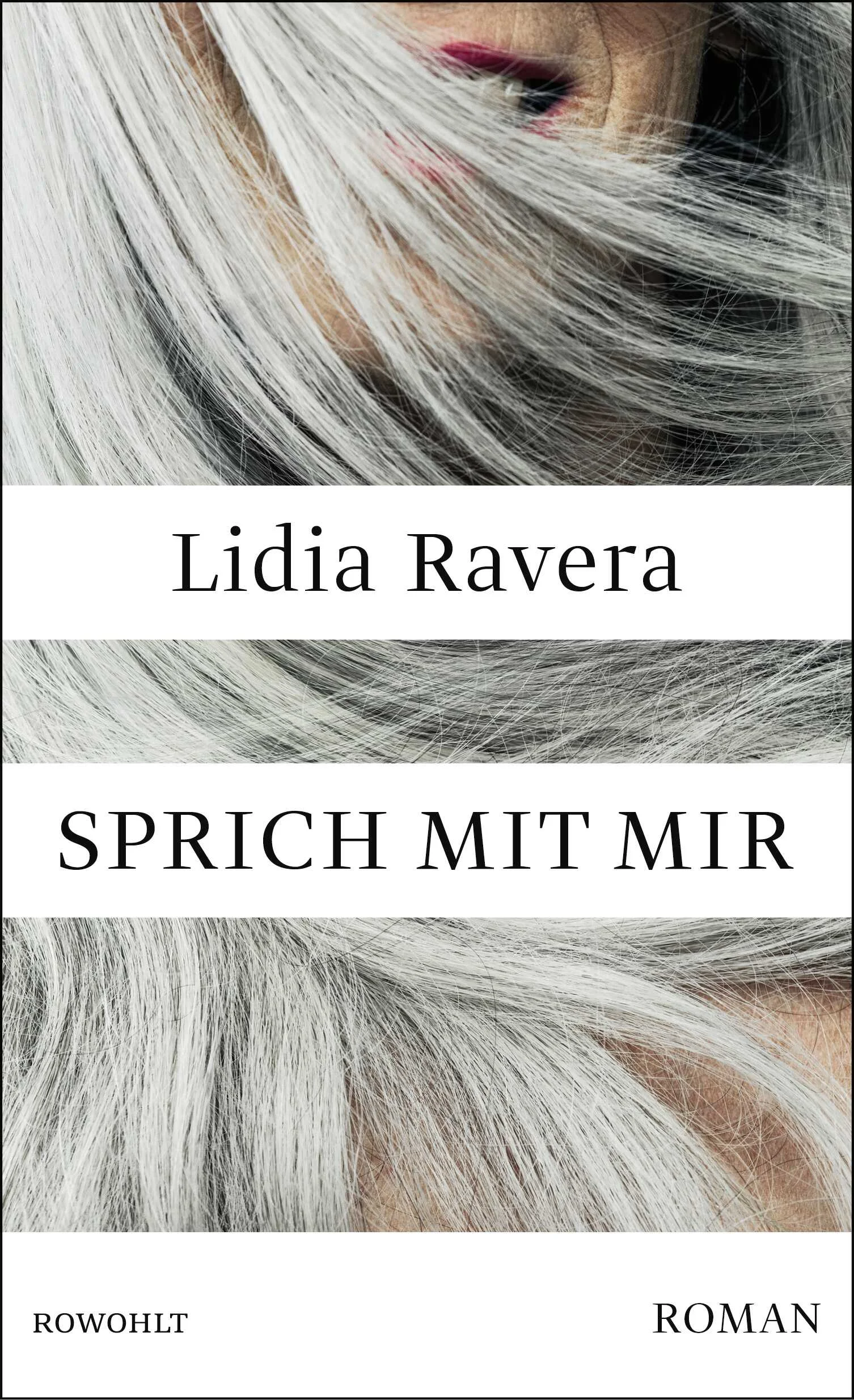 Das mitreißende Porträt einer Frau, die aus ihrer Einsamkeit gerissen und mit ihrem früheren Leben als politische Aktivistin konfrontiert wird. Ein Buch, das heute spielt, eine fremde und doch so nahe Vergangenheit heraufbeschwört und zeigt, dass Flucht nicht immer der Ausweg ist.Eine Frau über sechzig. Sie lebt zurückgezogen in einem Haus am Tiber, am Stadtrand von Rom. Eines Tages bekommt sie neue Nachbarn. Eine Familie mit zwei Kindern zieht in die Wohnung gegenüber: Die Eltern gehören zur Generation Prekariat, der Vater ist Musiker, die Mutter jobbt. Sie haben eine dreijährige Tochter und einen jugendlichen Sohn, Anhänger von Fridays for Future. Sie brauchen eine Nanny und wenden sich an die Nachbarin. Und auch wenn die ältere Dame anfangs reserviert wirkt und wenig von sich preisgibt, wird das Verhältnis nach und nach enger. Bis sie den Großvater der Kinder kennenlernt, Pietro, einen attraktiven Mann. Er erinnert sich an sie. An die blutigen Jahre des Aufruhrs, damals in den  Siebzigerjahren, als ihr Foto in allen Zeitungen war.In ihrer Jugend war die italienische Feministin Lidia Ravera die Stimme der Frauen ihrer Generation, sie schrieb in den 70er Jahren das fiktive Tagebuch «Schweine mit Flügeln», das sich weltweit über 3 Millionen mal verkaufte. Heute ist sie es wieder. 