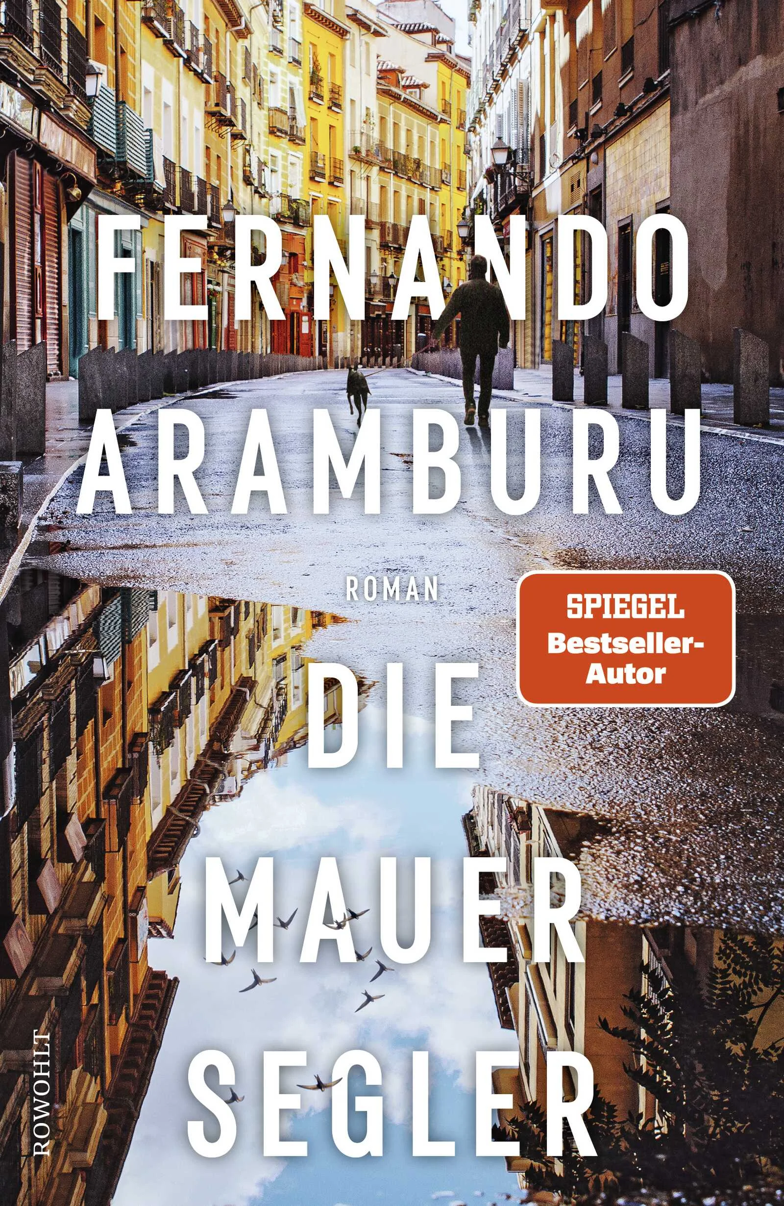 Der spanische Bestsellerautor Fernando Aramburu legt einen großen humanistischen Roman über einen Mann namens Toni vor. Toni ist ein Antiheld, der das Leben nicht liebt. Nur seinen Hund. Er fasst einen Entschluss: Er will allem ein Ende setzen. In genau 365 Tagen. Am 31. Juli beginnt das letzte Jahr, und dieser Roman hat 365 Kapitel, eins für jeden Tag. Die ersten Monate sind für Toni geprägt von Erinnerungen an seine Familie in der wechselhaften spanischen Geschichte, Beobachtungen seiner Landsleute und Erlebnissen, die ihn in seiner Weltsicht bestärken. Doch dann kommt es zu einer unerwarteten Begegnung mit einer Frau, deren Hund auch Toni heißt. Ein Zeichen! Und mit einem Mal gerät Tonis Plan ins Wanken.Voller Herzenswärme, traurig, lustig, zutiefst berührend: ein meisterhaftes Werk. Die Chronik eines Countdowns, die auf fantastische Weise von der Hoffnung auf ein glückliches Leben erzählt. Für die spanische Kritik ist es schon jetzt ein Klassiker des 21. Jahrhunderts.