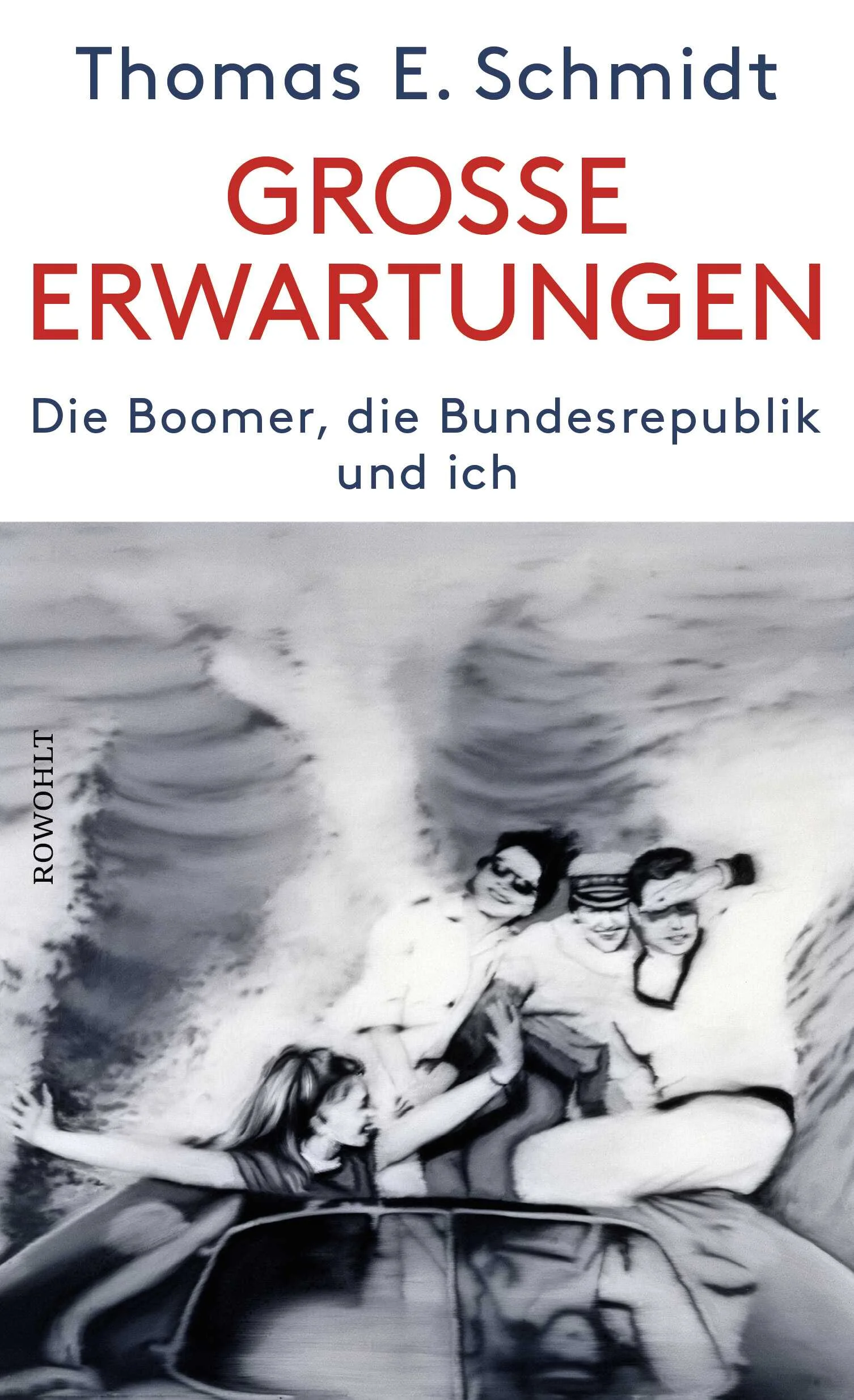 Die Babyboomer gehen in Rente. Die große Generation tritt ab, die die Bundesrepublik geprägt hat wie keine vor ihr – auf wenig aufsehenerregende, aber souveräne Weise. Die zwischen 1955 und 1969 Geborenen waren der Kindersegen und das statistisch Allgemeine, und sie waren immer mittendrin: zwischen den Ruinen des Krieges, mit Adenauer und Brandt, der RAF und dem Pop, mit Habermas und Kohl, dem Mauerfall und den Kanzlern Schröder und Merkel.  Thomas E. Schmidt ist einer von ihnen, auch er immer mittendrin. Spielerisch verfolgt er den Lebensweg der geburtenstarken Jahrgänge und schreibt dabei einen Bildungsroman der Bundesrepublik. «Im Wesentlichen haben wir unsere Aufträge erfüllt», meint Schmidt, «wir haben die Demokratie in Deutschland stabil gehalten, sind nie historisch rückfällig geworden und widerstanden nationalistischen Versuchungen.» Doch währenddessen machte diese Generation auch Karriere, sie lebte gut und verbrauchte die Ressourcen der Erde. Sie muss nun erkennen, dass die nächste Generation mit dem Erbe hadert: Dankbarkeit ist im Angesicht der Klimakrise kaum zu erwarten.Mit den Boomern vergeht auch die alte Bundesrepublik, und Thomas E. Schmidt blickt aus der eigenen Erfahrung auf die neue Gegenwart: ein autobiografischer Essay für die große Leserschaft dieser Generation, ebenso scharfsichtig wie ironisch. 