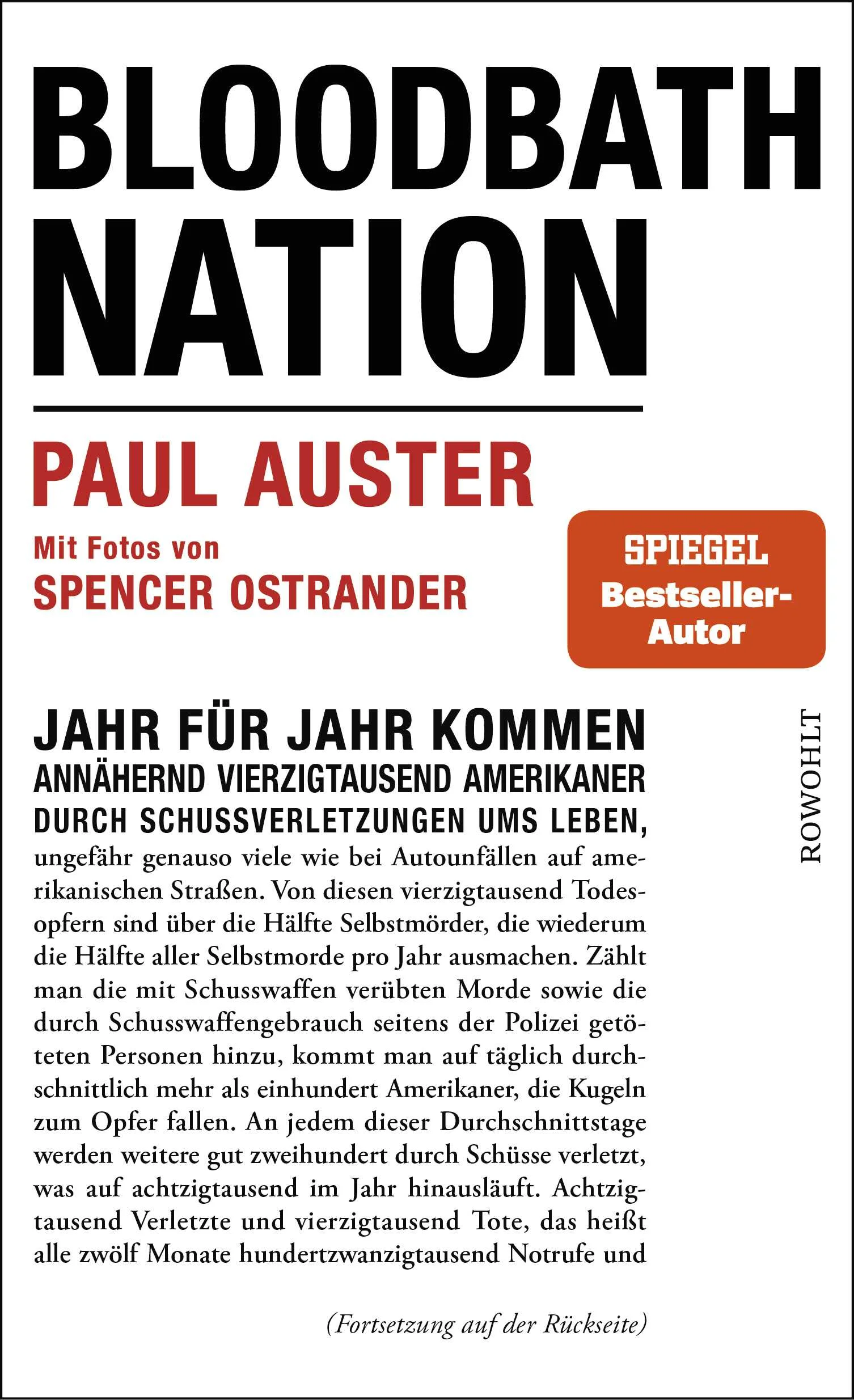 Dies ist Paul Austers sehr persönliche Abrechnung mit der Vergottung des Waffentragens in der amerikanischen Kultur und Gesellschaft. Er erzählt davon zunächst in biografischen Vignetten, beginnend bei den Spielzeugcolts der Kindheit und den Western im Fernsehen. Es folgen die ersten Einschläge im näheren Umfeld, der von der Großmutter erschossene Großvater – lange Zeit ein Familiengeheimnis, von dem Auster nur durch Zufall erfuhr.Von da aus geht er zurück in die amerikanische Geschichte und erklärt, warum die Waffe in der Hand des freien Bürgers in direkter Linie aus der Gewalt der Sklavenhaltergesellschaft hervorgegangen ist. Der Streit ums Waffentragen führt ins Zentrum der aktuellen Auseinandersetzungen um die Gestaltung des amerikanischen Gesellschaftssystems. Auster zeigt sich hier als ebenso polemischer wie klarsichtiger politischer Beobachter und Kommentator.Der Text wird begleitet von Fotos des US-Fotografen Spencer Ostrander – in ihrer Stille gespenstisch eindrückliche Schwarz-Weiß-Aufnahmen der Schauplätze bekannter Massaker. 