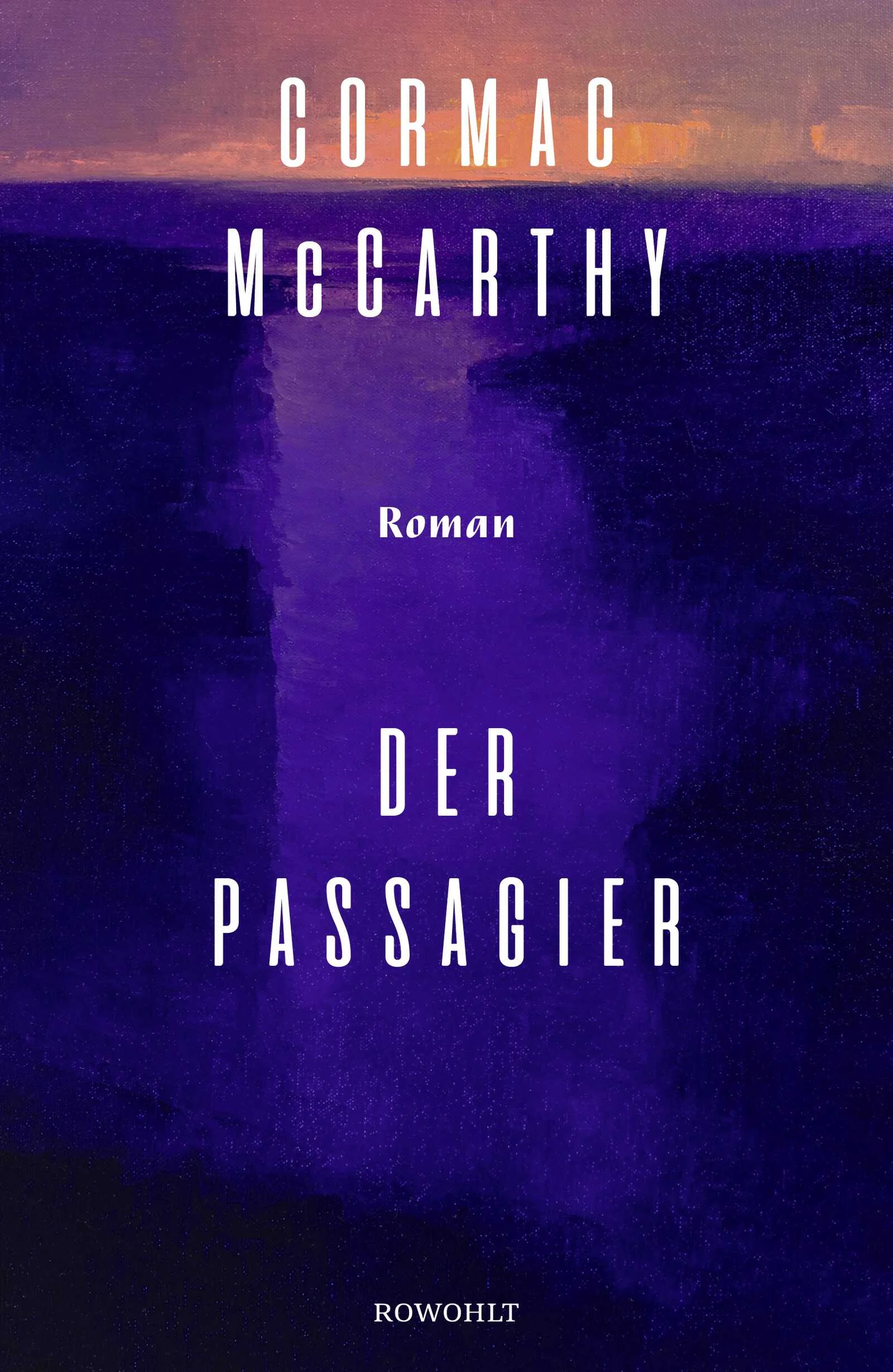 Sechzehn Jahre nach seinem Weltbestseller Die Straße kehrt Pulitzer-Preisträger Cormac McCarthy zurück mit dem ersten Teil seines zweibändigen Meisterwerks. Der Passagier und Stella Maris: Zwei Romane ohne Vorbild. Die Wahrheit des einen negiert die des anderen.1980, Pass Christian, Mississippi: Bobby Western, Bergungstaucher mit Tiefenangst, stürzt sich ins dunkle Meer und taucht hinab zu einer abgestürzten Jet Star. Im Wrack findet er neun in ihren Sitzen festgeschnallte Leichen. Es fehlen: der Flugschreiber und der zehnte Passagier. Bald mehren sich die Zeichen, dass Western in etwas Größeres geraten ist. Er wird von skrupellosen Männern mit Dienstausweisen verfolgt und heimgesucht von der Erinnerung an seinen Vater, der an der Erfindung der Atombombe beteiligt war, und von der Trauer um seine Schwester, seiner großen Liebe und seinem größten Verderben.Der Passagier führt – von den geschwätzigen Kneipen New Orleans‘ über die sumpfigen Bayous und die Einsamkeit Idahos bis zu einer verlassenen Ölplattform vor der Küste Floridas – quer durch die mythischen Räume der USA. Ein atemberaubender Roman über Moral und Wissenschaft, das Erbe von Schuld und den Wahnsinn, der das menschliche Bewusstsein ausmacht.