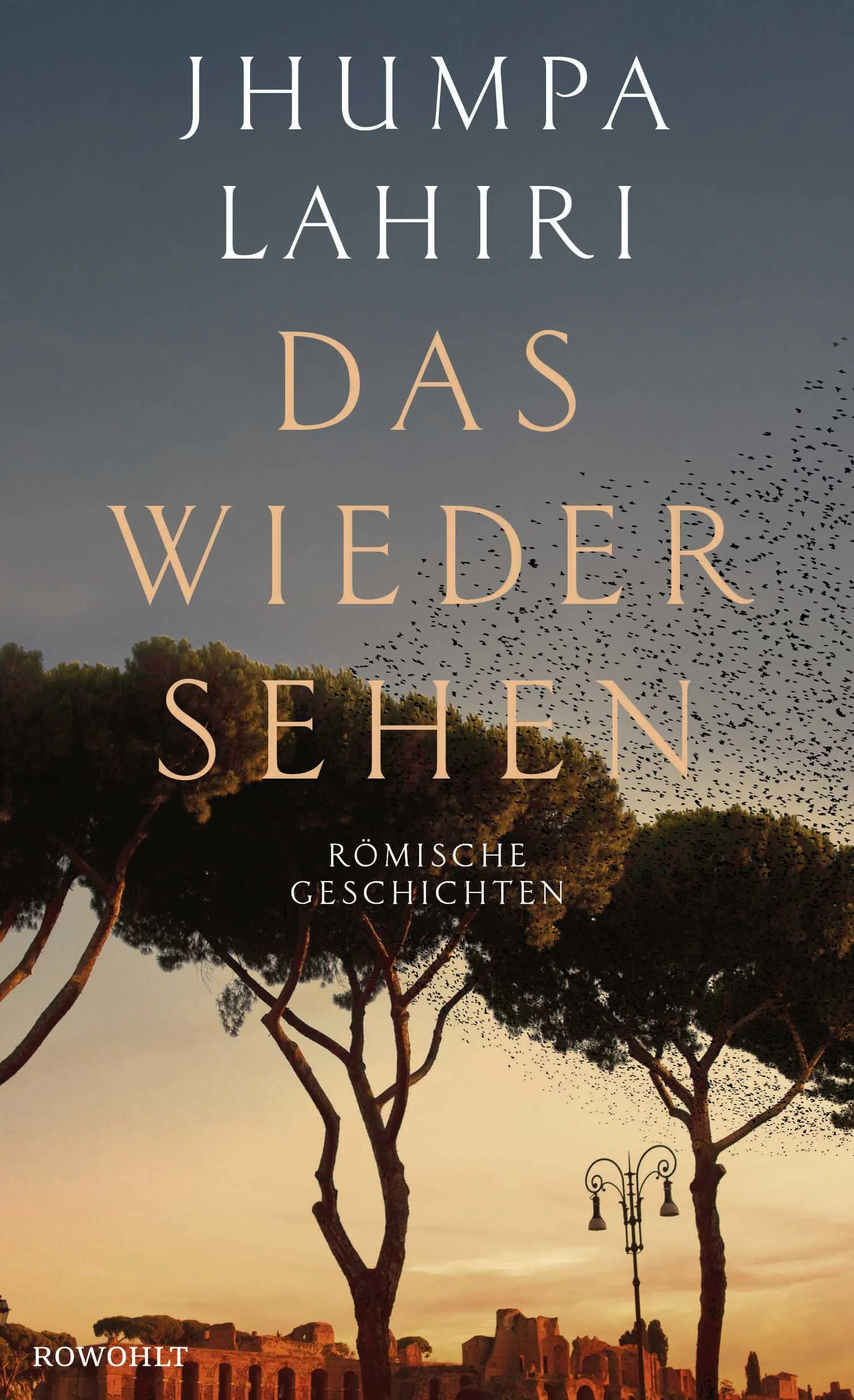 Von der Sehnsucht nach einer besseren Welt und vom Fremdsein in der schönsten aller Städte: Rom. Das neue Buch der vielfach ausgezeichneten Pulitzerpreisträgerin und «Meisterin der Kurzgeschichte» (Die Welt).Ein Mann erinnert sich an eine Sommerparty, die eine andere Version seiner selbst zum Leben erweckt hat. Ein Paar, das von einem tragischen Verlust heimgesucht wird, kehrt nach Rom zurück, um Trost zu suchen. Eine Außenseiterfamilie wird aus dem Wohnblock vertrieben, in dem sie sich niederzulassen gehofft hat. Eine Treppe in einem römischen Viertel verbindet das tägliche Leben der unzähligen Bewohnerinnen und Bewohner der Stadt. Dieses Buch ist ein eindrucksvolles Fresko von Rom, der verführerischsten Stadt von allen: widersprüchlich, in ständigem Wandel und ein Zuhause für diejenigen, die wissen, dass sie nicht ganz dazugehören können, sich aber trotzdem dafür entscheiden.«Das Wiedersehen» ist ein meisterhaftes Werk einer der großen Schriftstellerinnen unserer Zeit. Jhumpa Lahiri hat es in ihrer geliebten Wahlsprache Italienisch verfasst und erzählt wie keine andere von Heimat und Zugehörigkeit.«Eine wunderschöne, elegante Prosa, Figuren, die von Leid, Isolation, Verlust, großen und kleinen Tragödien heimgesucht werden, und vor allem eine alles durchdringende, tiefe Menschlichkeit.» Khaled Hosseini