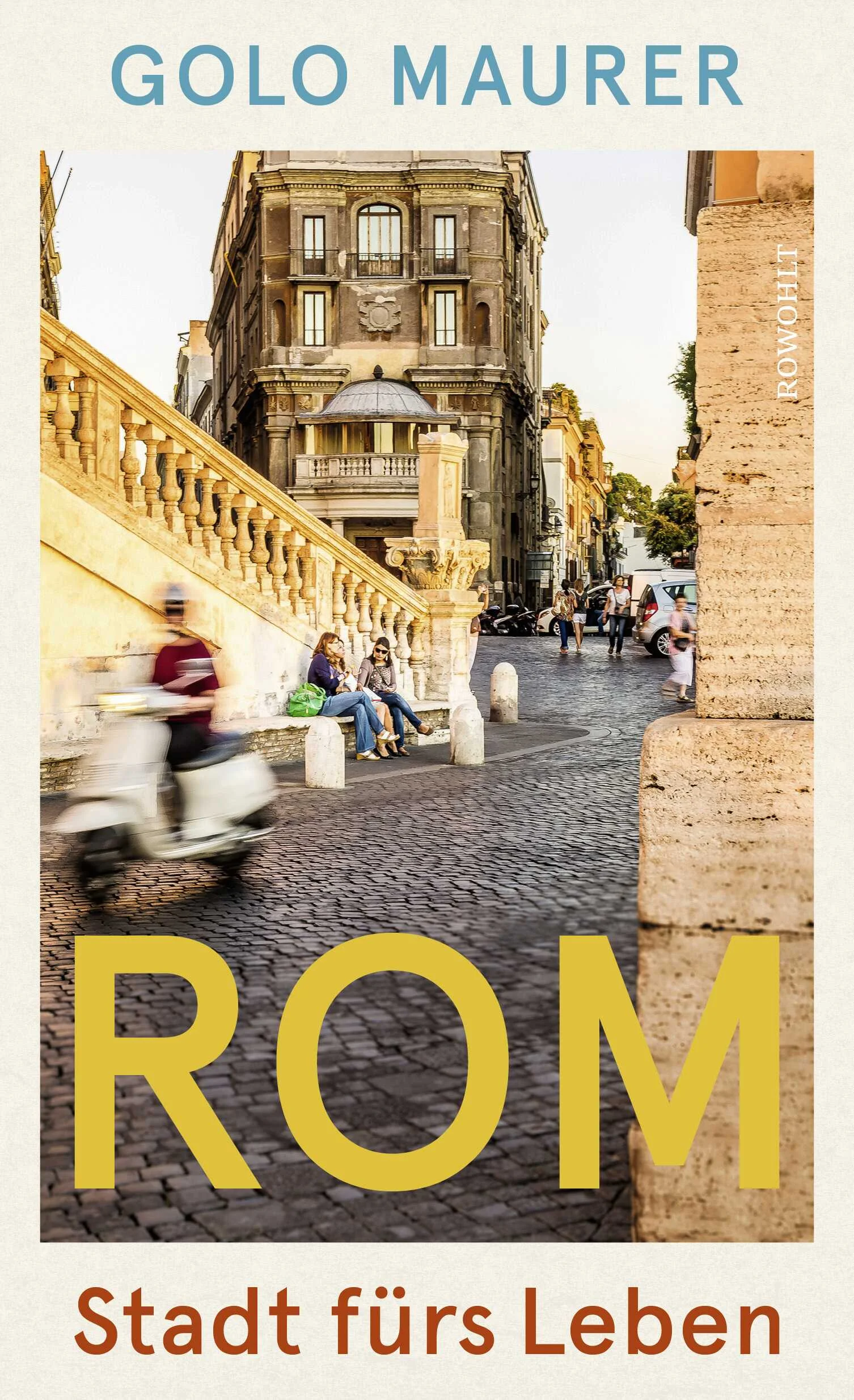 Schön ist es, von Rom zu träumen – aber wie wäre es, dort zu leben? Golo Maurer hat sich genau dazu entschlossen, und er zeigt die Stadt und das römische Leben, fern touristischer Pfade und aus eigener täglicher Erfahrung. Dabei führt der Weg durch sämtliche quartieri und über die berühmten sieben Hügel, am Tiber entlang und ins Gewimmel der Gassen. Was Zugezogene wissen sollten: dass casa weder nur «Wohnung» noch notwendig «Haus» bedeutet; worauf zu achten ist, damit die Spaghetti Vongole so betörend schmecken, wie sie es hier im besten Fall tun; was man über die italienische Politik erfährt, wenn man dem Taxifahrer aufmerksam lauscht. Und damit beginnt schon die Initiation in die römische Lebensart, zu der die Kunst des Fluchens ebenso gehört wie das si sta bene, das die Mentalität der Italiener auf unvergleichliche Weise ausdrückt.Eine leichtfüßige literarische Erkundung, die spüren lässt, wie es ist, in Rom zu leben, vielleicht gar Römer zu werden – und zeigt, was den besonderen Zauber der Ewigen Stadt ausmacht. Ein Stadtverführer für all jene, die Rom wirklich kennenlernen wollen, ob vor Ort oder als Reisende im Geiste.