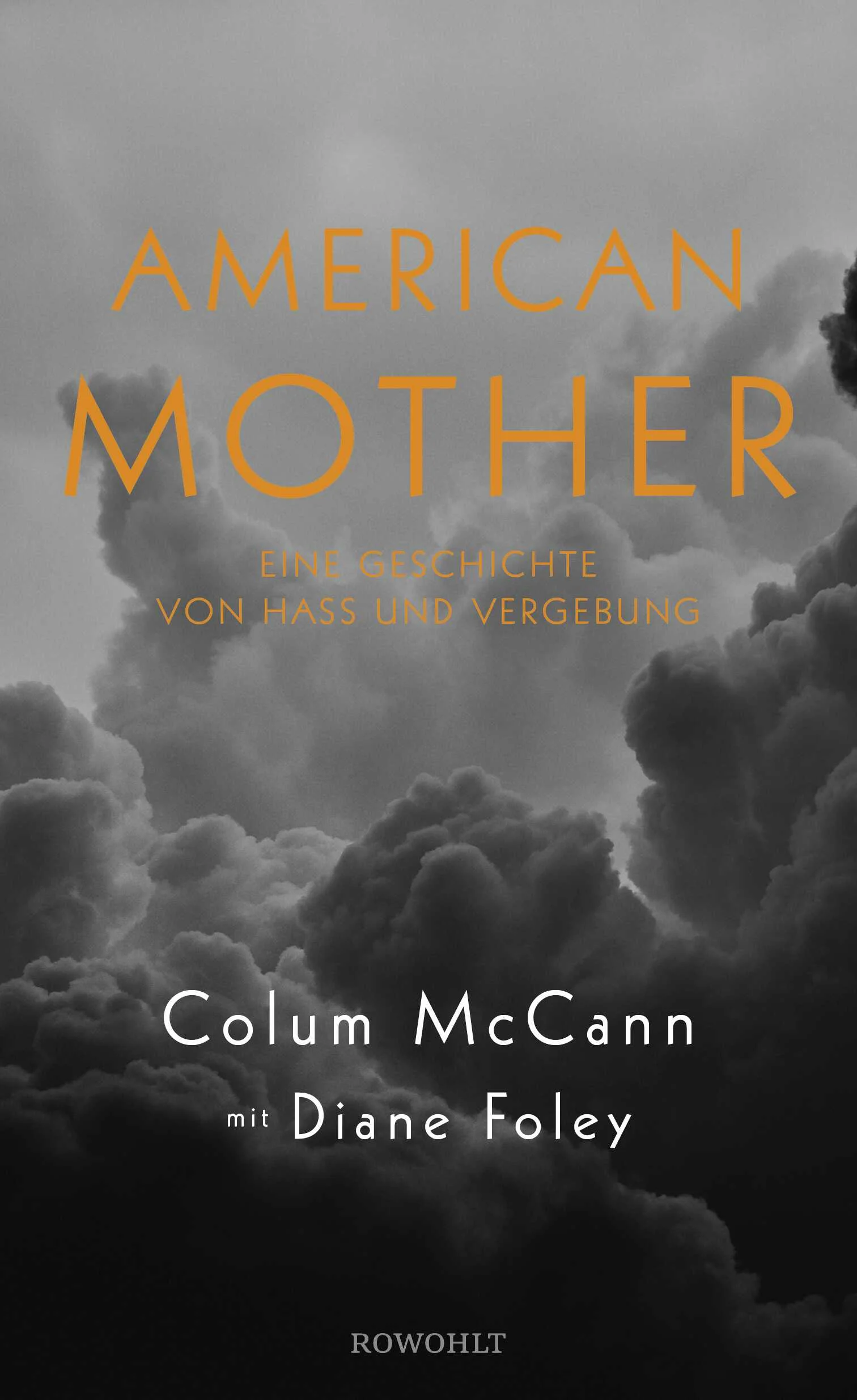 2021 sitzt Diane Foley, Mutter des 2014 durch den IS enthaupteten US-Journalisten James Foley, im Gefängnis einem Briten namens Alexanda Kotey gegenüber, der sich soeben des Kidnappings, der Folter und der Ermordung ihres Sohnes in Syrien schuldig bekannt hat. Mit dieser ungeheuerlichen Begegnung beginnt American Mother, Colum McCann hat Diane Foley für dieses Erinnerungsbuch seine Stimme geliehen.Gemeinsam lassen sie das Leben des Getöteten Revue passieren und setzen einem Mann ein Denkmal, der als Journalist über die Killing Fields dieser Welt berichtete, angetrieben vom Streben nach Wahrheit. Diane Foley will sich nicht im Hass verlieren, will nicht im Schmerz verharren. Sie kämpft für die Angehörigen von Geiseln, gegen die Trägheit der Institutionen, und ruht nicht, bis sie am Ende dem Mörder ihres Kindes ein Eingeständnis entlockt hat – und ihm die Hand reicht.«Eine atemberaubende Geschichte von Gewalt und Vergebung» Salman Rushdie  