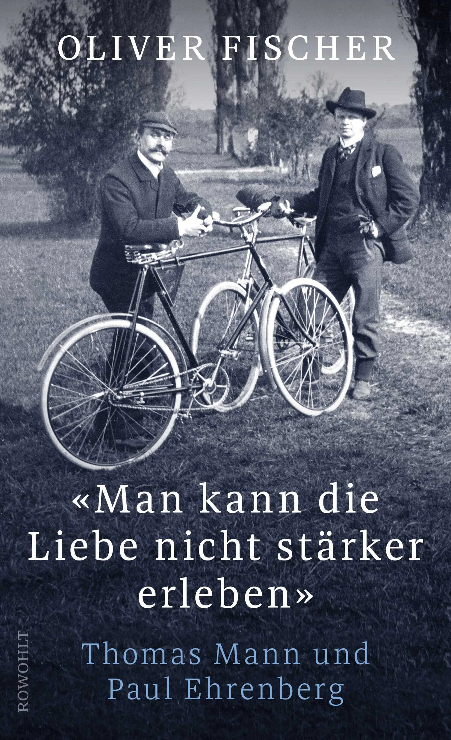 «Man kann die Liebe nicht stärker erleben», notiert Thomas Mann 1943 über seine Beziehung zu Paul Ehrenberg. Die beiden begegnen sich 1899 in einem Münchner Salon. Ehrenberg studiert Tiermalerei, Thomas Mann ist Redakteur des «Simplicissimus» und schreibt an seinem ersten Roman «Buddenbrooks». Die Begegnung reißt den schüchternen Thomas aus seiner sorgsam gepflegten Distanz. Paul besucht mit ihm Kaffeehäuser und die Schwabinger Faschingsbälle – für den Lübecker Patriziersohn eine neue Erfahrung von Leichtigkeit und Lebenslust. Vielleicht findet er bei Paul sogar körperliche Erfüllung, wie ein neuer Blick auf die Quellen zeigt. Mehrere Jahre hält diese enge Freundschaft an. Aber auch danach behalten beide füreinander große Bedeutung – auch als sich die Wege 1933 trennen: Paul bleibt in Deutschland und arrangiert sich mit den Nazis, Thomas geht ins Exil.Wie die Lebenswege der beiden verlaufen, wird von Oliver Fischer detailliert beschrieben – bis hin zum Roman «Doktor Faustus», in dem Thomas Mann der Liebe seines Lebens ein zwiespältiges Denkmal setzt: Als schillernder Geiger Rudi Schwerdtfeger geistert Paul Ehrenberg durch den Roman und wird am Ende von einer eifersüchtigen Geliebten erschossen.