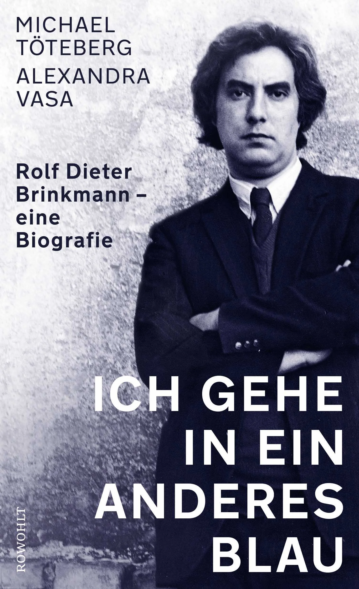 Die erste Biografie des Kultautors − basierend auf unveröffentlichten und bisher nie ausgewerteten Werken und Briefen aus dem Nachlass.Rolf Dieter Brinkmann war das Enfant terrible der deutschen Literatur, heute ist er geradezu Kult. Und doch hat sich bisher niemand daran gewagt, dieses rastlose, viel zu kurze Leben in einer Biografie zu vergegenwärtigen − wie es Michael Töteberg und Alexandra Vasa hier tun: von den frühen Jahren im kleinbürgerlich-katholischen Vechta bis zur Zeit in Köln, wo Brinkmann das Beben der 1968er-Revolte erlebt und Gedichte schreibt, die wie ein Faustschlag in die bräsige deutsche Poesie knallen; von seinem Aufenthalt in der Villa Massimo, aus dem das unerhört wütende Italien-Buch Rom, Blicke hervorgegangen ist, und dem in den USA, wo er in Texas lehrte, bis zum Opus magnum Westwärts 1 & 2 und zu Brinkmanns Unfalltod 1975 in London.Michael Töteberg und Alexandra Vasa konnten erstmals Einsicht nehmen in den bislang unter Verschluss gehaltenen Nachlass, unveröffentlichte literarische Werke und Briefe auswerten. Aus Gesprächen mit Zeitzeugen und engen Freunden Brinkmanns entsteht ein Bild seiner Persönlichkeit: unbequem, radikal, kompromisslos, zugleich aber sensibel und empathisch. Ein wilder Provokateur, zärtlicher Familienvater – und der vielleicht bedeutendste deutsche Lyriker seit Brecht und Benn.