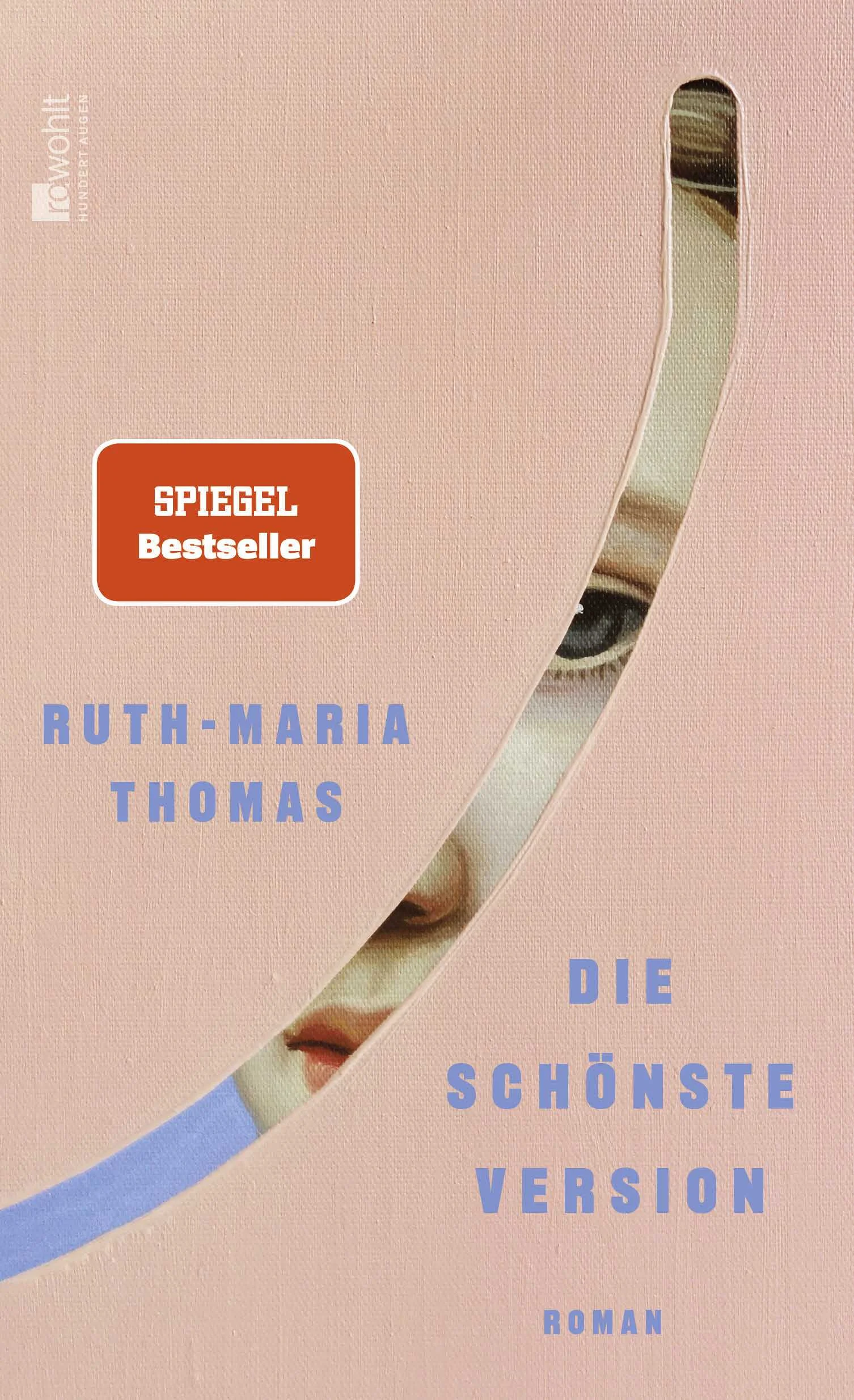 Nominiert für den Deutschen Buchpreis 2024 und für den aspekte-Literaturpreis 2024Die späten Nullerjahre, frühen 2010er Jahre in einer ostdeutschen Kleinstadt: Die schönste Version erzählt die Geschichte von Jella und Yannick, von der ersten großen Liebe, die alles richtig machen will. Bis es kippt. Wieder zurück in ihrem Kinderzimmer fragt Jella sich, wie es so weit kommen konnte. Sie schaut noch einmal genauer hin: auf ihr Aufwachsen in der Lausitz. Kleinstadt und Kiesgruben, Gangsterrap und Glitzerlipgloss. Auf Freundinnen, die sie durch so vieles trugen. Und auf den Moment, in dem Yannicks Hände sich um ihren Hals schlossen.Die schönste Version ist die Geschichte eines Erwachens, Erkennens, Anklagens, eine große Introspektion: Ruth-Maria Thomas schreibt über das Frauwerden, Frausein, von Körpern, Begierden und tiefen Abgründen. Mit stilistischer Brillanz, großer Leichtigkeit und Drastik erzählt Ruth-Maria Thomas in ihrem funkelnden Debütroman von den schönsten Dingen. Und den schrecklichsten.«Ein bedrückend-berückendes Generationenporträt der Millennials» FAZ«Ich bin beeindruckt – von der Intensität dieses Romans und der Hartnäckigkeit, mit der Ruth-Maria Thomas das Schicksal ihrer Heldin Jella zu ergründen sucht.» Julia Schoch (Das Liebespaar des Jahrhunderts, dtv 2023) «Ich wünschte, es hätte dieses Buch schon in meiner Nachwendejugend gegeben. Hier steckt so viel Wissen drin, was damals schmerzlich fehlte.» Hendrik Bolz (Nullerjahre, Kiwi 2022) «Dieser Roman ist jetzt schon eines meiner Highlights 2024. Ein Muss für uns und wirklich jeden Mann, der ansatzweise verstehen möchte, wie das Aufwachsen als Frau im Patriarchat uns kaputtmachen kann.» Louisa Dellert