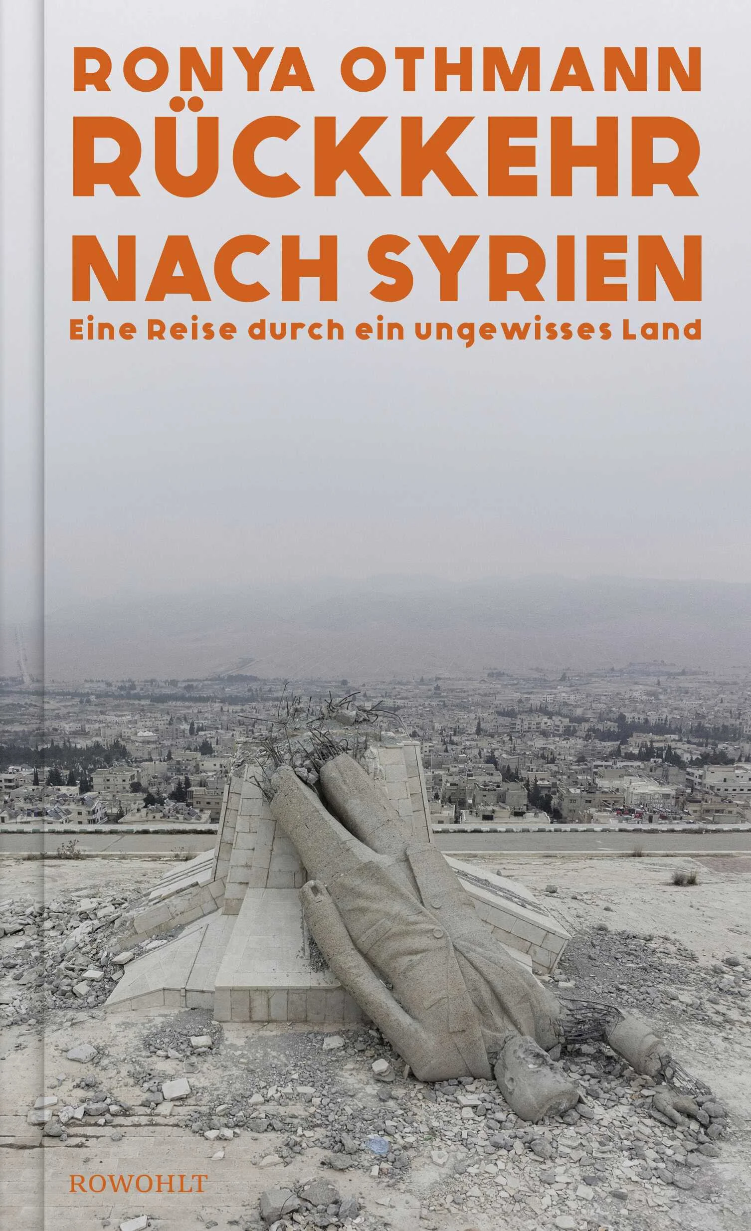 «Das könnte das neue Syrien sein.» Eine erhellende Reisereportage, die persönliche Erkundung eines historischen Umbruchsmoments.«Assad ist weg. Das Regime ist gefallen. Das Regime, vor dem mein Vater – ein staatenloser jesidischer Kurde – 1980 aus Syrien floh. Ich kenne das Land von Besuchen bei meinen Großeltern in meiner Kindheit. Ein Land, in dem an jeder Ecke das Porträt des Diktators und seines Vaters hing, ein Land, über das eine Familie herrschte wie ein Mafia-Clan. 54 Jahre lang.»Wenige Wochen nach dem Sturz Assads ist Ronya Othmann mit ihrem Vater nach Syrien gereist: auf den Spuren der jüngsten Ereignisse, durch ein Land, das sich selbst fremd geworden zu sein scheint. Und überall hat sie mit Menschen, gleich, welcher Zugehörigkeit, gesprochen – Menschen, die zwischen Angst und Hoffnung wieder an eine Zukunft glauben wollen.