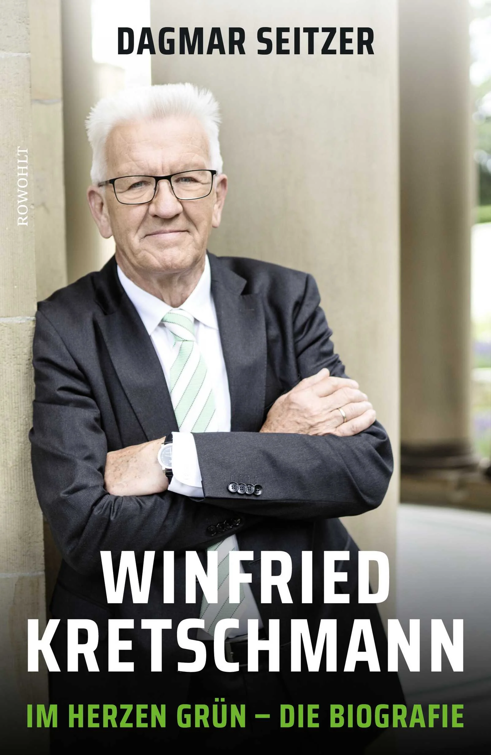 Die Biographie des letzten großen Grünen15 Jahre lang hat Winfried Kretschmann die Geschicke seines Heimatlandes Baden-Württemberg geführt, mit seiner Wahl schienen die Grünen in der Mitte der Gesellschaft angekommen zu sein. Doch der erste Ministerpräsident der Grünen ist bis heute auch ihr einziger geblieben, die Zukunft nach seinem Rücktritt zur kommenden Landtagswahl 2026 unklar. Mit Kretschmann endet eine Ära. Dagmar Seitzer erzählt erstmals seine ganze Geschichte: von der Kindheit in einer Flüchtlingsfamilie in Schwaben, dem drohenden Berufsverbot als Kommunist nach der Unizeit, über die hitzigen Anfangsjahre der Grünen bis hin zur entscheidenden Landtagswahl 2011 und der ersten grün-schwarzen Koalition. Basierend auf zahlreichen Einzelgesprächen mit Kretschmann, seiner Familie, politischen Begleitern und Rivalen, beschreibt sie in bisher unbekannter Tiefe die wichtigsten Stationen im Leben dieses Ausnahmepolitikers, und darüber hinaus ein Stück deutscher Geschichte. Es ist das Porträt eines Mannes, der wie kein Zweiter die Stimmung im Land erfassen konnte und mit seiner Politik des Gehörtwerdens ein neues Regierungsverständnis etablierte.Mit zahlreichen Abbildungen im 16-seitigen Bildteil. 