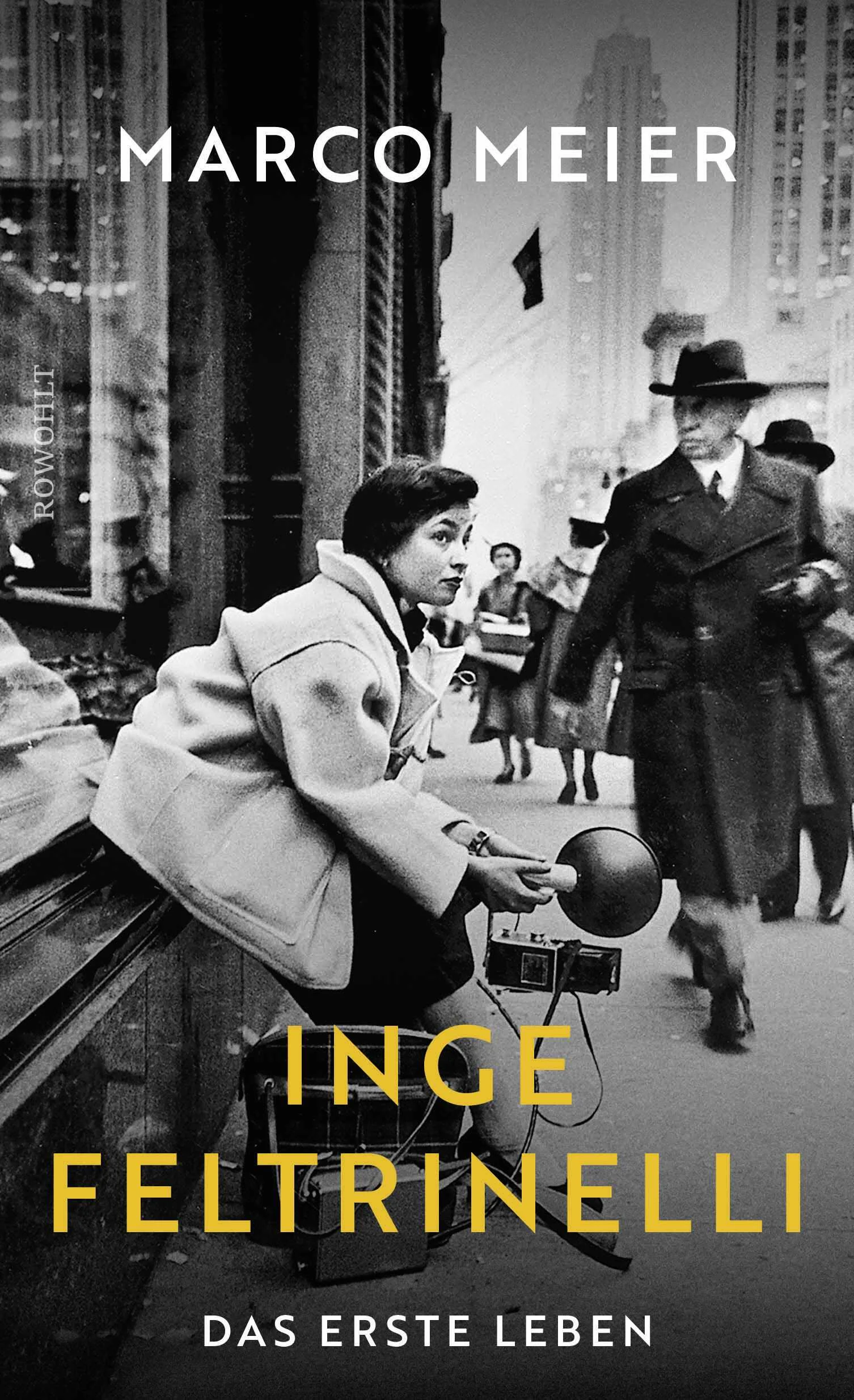 Eine ungewöhnliche, schillernde Frauenbiographie: Das erste Leben der späteren Verlegerin Inge FeltrinelliDie junge Inge Schönthal stolpert eher in ihren Beruf als Fotografin, als dass sie ihn sich ausgesucht hat. Und doch ist es eine Fügung des Schicksals, als sie in Hamburg bei Rosmarie Pierer die Kamera zum ersten Mal in die Hand nimmt. Es klickt – und Inge stürzt sich fortan mit Mut, Ehrgeiz und Durchhaltevermögen in die männerdominierte Welt des Fotojournalismus der 1950er-Jahre. Mit ihrem Gespür für Motive und Menschen und einer großen Portion Abenteuerlust erobert sie in atemberaubendem Tempo die Konferenzräume großer Zeitschriften, sie reist für Fotoreportagen um die halbe Welt, verbringt auf Kuba Zeit mit Hemingway, porträtiert Picasso in Frankreich, erwischt Greta Garbo an einer Ampel in New York und hält in Hamburg Einzug in die intellektuellen Zirkel der pulsierenden Stadt. Bis eine folgenreiche Begegnung beim Verleger Heinrich Maria Ledig-Rowohlt mit dem italienischen Verleger und glühenden Kommunisten Giangiacomo Feltrinelli ihrem Leben eine andere Wendung gibt.«Inge Feltrinelli war die letzte Königin der Verlagswelt». (FAZ)«Wenn sie kam (meist orange gekleidet), ging ein Sonnenstrahlen von ihr aus. Die vor Lebenslust sprühende, die lustige und laute, schicke, unkonventionelle, charmante, exzentrische Inge».  (Susanne Schüssler, Die Zeit)«Inge Feltrinelli witzug, schnell, frivol wie immer». (Fritz J. Raddatz, Tagebücher)