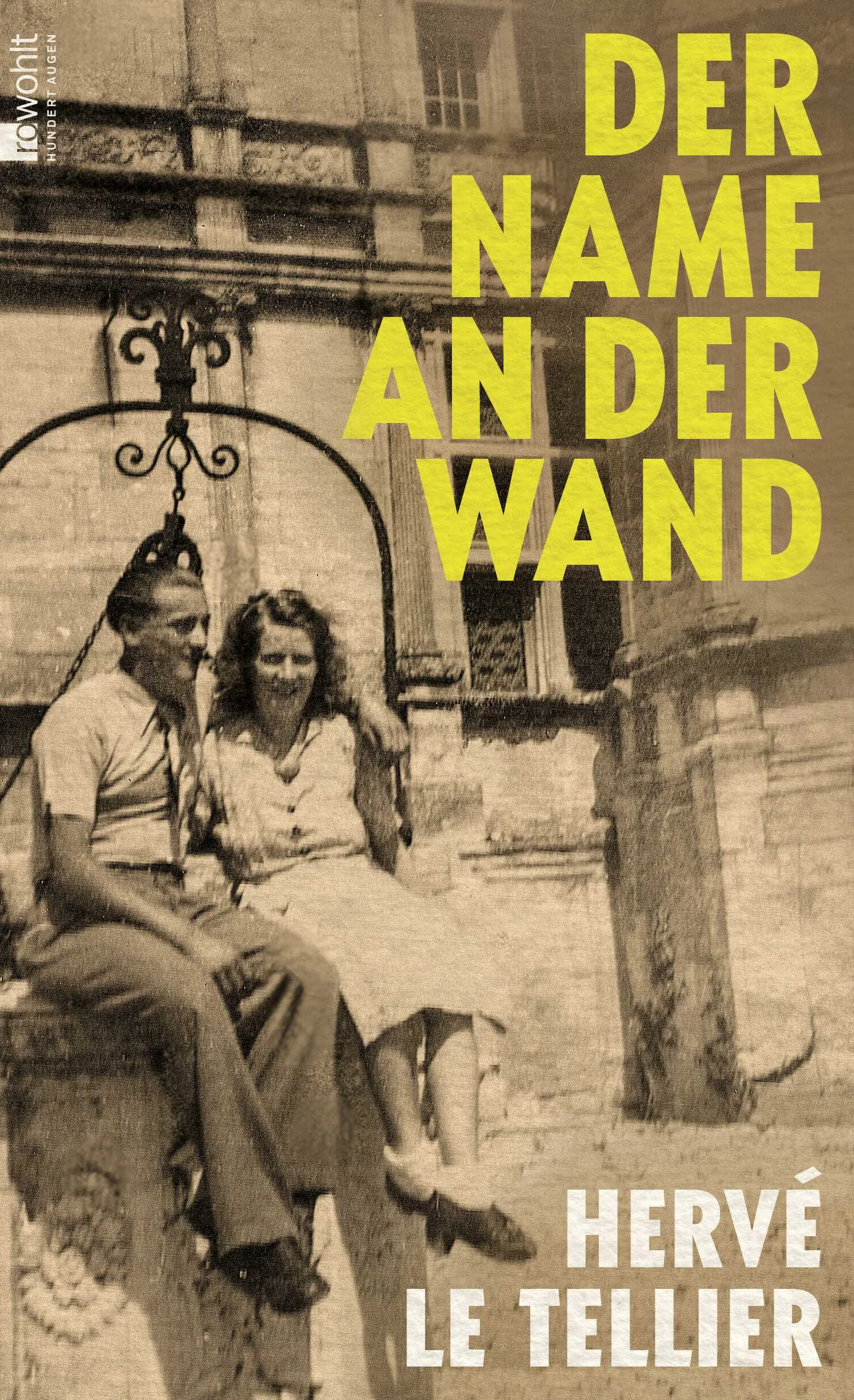 Das mit Spannung erwartete neue Buch des Goncourt-Preisträgers nach seinem Welterfolg «Die Anomalie»: In Frankreich ist «Der Name an der Wand» ein gefeierter Bestseller und großer Presseerfolg.Le Tellier sucht ein neues Zuhause in Südfrankreich, in der Nähe der Alpen, er will Wurzeln schlagen. Im beschaulichen Dorf La Paillette findet er ein Haus, früher eine Keramikwerkstatt. An einer der Mauern ist ein Name eingeritzt: André Chaix, der zwanzig war und in der Résistance, als er von den Deutschen erschossen wurde. Le Tellier macht sich auf die Suche. Bei einer Ausstellung über den Widerstand in der Region stößt er erneut auf André Chaix. Man übergibt ihm eine Schachtel mit Briefen, Bildern, persönlichen Gegenständen: Wer war dieser junge Mann? Was für ein Leben führte er, wer war seine erste große Liebe, was hat ihn bewegt, seine Existenz im Kampf gegen die Besatzer aufs Spiel zu setzen?Dieses Buch verwebt persönliche Geschichten und europäische Historie. Ein Text, der uns in einer Zeit neuer Kriegsangst berührt, aber auch tröstet. Im Mittelpunkt ein Mann, der nicht mitgemacht hat. «Ein Geschenk der Literatur an die Geschichtswissenschaft» Welt am Sonntag«Le Tellier ist ein hinreißendes Buch gelungen, in dem man sich lange verlieren möchte.» taz«Ein unheimliches spannendes Buch, sehr packend, sehr beeindruckend, sehr gut übersetzt.» Deutschlandfunk«Der Autor spürt einen Résistancekämpfer auf, der 1944 getötet wurde. Eine Figur, die ihn berührt, und die Leser und Leserinnen mit ihm.» Le Monde«Le Tellier gehört zu den virtuosesten Spielern der zeitgenössischen Literatur.» Richard Kämmerlings, Die Welt«Ein prächtiger Text von erschütternder Schönheit und Menschlichkeit, der mitten ins Herz trifft.» Lire