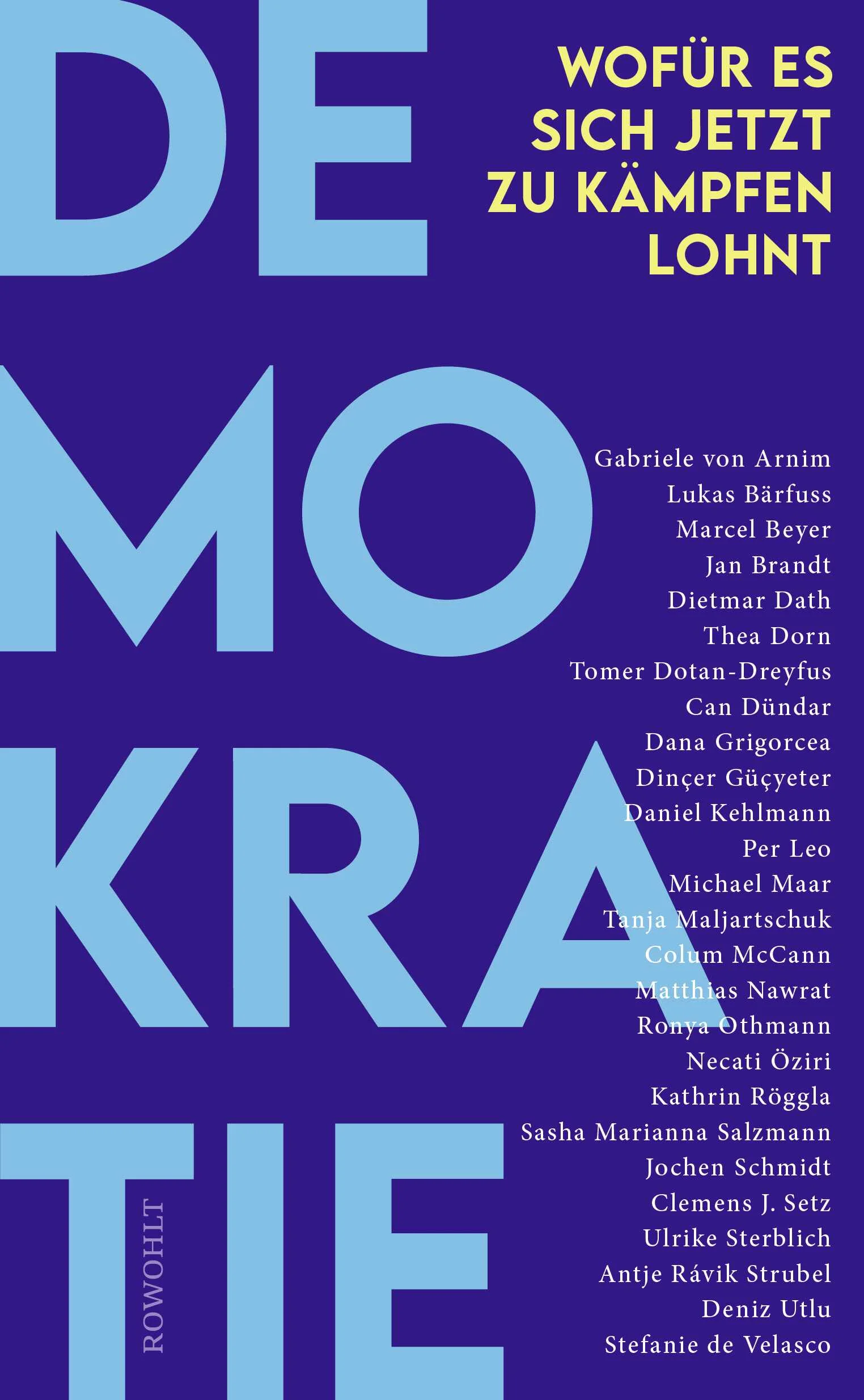 26 Antworten auf die Frage, wie wir den Gefahren und Bedrohungen für die Demokratie und die offene Gesellschaft begegnen könnenWahlsiege extremistischer Parteien, Angriffe auf Politiker, offener Antisemitismus und Fremdenhass: Wir spüren immer deutlicher, Demokratie, Grundrechte und Rechtsstaatlichkeit sind keine Selbstverständlichkeit, sie müssen geschützt und verteidigt werden. Die Bedrohung ist konkret, doch was ist es eigentlich genau, das es zu verteidigen gilt und wofür es sich zu kämpfen lohnt? Was steht hier und jetzt auf dem Spiel, für jeden Einzelnen und jede Einzelne? Das ist der Ausgangspunkt für 26 Autorinnen und Autoren, die sich dem Thema auf sehr unterschiedliche, dabei durchweg persönliche und stets erhellende Weise widmen.Mit Beiträgen von Gabriele von Arnim, Lukas Bärfuss, Marcel Beyer, Jan Brandt, Dietmar Dath, Thea Dorn, Tomer Dotan-Dreyfus, Can Dündar, Dana Grigorcea, Dinçer Güçyeter, Daniel Kehlmann, Per Leo, Michael Maar, Tanja Maljartschuk, Colum McCann, Matthias Nawrat, Ronya Othmann, Necati Öziri, Kathrin Röggla, Sasha Marianna Salzmann, Jochen Schmidt, Clemens J. Setz, Ulrike Sterblich, Antje Rávik Strubel, Deniz Utlu und Stefanie de Velasco.