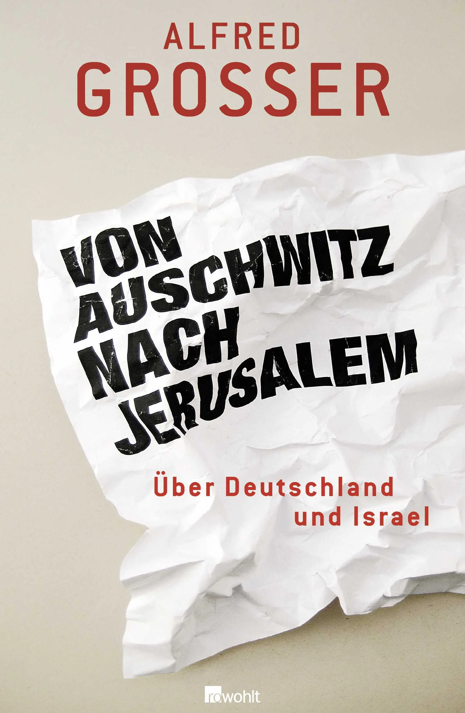 Der Gaza-Krieg hat die Fragen wieder aufgeworfen:Wie scharf darf man Israel kritisieren? Messen die Israel-Kritiker mit zweierlei Maß – oder die Israel-Verteidiger? Und wann ist die Grenze zum Antisemitismus überschritten?Wenn es um den jüdischen Staat geht, kochen sechzig Jahre nach dessen Gründung die Emotionen regelmäßig hoch. Zumal insbesondere in Deutschland bei der Debatte unterschiedliche Auffassungen darüber aufeinanderprallen, welche Lehren aus Auschwitz zu ziehen sind. Aus der Per spektive eines Franzosen, der als jüdischer Deutscher geboren wurde, bringt Alfred Grosser Klarheit in dieses von Polemik, Unter stellungen und Verzerrungen geprägte Feld.