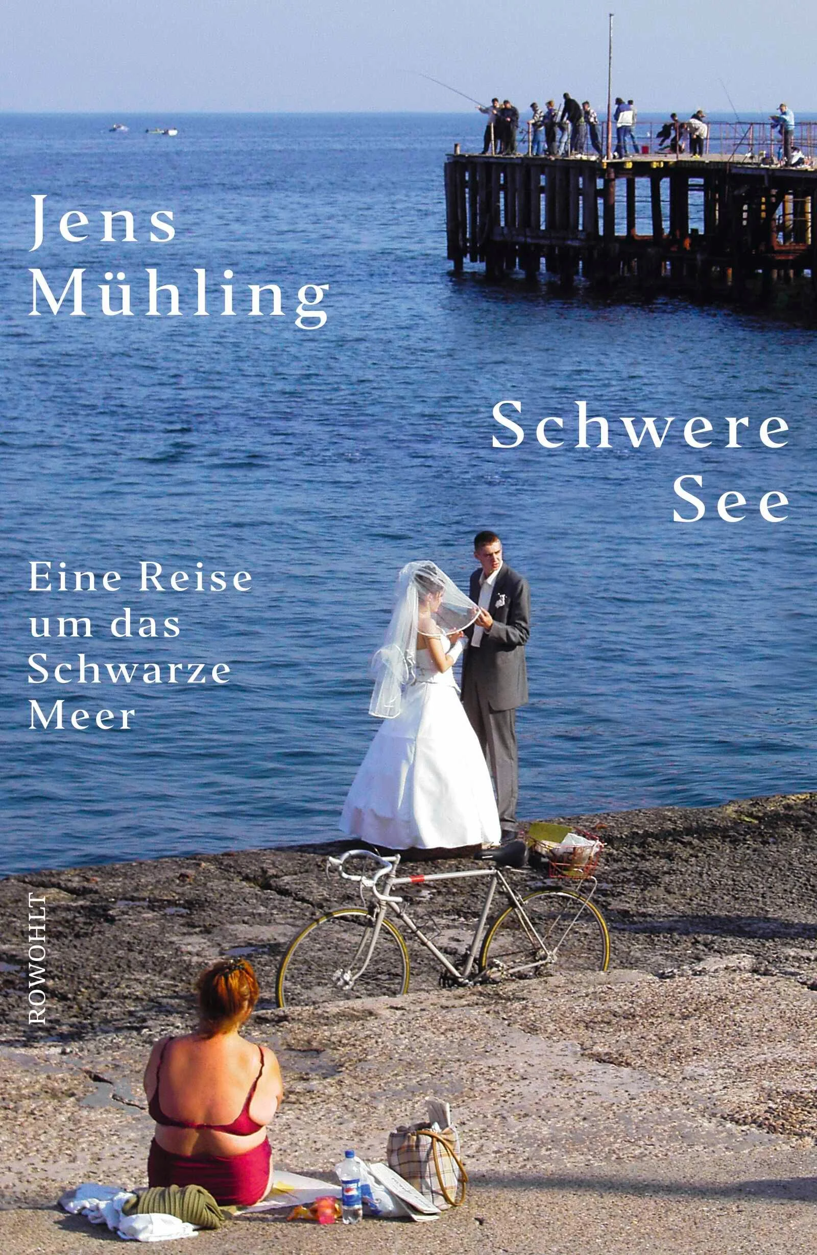 Aus großer Nähe, relevant, poetisch, humorvoll und eindringlich erzählt Jens Mühling von einem Meer zwischen den Trennlinien Europas, von seinen Ufer- und Wasserbewohnern, seinen Strömungen und Migrationswegen, seiner Vergangenheit und Zukunft – und führt uns vor Augen, dass alle Grenzen letztlich fließende sind.«Ich habe das Schwarze Meer von allen Seiten gesehen, und von keiner Seite war es schwarz. Es war silbrig, als ich im Frühling die noch menschenleeren Strände der russischen Kaukasusküste entlangfuhr. Es wurde blau, als ich im Mai Georgien erreichte. In der Türkei schien es dem Grün der Teeplantagen und Haselnussfelder an seinen Ufern ähnlicher zu werden, und grün blieb es, bis ich im Spätsommer den Bosporus erreichte. Die ersten Herbststürme färbten es braun, als über der Küste Bulgariens die Vögel südwärts und die Touristen heimwärts zogen. Im rumänischen Donaudelta schien der Himmel so tief über dem Meer zu hängen, dass sein bleierner Ton auf das Wasser abfärbte. Als ich die Ukraine erreichte, schoben die Wellen schmutzgraue Eisschollen über die Strände. Erst auf der Krim hellte die Wintersonne das Meer wieder auf, und hier nahm es den Ton an, den es in meiner Erinnerung immer haben wird: ein trübes, milchiges Grün, wie ein Sud aus Algen und Sonnencreme.» 