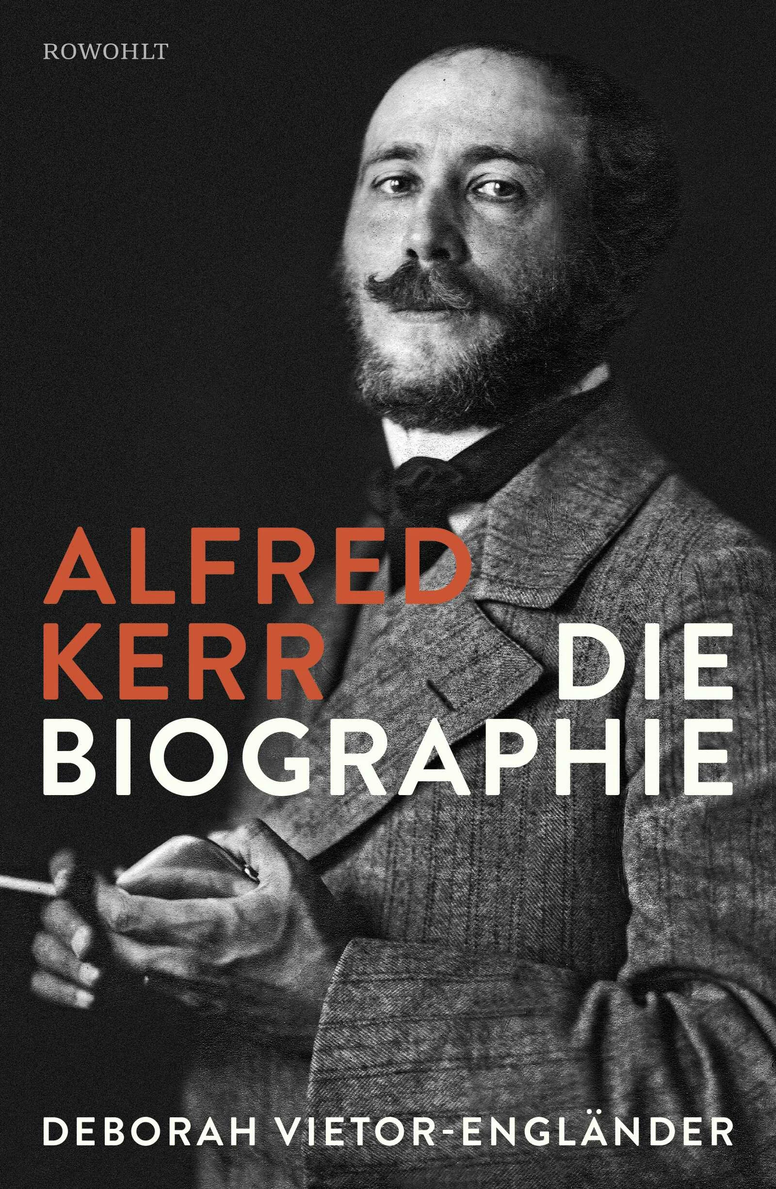 Alfred Kerr ist uns in Erinnerung als der einflussreichste Theaterkritiker Deutschlands im 20. Jahrhundert. Er rühmte Henrik Ibsen als den Ahnherrn der Moderne, kämpfte für Gerhart Hauptmann, Arthur Schnitzler, Frank Wedekind, George Bernard Shaw, entdeckte Robert Musil, stritt gegen den Talmiruhm Hermann Sudermanns, kämpfte mit Bertolt Brecht, verspottete Karl Kraus und setzte gegen Thomas Manns endlose Sätze seine knappen, treffenden, die deutsche Sprache präzisierenden Sentenzen. Er war um 1910 verehrt von den jungen Dichtern, kämpfte in der Republik gegen Rückwärtserei und die Nazis. Goebbels hasste ihn so sehr, dass Kerr sich 1933 ins Exil retten musste. Die Jahre in Paris und London waren ein Sturz in Not und Elend.Deborah Vietor Engländer erschließt in dieser Biographie zum ersten Mal das ganze, zum Teil unbekannte Leben und Wirken Alfred Kerrs, nutzt unbekannte Quellen und rückt uns diesen Streiter, der aus Lessings Geist lebte und mit dem Sprachwitz Heinrich Heines schrieb, wieder nah. Sie zeigt, welche Höhe dieser lebensdurstige Mensch erreichte und wie jäh sein Absturz war. Kerrs Biographie spiegelt exemplarisch das Leben jener jungen jüdischen Generation, die um 1880 aufbrach, um an der deutschen Kultur endlich teilzunehmen. Alfred Kerr starb 1948 in Hamburg, am Beginn einer Vortragsreise, als wollte ihn das Schicksal zurückführen in das Land, für dessen geistige Freiheit er stritt und das er nie vergaß.Seine von Günther Rühle in der Breslauer Zeitung der Jahrhundertwende entdeckten «Berliner Briefe» («Wo liegt Berlin?», erschienen 1997) führten zu Alfred Kerrs Neuentdeckung. Im Literarischen Quartett verkündete Marcel Reich-Ranicki damals: «Die Geschichte des deutschen Feuilletons muss nach diesem Buch neu geschrieben werden.»Die exemplarische Geschichte eines großen Schriftstellers, dessen glänzende Karriere die Nazis gewaltsam beendeten.