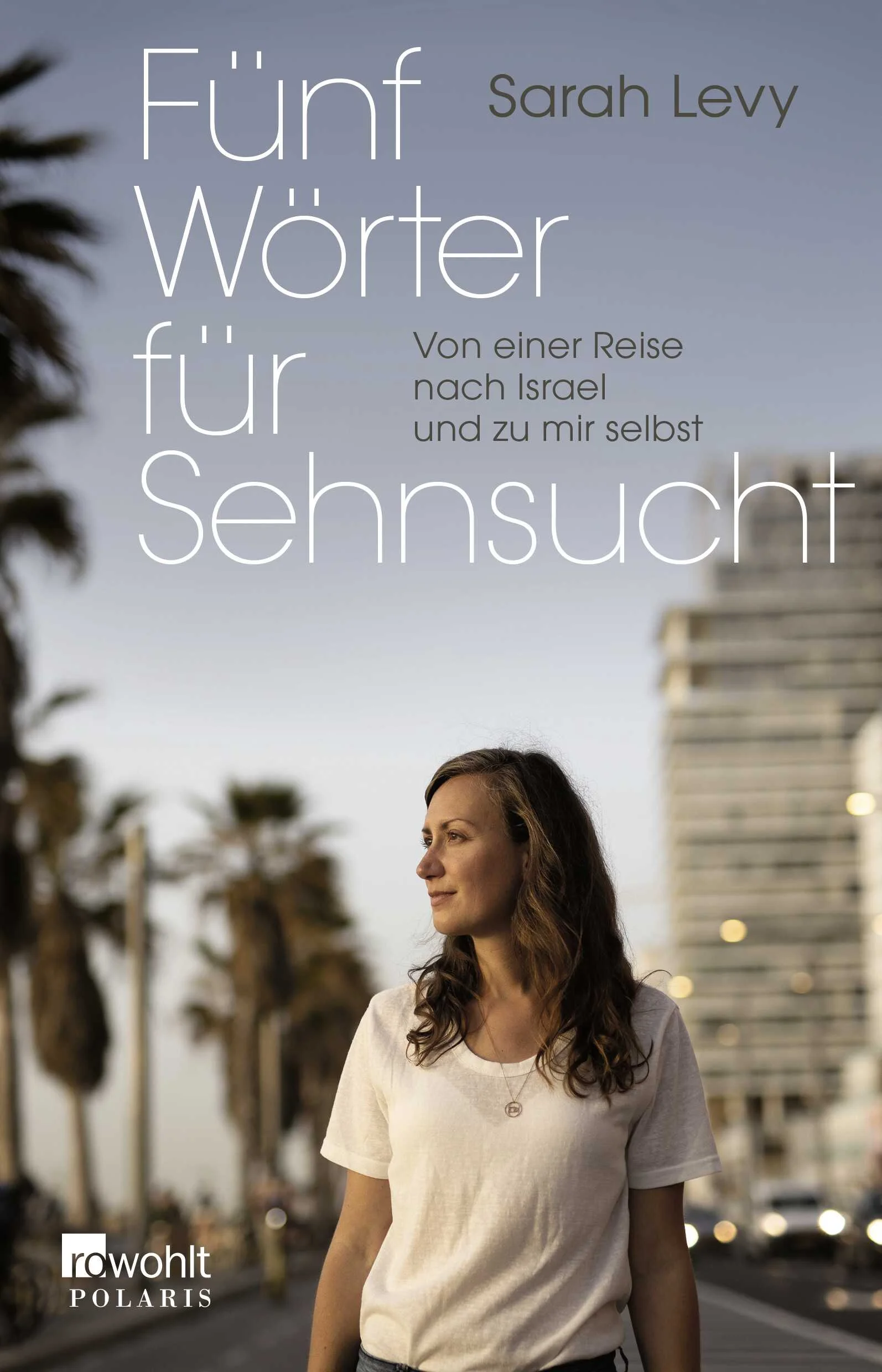 Eine Reise nach Tel Aviv verändert Sarah Levys Blick auf Israel – aus dem Urlaubsort ihrer Kindheit, Heimat ihrer jüdischen Familie und Konfliktschauplatz wird ein Sehnsuchtsort voller Wärme und inspirierender Begegnungen. Mit 33 entscheidet sie, ihr Leben in Hamburg hinter sich zu lassen, und zieht nach Tel Aviv. Inmitten der Corona-Pandemie durchlebt sie Mentalitätsklüfte, frustrierende Sprachlosigkeit und das liebevolle Chaos israelischer Familientreffen. Im Stadtteil Yafo begegnet sie nicht nur herzlich-warmen Israelis, die ihr ständig Tupperdosen mit Rote-Bete-Salat und dramatische Lebensgeschichten aufdrängen, sondern auch einer tief gespaltenen Gesellschaft.Eine Geschichte darüber, was Mut bedeuten kann.