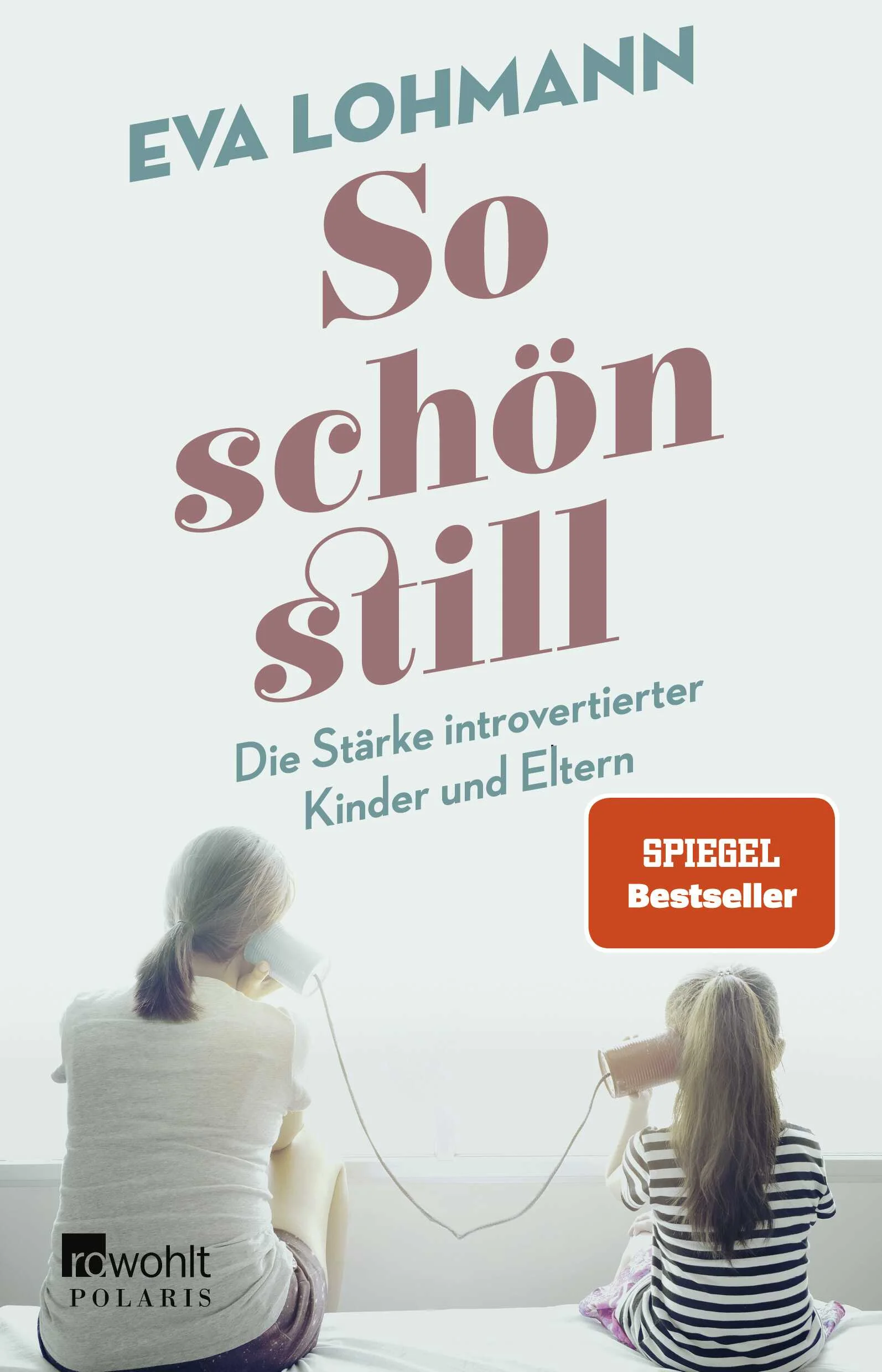 Wie ein Reh auf einem Rockkonzert ... - so beschreibt Eva Lohmann das Gefühl, sich als leises Kind in dieser Welt zu bewegen. Anhand ihrer eigenen Geschichte erzählt sie, wie anstrengend das manchmal sein kann. Aber auch, wie tiefgründig und nachdenklich, kreativ und sensibel introvertierte Kinder sind. So schön still nimmt Eltern die Sorge, ihre ruhigen Kinder könnten in dieser lauten Welt übersehen werden. Es erklärt, was hinter der Sehnsucht nach Stille steckt und wie man seinem Kind Schutzräume bauen kann. Im Kindergarten, in der Schule und im Familienalltag. Und wenn stille Menschen selbst Eltern werden? Dann haben auch sie ein Recht auf Ruhe. Lohmann zeigt Wege auf, dieses Recht liebevoll durchzusetzen, ohne dass der Rest der Familie dabei auf der Strecke bleibt.Ein Buch für alle leisen Menschen in dieser lauten Welt.