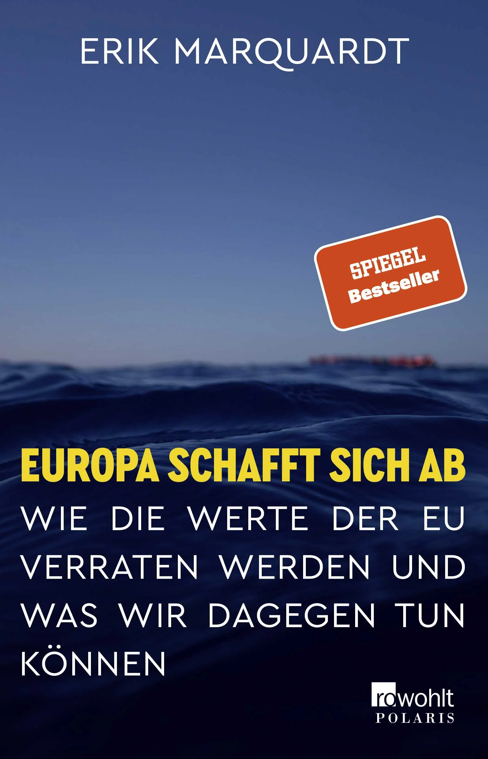 Moria, Menschenrechte, MittelmeerAn den europäischen Außengrenzen werden vielfach Menschenrechte gebrochen. Geflüchtete werden ohne Zugang zu Asylverfahren zurückgewiesen, eingesperrt, auf dem Meer ausgesetzt und misshandelt. Erik Marquardt war in den letzten Jahren immer wieder auf der Balkanroute, auf Lesbos und bei der Seenotrettung auf dem Mittelmeer. In seinem Buch macht er die Diskrepanz zwischen dem europäischen Bekenntnis zu Menschenrechten und der Wirklichkeit vor Ort deutlich. Marquardt zeigt, wie europäische Regierungen eigenes Recht brechen, Werte verraten und welche Folgen das für uns alle hat. Zugleich macht er deutlich, wie ein Kurswandel möglich ist und wie man selbst dafür aktiv werden kann.«Dieses Buch behandelt die Realität an Europas Außengrenzen in einer Klarheit, dass ich mir gewünscht hätte, es wäre grausame Fiktion.» Joko Winterscheidt