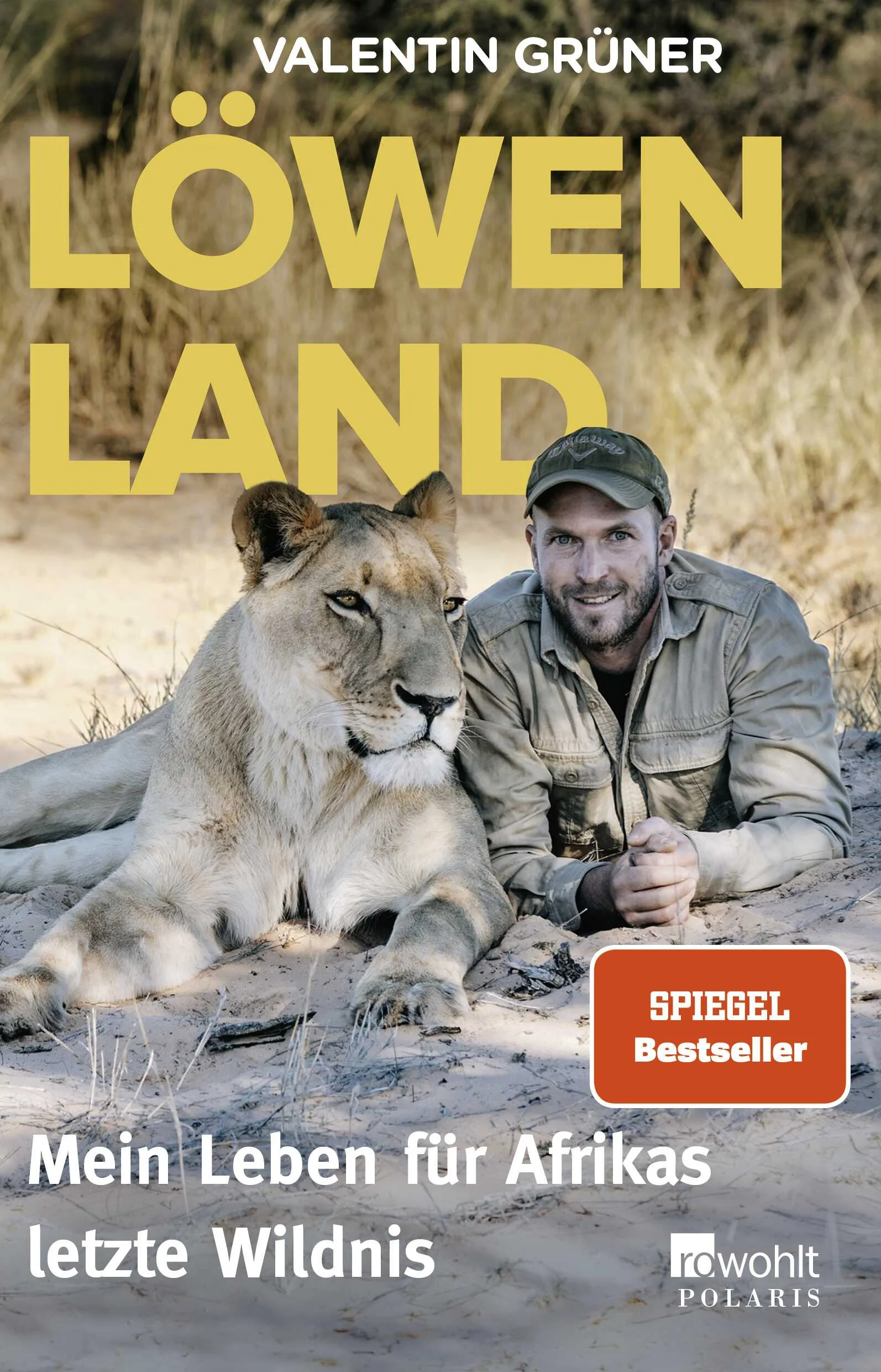 Valentin Grüner lebt den Traum vieler Menschen: Mit Anfang 20 gab er seine Heimat, den Bodensee, für ein Leben als Wildhüter und Naturschützer in Afrika auf und zog in die Wüste Kalahari in Botswana. Als er vor neun Jahren ein verlassenes Löwenjunges fand, änderte sich alles: Die kleine Sirga bestimmte fortan seinen Alltag, wuchs heran, lernte auf Streifzügen, mit Valentin zu jagen und sich selbst zu versorgen. Nur durch Willenskraft, Kreativität und Durchhaltevermögen schaffte es Valentin, für Sirga ein Reservat in der afrikanischen Wildnis zu errichten. Nun streift Sirga unter Valentins wachsamem Blick durch ihr eigenes Gelände. In seinem Buch erzählt Valentin Grüner von seiner abenteuerlichen Geschichte – und der Freundschaft zu der Löwin Sirga.