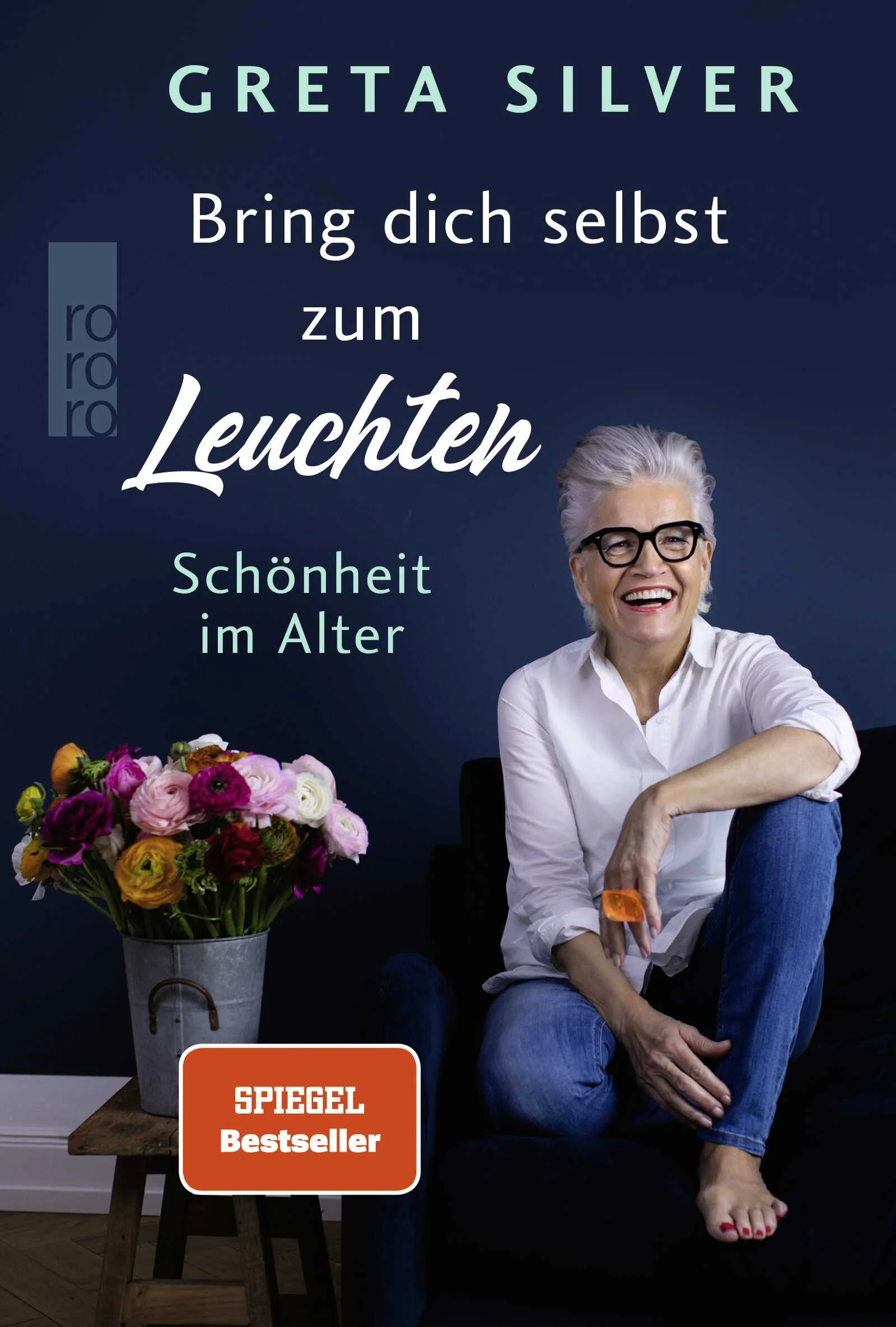Schönheit kennt kein Alter Bestsellerautorin, YouTuberin, Podcasterin Greta Silver lebt vor, wie man unbeschwert durchs Leben gehen kann – in jedem Alter. Ihr neues Buch zeigt Frauen, was sie ganz konkret tun können, um sich selbst zum Leuchten zu bringen. Sie teilt Ernährungstipps und eigene Rezepte, die den Körper entlasten und mit Energie füllen, gibt Ratschläge zum Thema Pflege und erklärt, wie man seine inneren Ressourcen auftankt, neue Kraft gewinnt und für sich Schönheit im Alter praktisch und mental neu definieren kann.                                                                                                                                                                                                                                                 Ein vielseitiger, praktischer Ratgeber, mit Reflexionsseiten, Rezepten und Tipps von Greta und Platz für eigene Notizen.«Diese Frau strahlt eine Lebensfreude aus, dass mir ganz warm ums Herz wird. Und ich denke nur: Das, was die hat, will ich auch.» Meins«So schön, cool und glücklich kann man mit 70 sein!» BILD der FRAU
