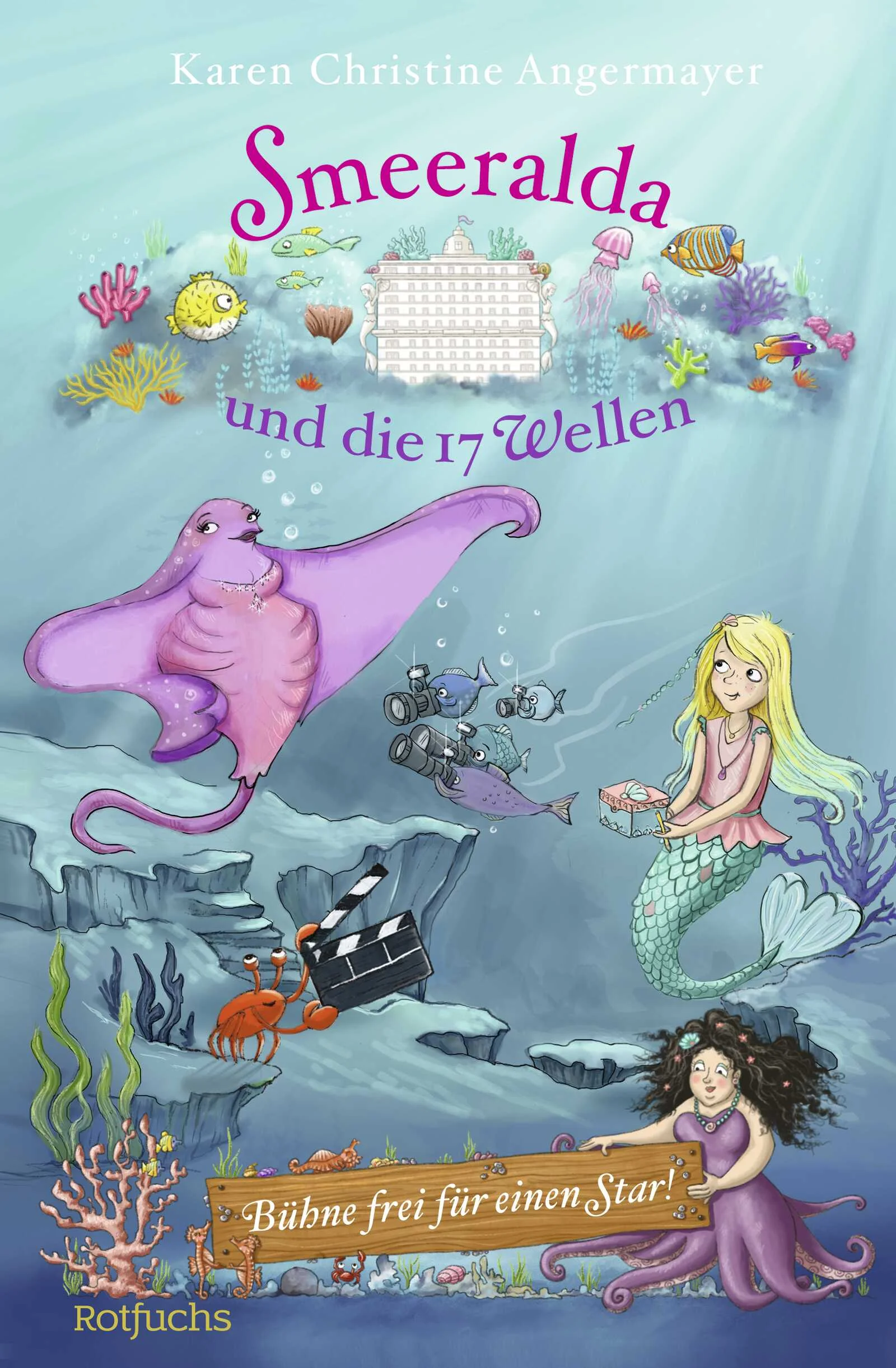 Kaum hat sich Smeeralda in ihrem Zuhause, dem Grandhotel 17 Wellen, eingelebt, stehen neue Aufregungen ins Haus: Ein Filmteam hat sich angekündigt, um einen Film zu drehen. Und die Hauptdarstellerin ist niemand anderes als die berühmte Schauspielerin Wanda Rochanda! Viel Zeit bleibt Meermädchen Smeeralda, ihrer Mutter Coralline und Tintenfisch-Dame Onda allerdings nicht für die Vorbereitungen, denn schon in drei Tagen sollen die Dreharbeiten beginnen, und für den berühmten Star ist gleich eine ganze Liste an Wünschen abzuarbeiten. Doch mit Smeeraldas guten Einfällen und der Hilfe ihrer Freunde meistern sie auch diese Herausforderungen mit Bravour!