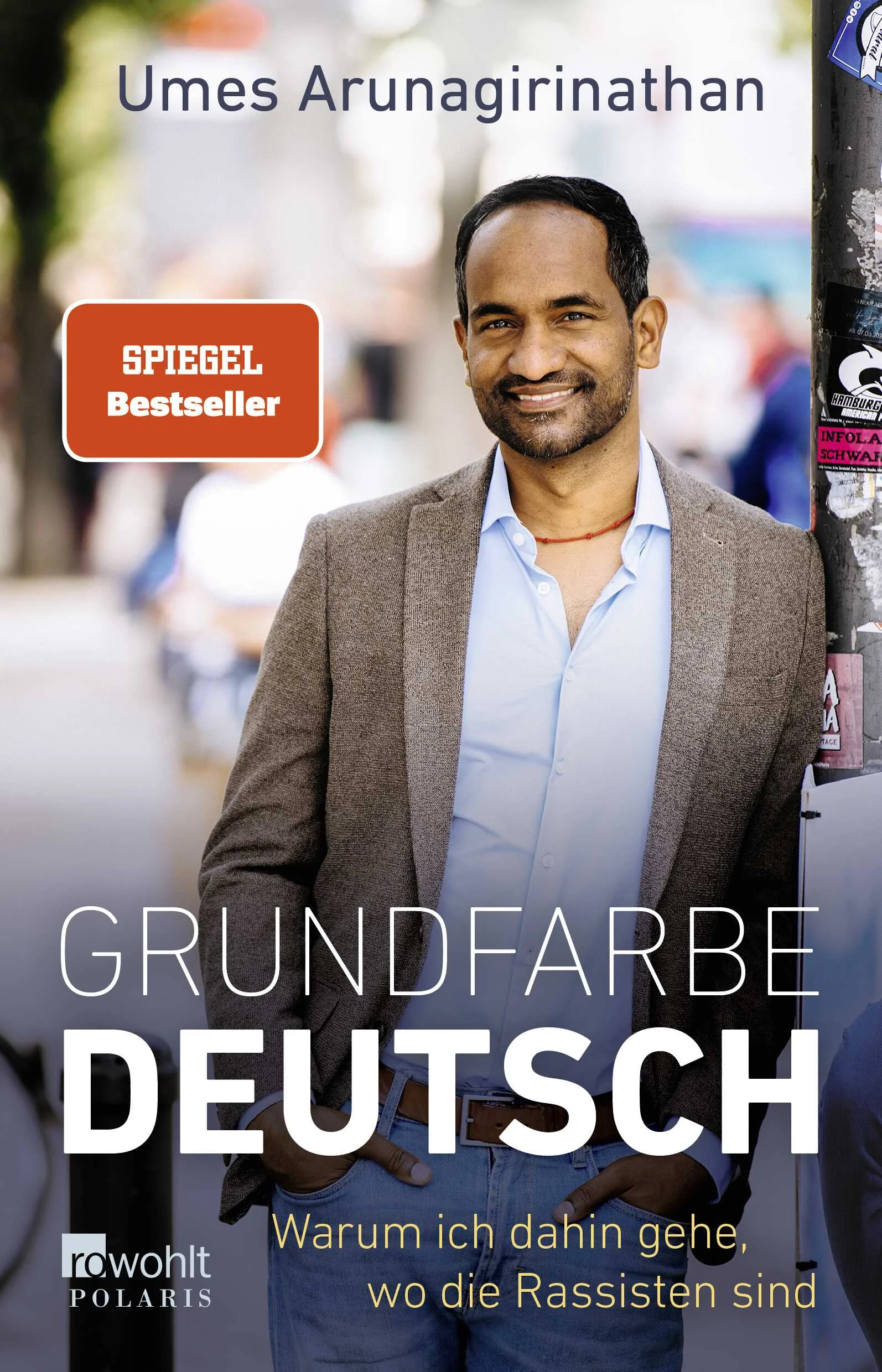 Dr. Umes ist Herzchirurg, erfolgreicher Autor, engagiertes Mitglied der deutschen Gesellschaft – und dunkelhäutig. Wie viele andere farbige Menschen erlebt er immer wieder diskriminierendes Verhalten seiner Umwelt. Mal ist es nur eine dumme Bemerkung, mal ein gravierender Verstoß gegen seine Würde als Mensch. Gleichzeitig gibt es eine Debatte darüber, was man «eigentlich noch sagen darf», ohne in die rechte Ecke gestellt zu werden. Umes klagt nicht an, sondern klärt auf. Anhand seiner Biografie beschreibt er pointiert, mit welchen Schwierigkeiten farbige Menschen zu kämpfen haben. Doch er sieht sich nicht als Opfer, sondern als Streiter für ein Zusammenleben, in dem das Gemeinsame die Hauptrolle spielt: die Grundfarbe Deutsch eben. Dazu gehören die deutsche Sprache, die Freiheit zur Selbstentfaltung, Gleichberechtigung und einiges mehr. Es ist das, was diese Gesellschaft für die Deutschen aller Hautfarben ausmacht. Wir dürfen nicht zulassen, dass der Rassismus diese Werte zerstört.