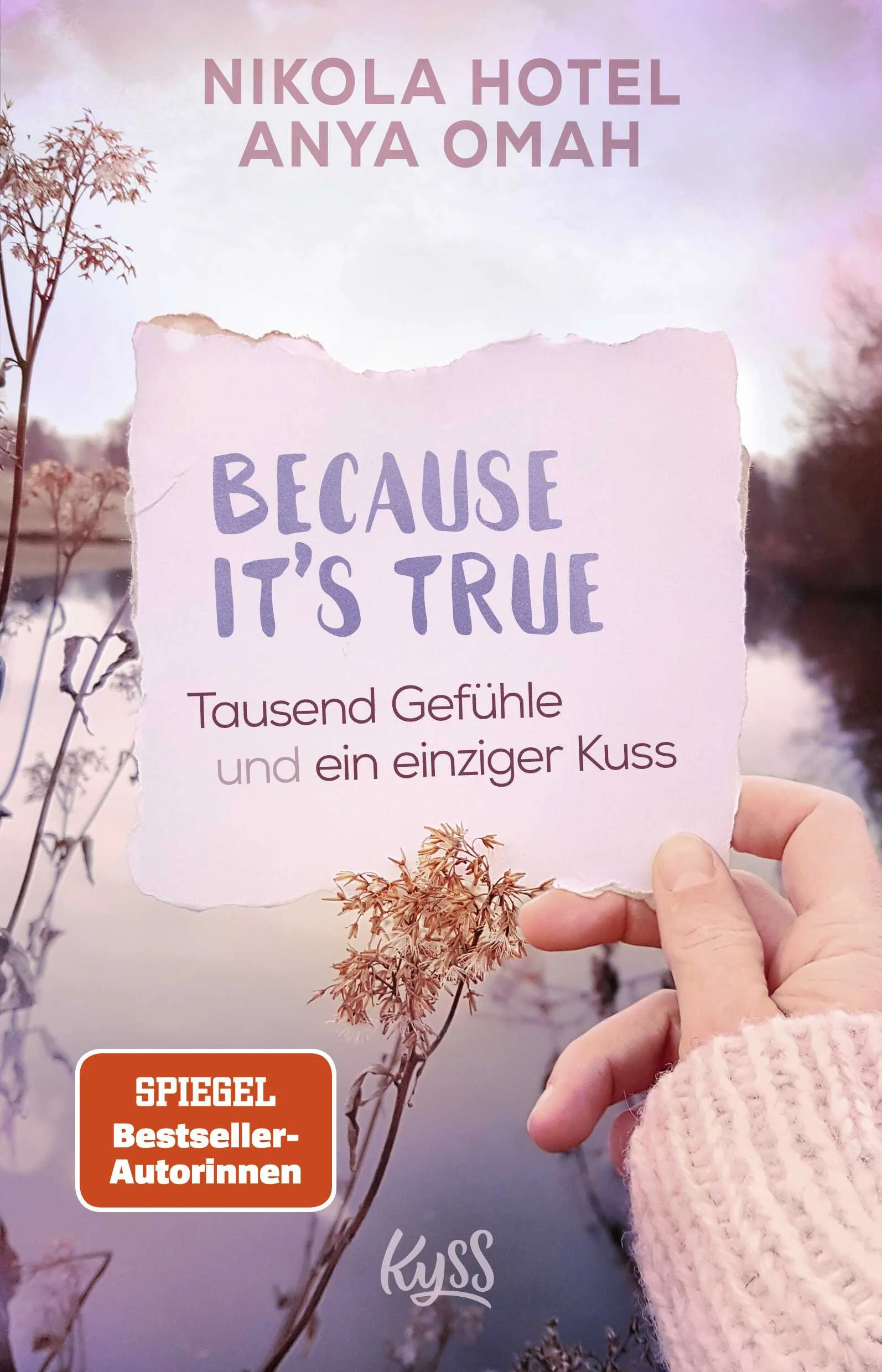 Was ist wahr? Was ist gelogen? Und was ist Liebe?Stell dir vor, der Mensch, den du liebst, kommt zu dir. Er erzählt dir von der Three-Things-Challenge, dem neuesten Social-Media-Phänomen. Man soll jemandem drei Dinge über sich erzählen: eine Wahrheit, eine Lüge und etwas, vom du dir wünschst, dass es wahr oder gelogen wäre. Und dann sagt dein Partner: «Ich habe jemand anderen geküsst. Ich habe mit jemand anderem geschlafen. Ich habe mich in jemand anderen verliebt.» In diesem Moment weißt du, dass sich alles ändert. Weil eine Wahrheit deine Beziehung zerstört. Oder eine Lüge sie rettet …In der «Because It‘s True»-Reihe erzählen die vier Bestsellerautorinnen Kelly Moran, Kira Mohn, Nikola Hotel und Anya Omah Geschichten über Menschen, die sich dieser Challenge gestellt haben. In diesem Print-Band sind die beiden Kurzromane von Anya Omah und Nikola Hotel enthalten.Anya Omah «Tausend Gefühle»Für Aminata wird ein Traum wahr. Sie veröffentlicht seit Jahren Bücher in Eigenregie, wollte aber immer bei einem großen Verlag erscheinen. Nun liegt ihr nicht nur ein Verlagsangebot vor, sondern gleich zwei. Und das alles wegen eines Videos. Eines Videos über ihre neueste Geschichte, das viral gegangen ist. Doch dann bekommt sie eine Nachricht, die ihren Traum platzen lassen könnte wie eine Seifenblase. Aminata soll das Video löschen. Sie hat dafür ohne Erlaubnis Bilder von einem Mann namens Alex benutzt. Und Alex ist alles andere als amüsiert darüber, dass er neuerdings bei der Arbeit auf sein vermeintliches Doppelleben als Held eines Fantasy-Liebesromans angesprochen wird. Nur kann Aminata das Video nicht löschen. Nicht, ohne ihren Traum zu gefährden. Also heckt sie einen Plan aus …Nikola Hotel «Ein einziger Kuss»Ein Jahr. Ein ganzes Jahr war Harper von ihrem Freund getrennt, weil Sam zum Studieren nach Paris gegangen ist. Jetzt ist er endlich wieder zu Hause – und alles ist irgendwie seltsam. Früher hat sich ihre Beziehung so natürlich, so leicht angefühlt. Jetzt hingegen gehen sie vorsichtig, zögernd und steif miteinander um. Liegt es nur an der langen Trennung? Oder an dem Geheimnis, das Harper mit sich herumträgt? Sie kann sich nicht entscheiden, ob sie sich Sam anvertrauen soll. Und dann schlägt einer ihrer Freunde ein Spiel vor. Ein Spiel, in dem es um nichts anderes als Wahrheiten und Lügen geht …Im E-Book sind die vier Bände der «Because It’s True»-Reihe einzeln verfügbar. Alle Geschichten sind unabhängig voneinander lesbar.Die «Because It’s True»-Reihe als E-Books:Kelly Moran «Tausend Momente»Kira Mohn «Ein einziges Versprechen»Anya Omah «Tausend Gefühle»Nikola Hotel «Ein einziger Kuss»
