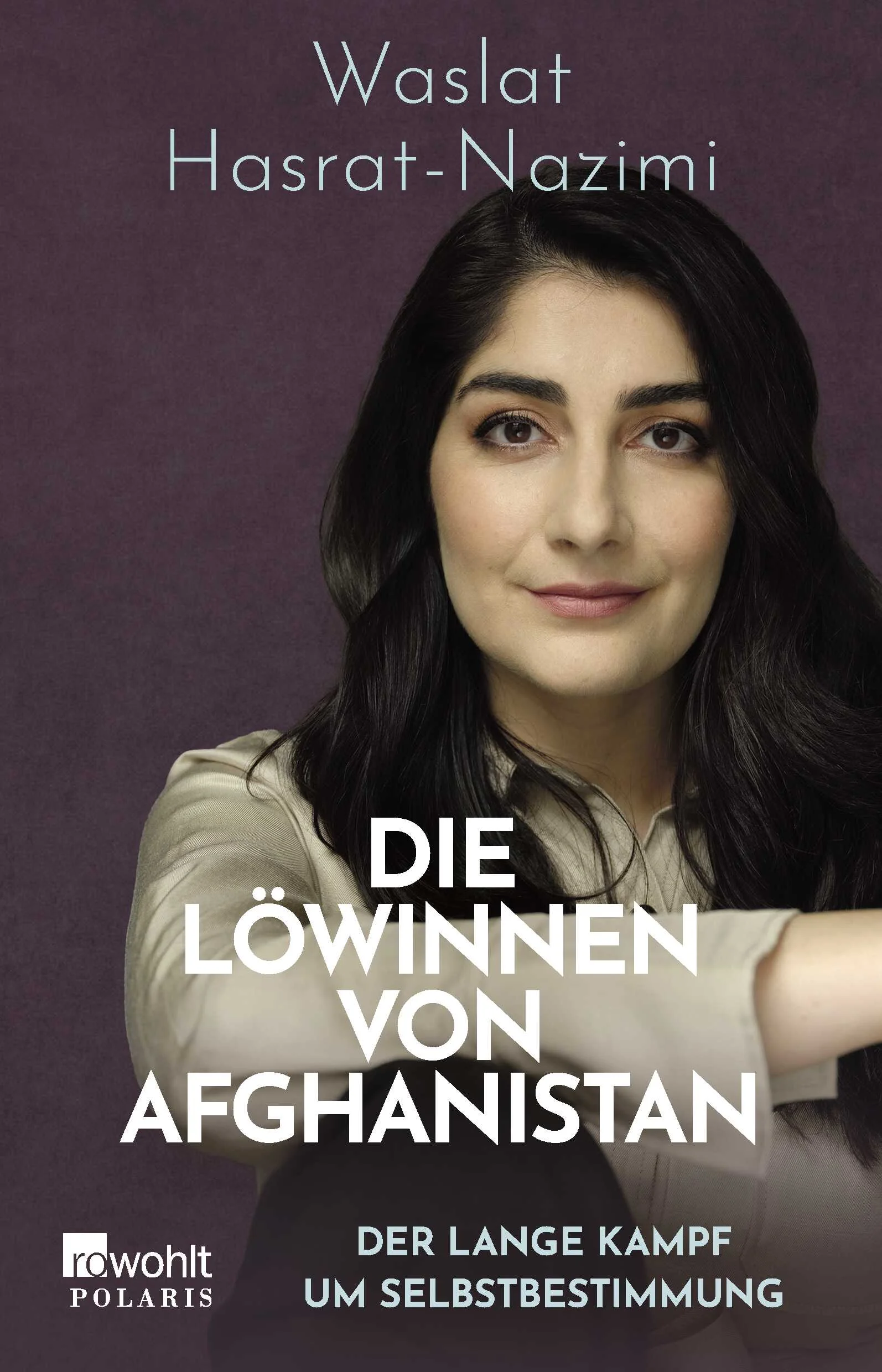 Als die Bilder und Geschichten rund um den überstürzten internationalen Truppenabzug aus Afghanistan um die Welt gingen, stockte vielen der Atem. Und heute? Drohen die Menschen dort, und besonders die Frauen, in Vergessenheit zu geraten. Sowohl anhand von Gesprächen, die sie mit Afghaninnen hier und vor Ort geführt hat, als auch mithilfe ihrer eigenen Familiengeschichte gibt Waslat Hasrat-Nazimi einen Einblick in den Kampf afghanischer Frauen gegen die systematische Unterdrückung. Sie erzählt von ihren Hoffnungen und Ängsten, von Mut, Verzweiflung und Stärke. Ein bewegendes, kämpferisches und aufklärerisches Buch – und eine emanzipierte Perspektive auf die Frauen Afghanistans.