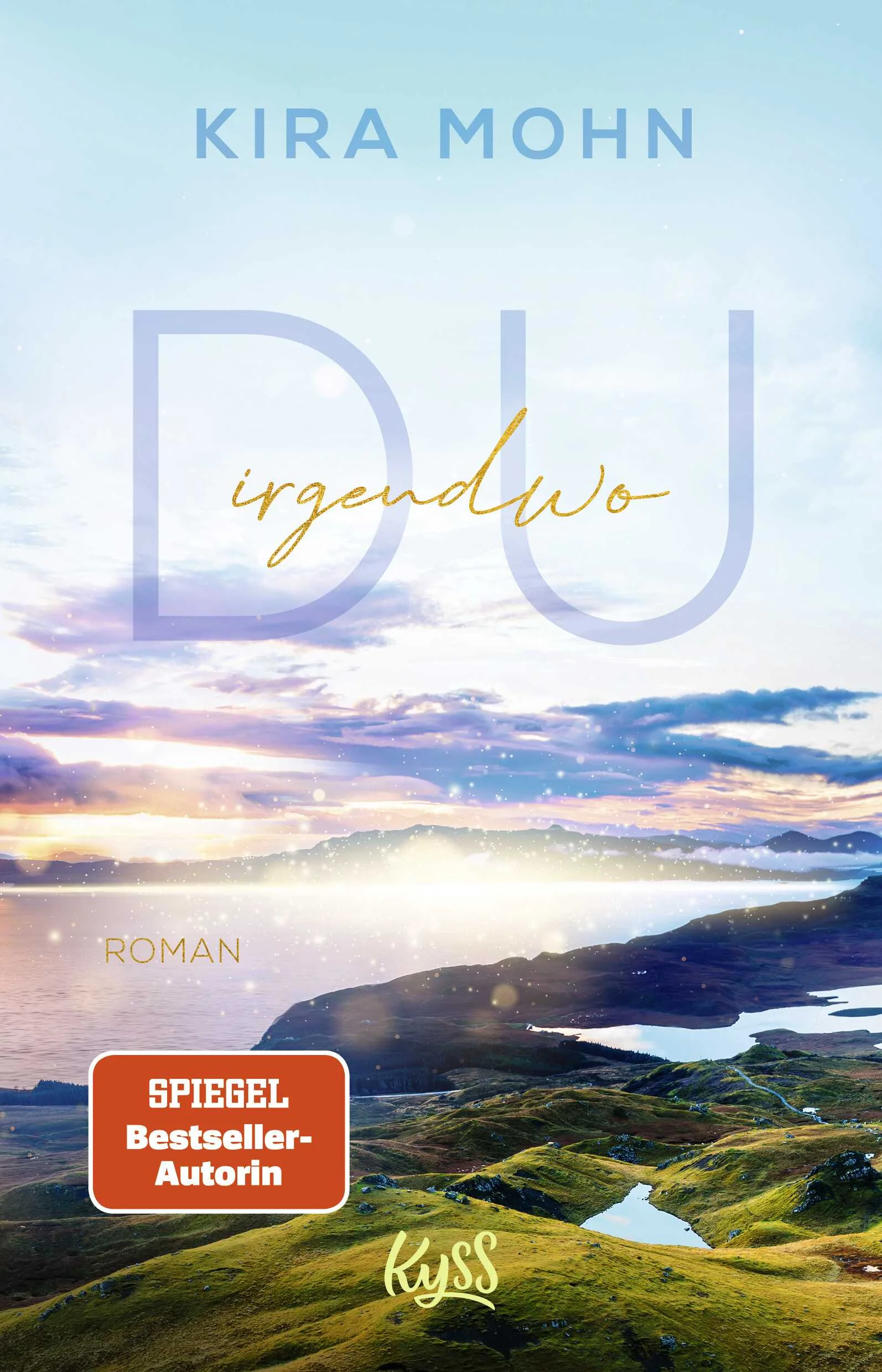 Hohe Berge, tiefe Wasser. Ein mitreißend emotionaler Liebesroman vor der wunderschönen Kulisse der schottischen Landschaft.Die neue Reihe von Spiegel-Bestseller-Autorin Kira Mohn.Du. In meinem Kopf. In meinem Herzen. Immer nur du.Lügen. Ein ganzes Leben voller Lügen. Victoria ist völlig schockiert, als sie mit neunzehn herausfindet, dass sie adoptiert wurde. Wie konnten ihre Eltern ihr das nur verschweigen? Und wer ist die Frau, die sie weggeben hat? Warum wollte sie sie nicht? Diese Fragen machen Vic verrückt, und wäre da nicht Jack, hätte sie bereits den Verstand verloren. Jack, ihr bester Freund, ihr Lieblingsmensch, ihr Fels in der Brandung. Sie braucht ihn jetzt mehr als je zuvor. Doch ein einziger Kuss ändert zwischen ihnen alles. Und nach einem gemeinsamen Roadtrip durch die Highlands auf der Suche nach Vics Mutter wird nichts mehr sein wie zuvor … Ein einzigartiges Serien-Konzept: Band 1 erzählt die Liebesgeschichte von Victoria, der Tochter, Band 2 die von Emmeline, der Mutter. Zwei romantische Liebesromane, eine herzzerreißende Mutter-Tochter-Geschichte.
