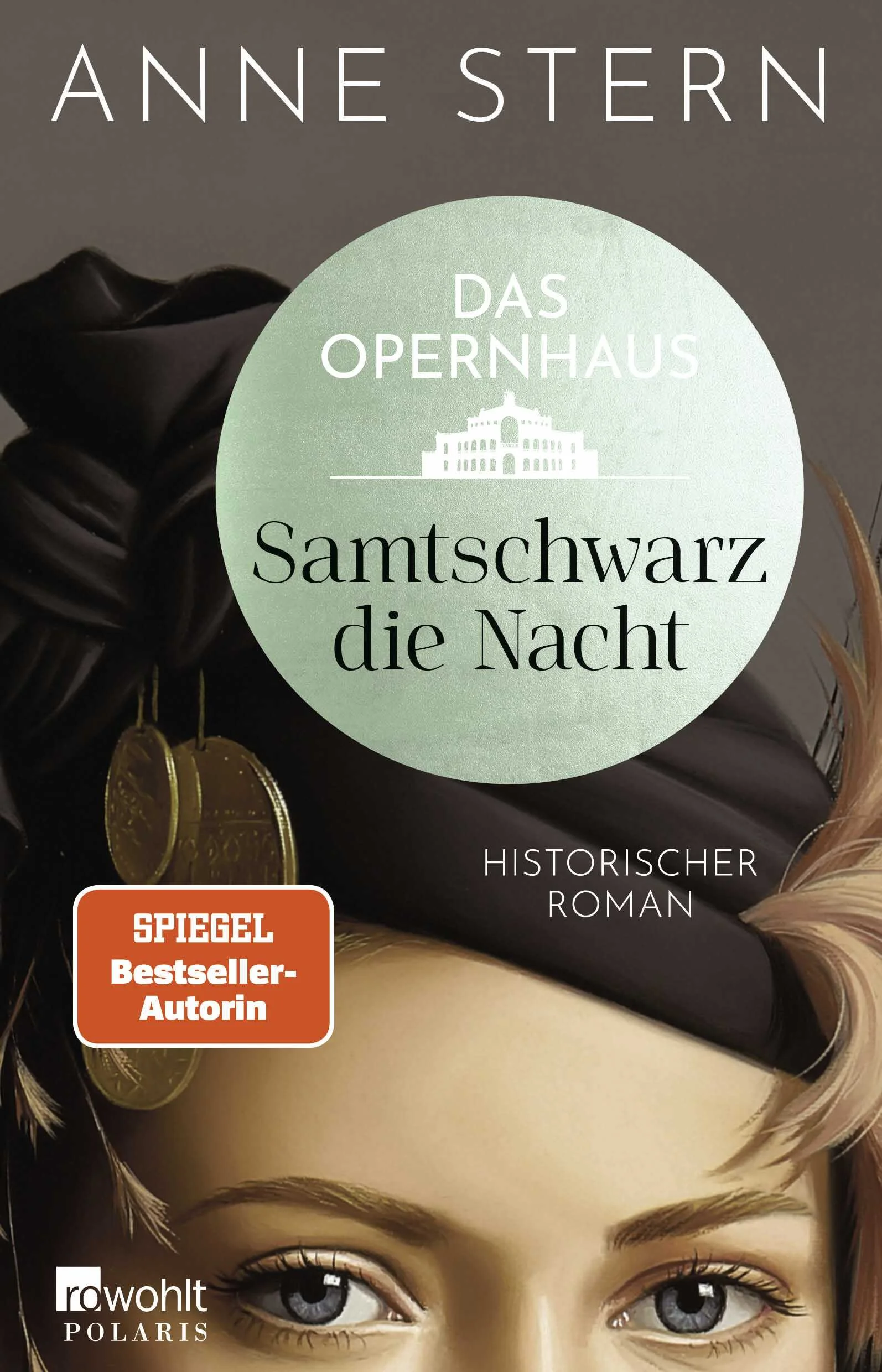 Die Leidenschaft und die Musik sind stärker als jede Vernunft.Dresden 1869: Die gefeierte Violinistin Elise Jacobi hat die Liebe zur Musik an ihre Kinder weitergegeben. Tochter Netty probt an der Semperoper als Primaballerina für die Rolle ihres Lebens, Sohn Julius ist ein begabter Pianist und verliebt sich in die unabhängige Bankierstochter Rahel Cohn. Eine neue Generation wächst heran, die den Mut hat, nach der Freiheit zu greifen und neue Wege zu gehen. Doch dann kommt es zu einem verheerenden Feuer, bei dem das Königliche Theater in Schutt und Asche gelegt wird. Fassungslos stehen die Menschen vor den Trümmern. Auch für Elise ist der Anblick kaum zu ertragen, verbindet sie doch mit dem Hoftheater lang unterdrückte Gefühle für den ehemaligen Dekorationsmaler Christian Hildebrand. Bei den Maiaufstände vor zwanzig Jahren musste Christian aus der Stadt fliehen. In aller Heimlichkeit trägt Elise sein Andenken noch heute in ihrem Herzen – ebenso wie das große Geheimnis, das seit so vielen Jahren auf ihr lastet. Denn es hat die Kraft, alles zu zerstören, was sie sich seit Christians Flucht aufgebaut hat.Eine neue Generation am Opernhaus – das fulminante Finale der groß angelegten Dresden-Trilogie von Bestsellerautorin Anne Stern.