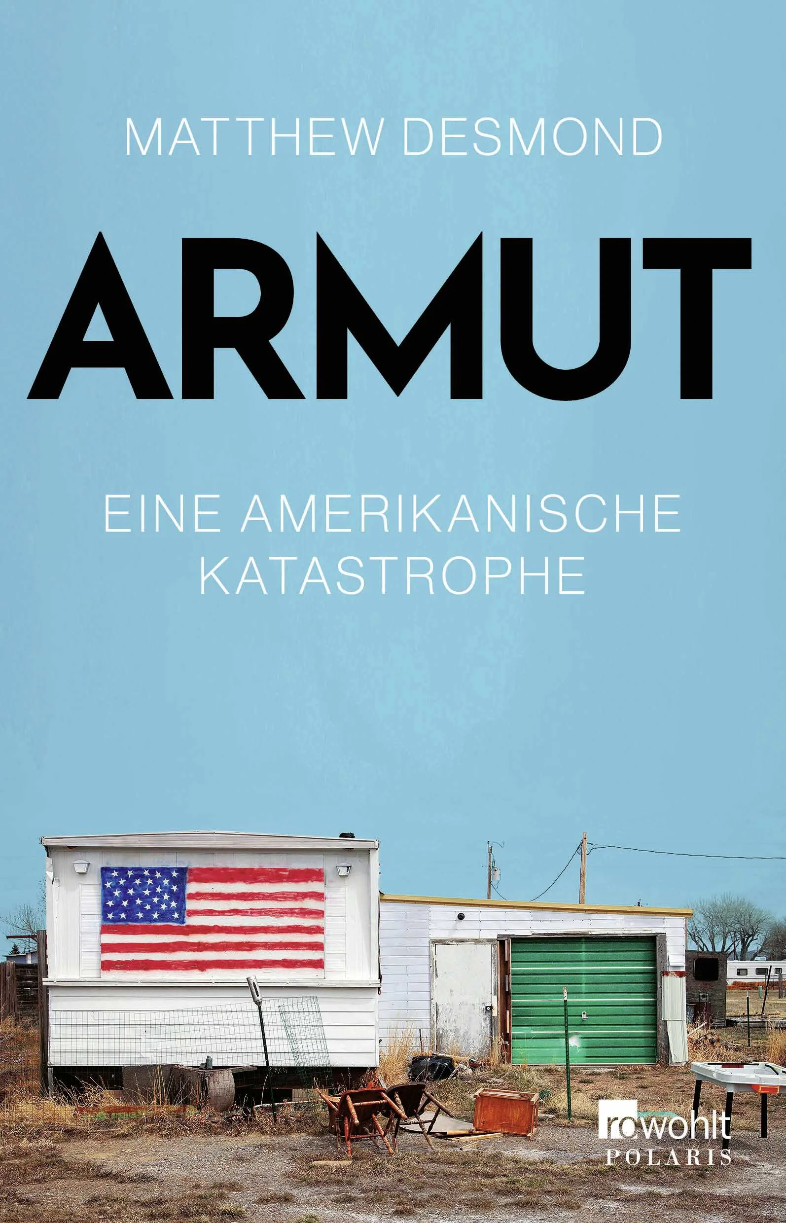 Die USA sind das reichste Land der Welt – und doch gibt es hier mehr Armut als in jeder anderen fortgeschrittenen Demokratie: Würden die Betroffenen einen eigenen Staat gründen, hätte dieser eine größere Bevölkerung als Australien oder Venezuela. Warum klaffen gerade hier, wo doch alle Mittel vorhanden sein sollten, Reich und Arm, Anspruch und Realität so drastisch auseinander?Der Soziologe und Pulitzer-Preisträger Matthew Desmond zeigt eine bittere Wahrheit, die weit über die USA hinausweist und ins Innerste der kapitalistischen Gesellschaften zielt: Dass Millionen von Menschen in Armut leben, ist nicht etwa eine strukturelle Zwangsläufigkeit oder das Ergebnis je individuellen Fehlverhaltens – Armut existiert und besteht fort, weil es Menschen gibt, die davon profitieren. Doch nicht nur Konzerne und Kapitalgesellschaften, sämtliche Wohlhabenden tragen, wissend oder unwissend, zur Aufrechterhaltung der Missstände bei. Was politische Mythen, Profitinteressen, aber auch tägliche Konsumentscheidungen damit zu tun haben – das wurde selten so schonungslos aufgezeigt. Eine wütende Anklage und ein entschiedenes Plädoyer: Die Armut, dieses himmelschreiende Unrecht, muss nichts weniger als endlich abgeschafft werden.