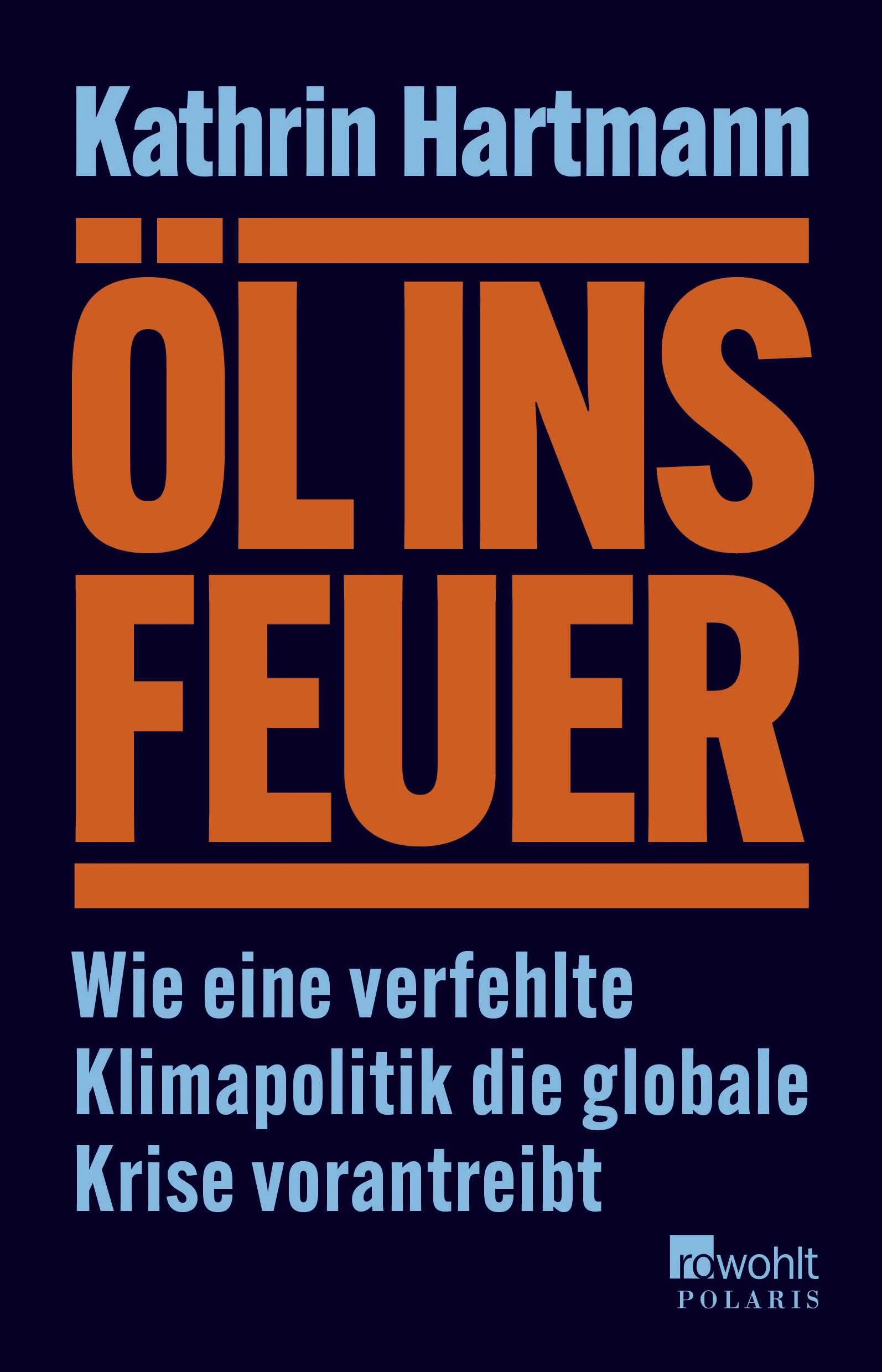 Kathrin Hartmann zeigt, wo die Klimapolitik in Deutschland falsch abgebogen ist. Als sich die Staaten der Welt zur Einhaltung des 1,5-Grad-Ziels verpflichteten, das Bundesverfassungsgericht feststellte, dass die Klimapolitik der Merkel-Regierung verfassungswidrig ist und die Grünen mit fliegenden Fahnen in die Regierung einzogen, war eigentlich klar: Jetzt passiert etwas! Stattdessen: Weltklimakonferenzen in Ölstaaten, LNG-Terminals vor deutschen Küsten und eine grüne Regierung, die kein Geld für Bus und Bahn hat, aber für die Subvention von Dienstwagen. Also alles weiter wie bisher?Die renommierte Journalistin Kathrin Hartmann zeigt, was Klimapolitik bei ständigem Wirtschaftswachstum bedeutet. Längst sind nicht mehr Klimaleugner das Problem, sondern jene, die mit dem Klimawandel das große Geschäft wittern. Und das sind vor allem die fossilen Energiekonzerne: Jetzt gibt es angeblich «sauberes» Flüssigerdgas, man träumt von grünem Wasserstoff, steigert auf dem Weg dahin den CO2-Ausstoß jedoch und greift zu gefährlichen Scheinlösungen wie «Carbon Management».Es ist die bittere Wahrheit: Was momentan passiert, verschärft die Erderwärmung. Anstatt das Klima zu schützen, wird Öl ins Feuer gegossen. «Öl ins Feuer» ist eine aufrüttelnde Analyse unserer unzureichenden Bemühungen, etwas gegen Klimaerwärmung und zunehmende Naturkatastrophen zu tun.