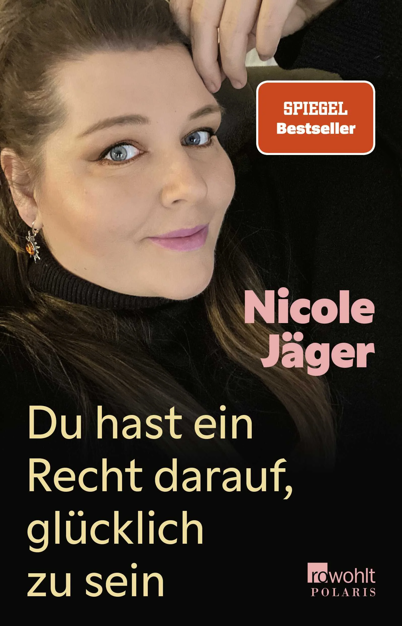 Nicole Jäger führt ein Leben, von dem viele Menschen träumen: Sie schreibt Bücher, spielt in ausverkauften Hallen und tritt im Fernsehen auf. Und sie war trotzdem noch nie so unglücklich wie an jenem Tag, an dem sie sich spontan ins Auto setzt, um ungeplant allein einen Roadtrip ans Meer zu machen – auf dem Weg dahin verzweifelt sie erst und findet dann doch zu sich selbst. Denn der Weg zum Glücklichsein muss nicht immer schön sein, nicht gerade oder weichgezeichnet für Instagram. Er kann rough sein und dreckig, voller Tränen und Überwindungen. Glücklichsein braucht Mut und die Erlaubnis, all die schönen, aber auch die miesen Dinge zu fühlen. Und manchmal braucht man zum Glücklichsein einfach eine Dose kalte Ravioli. Dass man Glücklichsein nicht immer geschenkt bekommt, sondern es sich manchmal holen muss, davon erzählt sie in ihrem unverwechselbaren Ton: gefühlvoll, ehrlich, witzig.