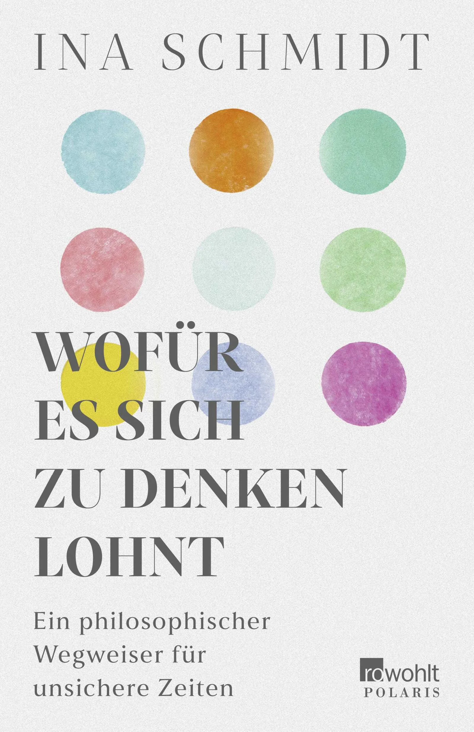Hoffnung in Krisenzeiten: durch neues Denken zu mehr Zuversicht. Entdecken Sie, wie Philosophie Ihnen helfen kann, Krisen und Verzweiflung zu überwinden, indem Sie mit allen Sinnen denken lernen.In einer Ära, die geprägt ist von Krisen und Unsicherheit, führt uns die Philosophin Ina Schmidt vor Augen, wie essenziell ein neuer Denkansatz für unsere innere Stabilität und unser Glück ist. Anstelle von Resignation und Verzweiflung plädiert sie für eine andere Sichtweise auf die Welt – eine, die die Welt als lebendigen Zusammenhang begreift, voller Anfänge und Möglichkeiten. Die Philosophie, so Schmidt, stellt für diesen Perspektivwechsel mehr als nur theoretisches Wissen zur Verfügung; sie dient vielmehr als konkreter Wegweiser durch das Labyrinth des Lebens, hilft uns, unsere eigenen Standpunkte zu festigen, und fördert die Verbundenheit mit unserer Umwelt und unseren Mitmenschen. Anhand alltagsnaher Beispiele demonstriert Ina Schmidt, dass Konzepte wie Krisenbewältigung, konstruktives Denken und eine philosophisch geprägte Lebensführung weit mehr sind als bloße Ideen: Sie sind zentrale Elemente für ein gelingendes Leben.