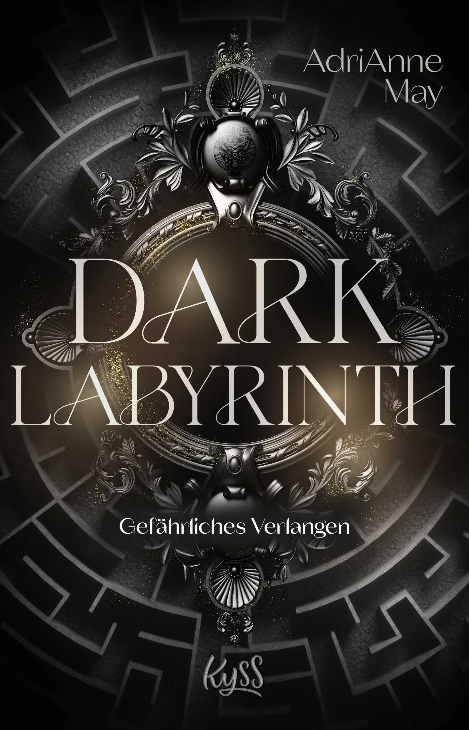 Ein tödliches Labyrinth. Eine Heldin ohne Erinnerung. Und ein verführerisches Monster.Als ich die Augen aufschlage, weiß ich nicht, wo ich bin. Nur dass ich auf einem Bett aus Moos auf einem schwarzen, spiegelglatten Boden liege. Ich weiß auch nicht, wer ich bin. Nur dass Macht unter meiner Haut vibriert. Noch bevor ich mich irgendwie orientieren kann, bekomme ich Gesellschaft. Ein Daemon namens Daesra, halb Mensch, halb Monster. Ebenso gefährlich wie verführerisch. Er kennt mich – und er hasst mich. Er verrät mir, dass mein Name Sadaré ist, dass ich eine mächtige Hexe bin und dass wir uns am Eingang eines Labyrinths befinden. Es ist eine Prüfung der Götter. Daesra soll mich durch diesen tödlichen Ort führen. Doch wie soll ich einem Mann vertrauen, der mich verabscheut? Vor allem wenn ich nicht mal weiß, was ich ihm angetan habe …