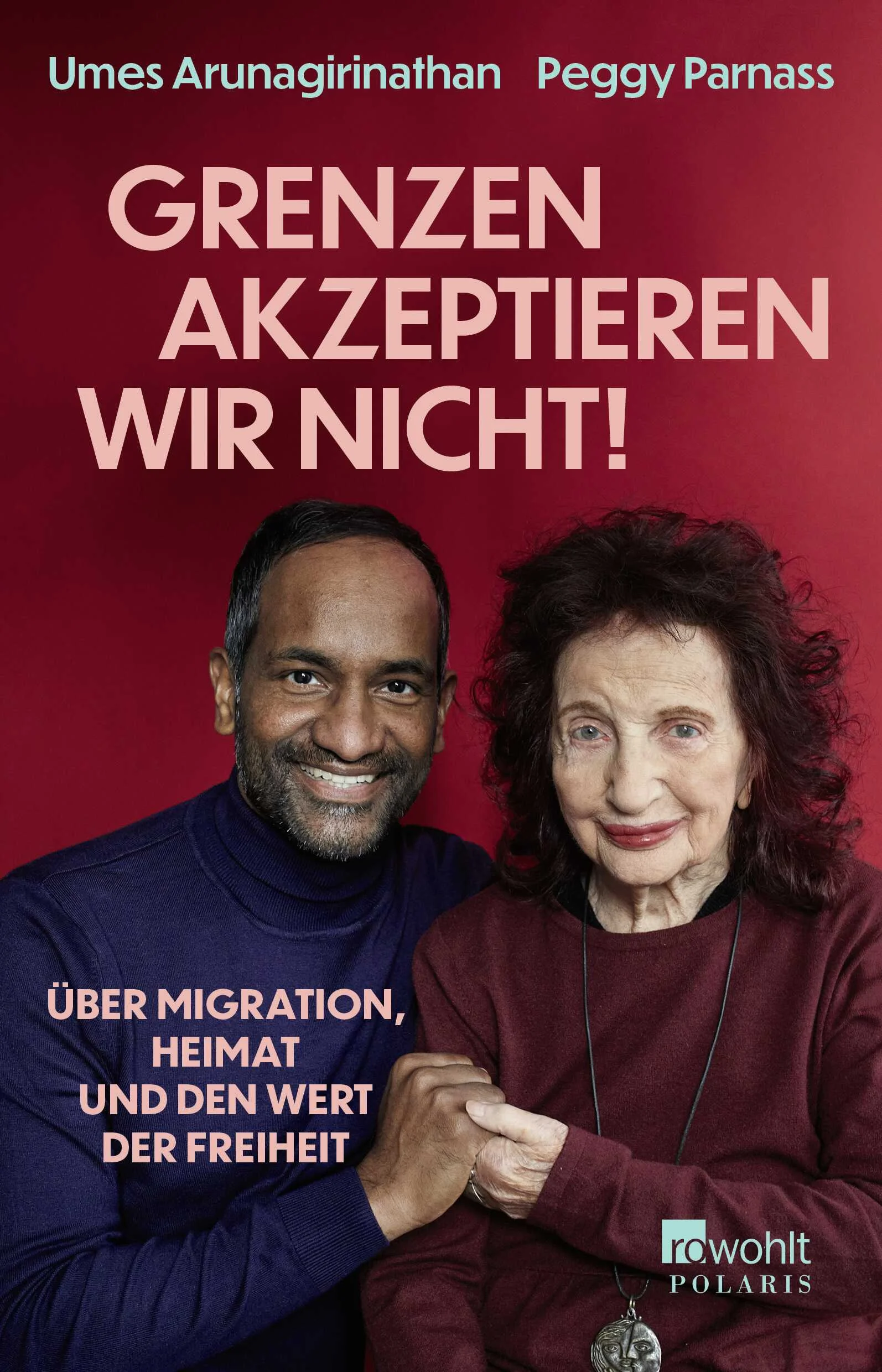 Umes Arunagirinathan und Peggy Parnass trennten fünfzig Lebensjahre, die Hautfarbe, das Geschlecht und auch sonst eine ganze Menge. Doch entscheidend ist, was sie verband. Beide erlebten die tiefgreifende Erfahrung von Flucht und Vertreibung. Peggy wurde von ihrer Mutter 1939 auf einem Kindertransport nach Schweden geschickt, um sie vor der NS-Verfolgung zu retten. Umes kam als 13-jähriger unbegleiteter Flüchtling aus Sri Lanka nach Deutschland. Bei beiden verursacht dieses Schicksal viel Leid, aber löst auch den tiefen Wunsch aus, die Welt besser zu machen. Statt zu resignieren, widmen sie ihr Leben dem Kampf gegen Ungerechtigkeit und Unterdrückung, Ausbeutung und Diskriminierung. Aus Peggy Parnass' zahlreichen Texten und den Begegnungen mit Umes Arunagirinathan ist das Porträt zweier außergewöhnlicher Lebenswege entstanden, das Perspektiven beider Generationen auf zentrale Themen wie Freundschaft, Hass, Mut, Fremdsein und Identität eröffnet.