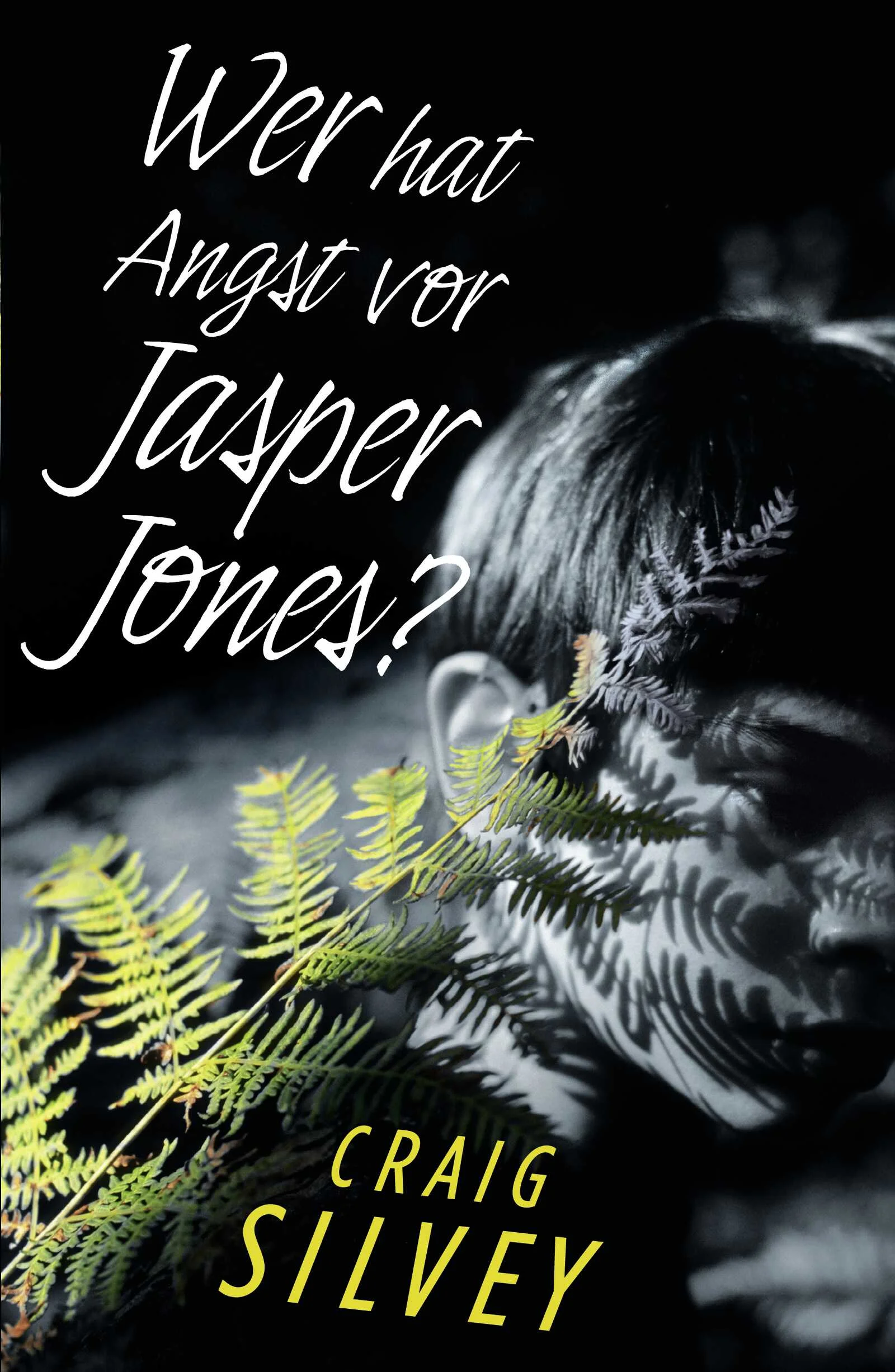 Laura Wishart ist fort. Ein für alle Mal. Sie wurde auf einer seltsamen Lichtung getötet, die nur Jasper Jones bekannt ist. Und ich habe sie dort hängen sehen.Australien 1965. Mitten in der Nacht wird der 13-jährige Charlie Bucktin vom Klopfen an seinem Fenster geweckt. Draußen steht Jasper Jones, der Außenseiter der kleinen Stadt Corrigan und zugleich ein unbestimmter Held für Charlie. Jasper bittet ihn um Hilfe, und so stiehlt sich Charlie mit ihm durch den nächtlichen australischen Busch – voller Angst, aber auch voller Abenteuerlust. Auf einer geheimen Lichtung wird Charlie Zeuge von Jaspers schrecklicher Entdeckung. Mit diesem beklemmenden Geheimnis in seinem Herzen durchlebt Charlie eine Zeit der Angst, der falschen Verdächtigungen – und des Erwachens.In einem einzigen drückend heißen Sommer, in dem sich Charlies Leben für immer verändert, wird er lernen, die Wahrheit von der Lüge zu unterscheiden und sich vor Gerüchten zu fürchten wie vor einem Fluch.Der wunderbar geschriebene Roman erzählt von Freundschaft, Rassismus und sozialer Ausgrenzung. Eine Hommage an Wer die Nachtigall stört und Die Abenteuer des Huckleberry Finn. MARIE CLAIRE UK
