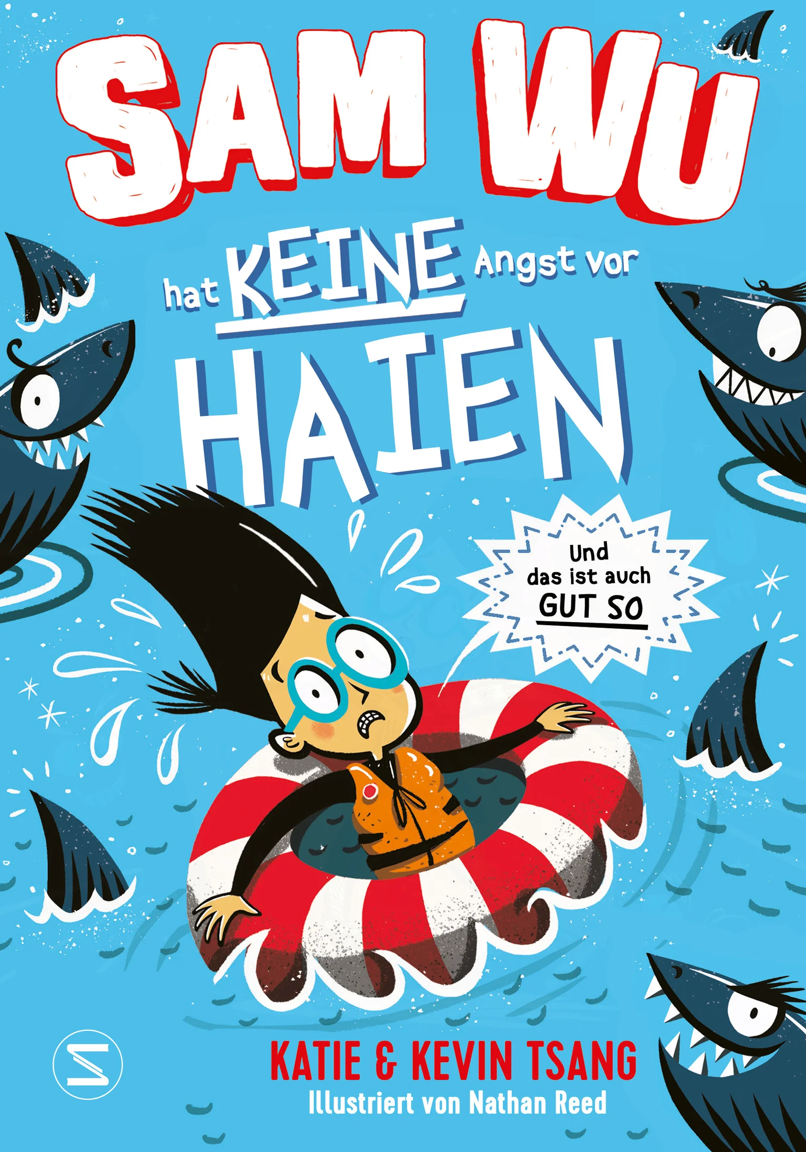 Kein einziger Angsthase weit und breitSam Wu könnte der mutigste Junge der Welt sein – wenn die Welt nur nicht so hochgefährlich wäre. Überall lauern Schrecken, so auch beim Schulausflug ins Aquarium, wo es vor giftigen Quallen, fiesen Stachelrochen und vor allem hungrigen Haien nur so wimmelt. Dann feiern seine Klassenkameraden Ralph und Regina auch noch eine Geburtstagsparty am Strand – und wo Meer ist, sind auch Haie nicht weit. Sam traut sich nicht mal, seinen Zeh ins Wasser zu stecken … oder doch? Schließlich ist er ja kein Angsthase!Lustige Dialoge und viele Comic-Elemente machen auch Leseanfängerinnen und Leseanfängern Spaß