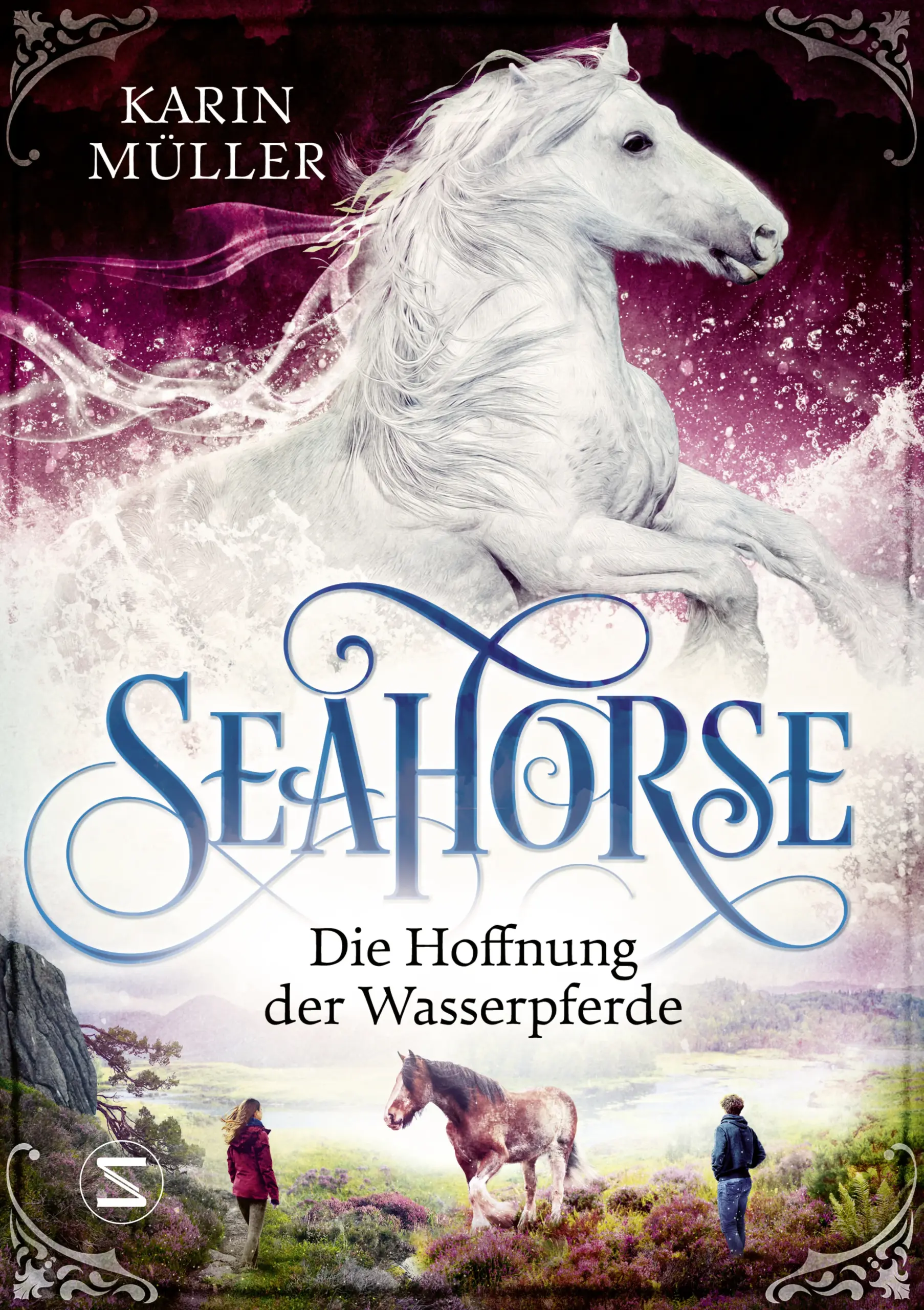 Hat diese Liebe eine Chance? - Das Finale der Seahorse-TrilogieCuan und Shona stehen vor ihrer schwersten Prüfung. Anscheinend kann Shona genau wie Cuan die andere Dimension der Insel, den Lebensort der Wasserpferde, erreichen. Bis jetzt ist dies noch nie einem Menschen gelungen - hinter die Nebel zu treten und diese auch wieder zu verlassen. Was bedeutet das? Um ihre wahre Identität zu entschlüsseln, müssen die beiden die verlorenen Seiten im Buch der Mythen finden. Doch ihre Liebe ist noch von einer anderen Seite bedroht: Der geheimnisvolle Peabody hat ein ganz eigenes Interesse an den Wasserpferden und an Shonas und Cuans Geschichte.Große Liebe, wunderschöne Pferde, tief verwurzelte Geheimnisse - Expertin Karin Müller hat das Rezept für spannende PferdeunterhaltungSchottische Traumkulisse trifft auf alte Legenden und FabelwesenFür alle Pferdemädchen und Romantikfans ab 12 Jahren
