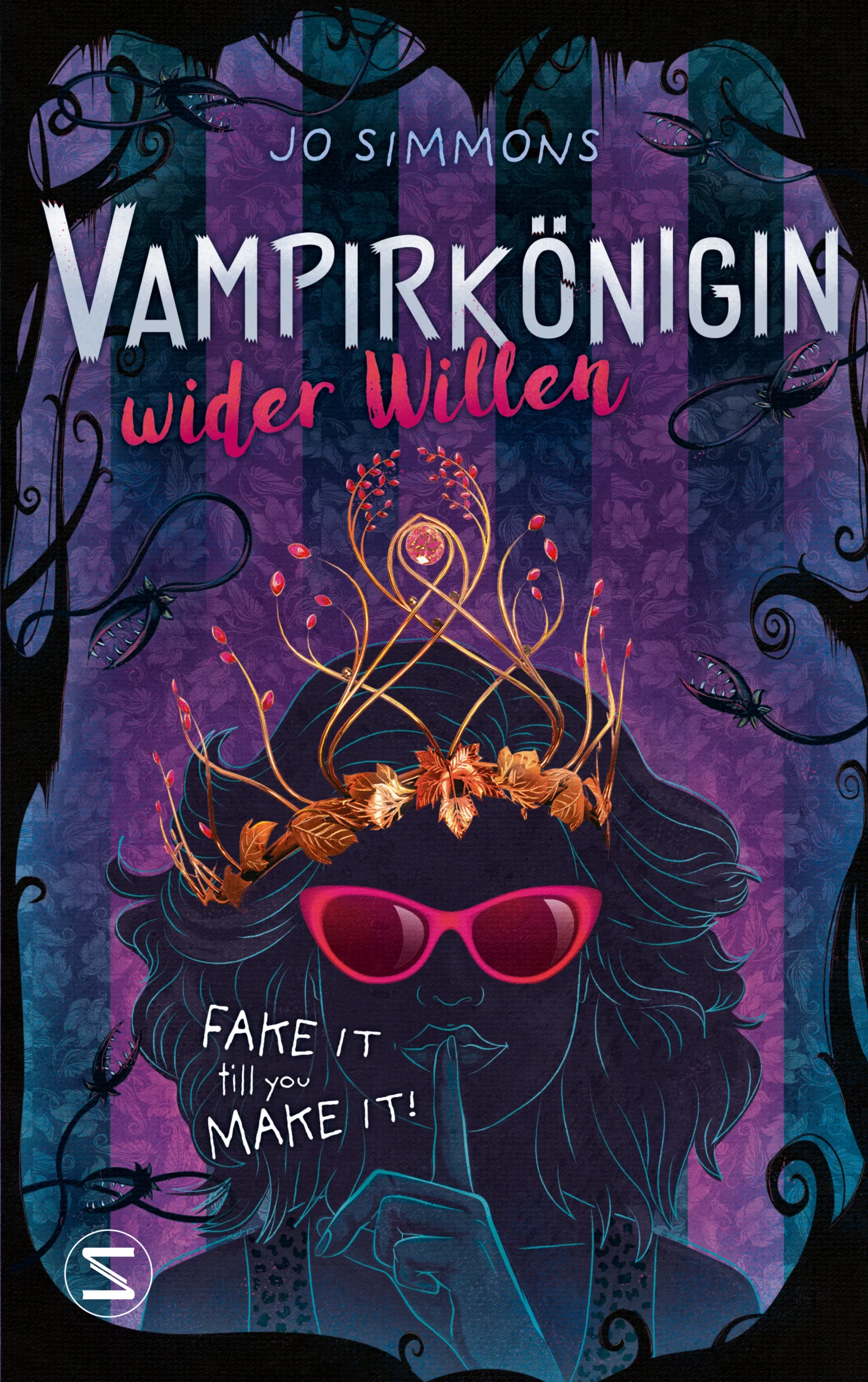 Plötzlich Vampirkönigin!Die fünfzehnjährige Mo Merrydrew rechnet nicht gerade damit, zur Vampirkönigin von Großbritannien ernannt zu werden, als sie an einem regnerischen Dienstagabend mit dem Fahrrad von der Schule nach Hause fährt. Doch genau so kommt es: Ein gruseliger Vampir hält sie auf und beharrt darauf, dass sie »die Auserwählte« sei. Abgesehen davon, dass Mo die Idee einer Krönung aus Prinzip ablehnt (nicht sehr demokratisch), findet sie den Gedanken an das Bluttrinken einfach nur widerlich (Mo ist Vegetarierin). Andererseits würde sie sich als Vampirkönigin in der Schule vermutlich deutlich besser durchsetzen können, und auch der verträumte Vampirvertraute Luca, der plötzlich auftaucht, lässt das Angebot schon attraktiver aussehen … Jo Simmons' erstes Jugendbuch: witzig, urkomisch und romantisch!Dieses Mädchen ist schlauer als alle Vampire der Welt zusammenBeste Unterhaltung für alle Fans von Wednesday, Sabrina und Geek Girl!