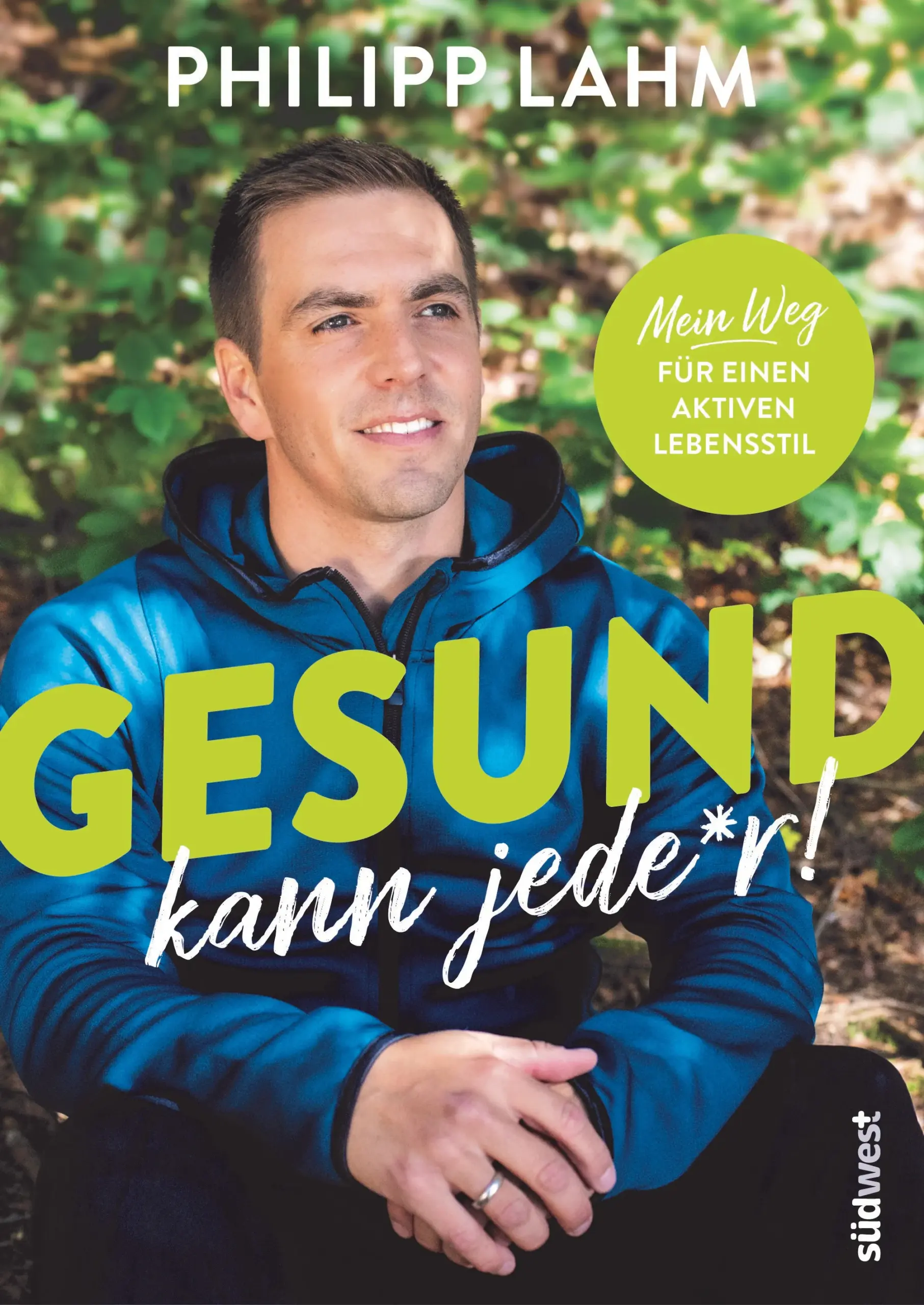 Motiviert, aktiv, gesund!Der Fußballweltmeister, Unternehmer und Familienmensch Philipp Lahm stellt hier sein mit Experten entwickeltes Gesundheitskonzept vor. Es geht nicht um strenge Regeln, sondern um Motivation, die grundsätzliche Einstellung zu sich selbst, um die Lust an gesundem Genuss, um den achtsamen Umgang mit unserer kostbaren Ressource Gesundheit. Wie können wir uns trotz hektischem Alltag, beruflichen und familiären Herausforderungen oder Zeitmangel genug um uns selber kümmern? Welche Faktoren beeinflussen unser Leben in welcher Weise, wo können wir steuernd eingreifen? Dieses Buch motiviert zu mehr körperlicher und geistiger Beweglichkeit, klarerer Fokussierung, mehr Entspannung und mehr Genuss. Praxisnahe Übungen und Tipps für Beweglichkeit und Ausdauer, Mental- und Gehirntraining oder zahlreiche köstliche Rezepte machen Lust auf einen aktiveren Lebensstil. Zu dem Expertenteam rund um Philipp Lahm gehören die Ernährungswissenschaftlerin Stefanie Nann, Prof. Dr. Yurdagül Zopf (Hector Center Erlangen und Universitätsklinik Erlangen-Nürnberg), Dr. Manfred Wagner (Klinikum Fürth), Mentalcoach Wolfgang Sommerfeld (u.a. Deutscher Handballbund).Ausstattung: 80 Farbfotos und farbige Abbildungen
