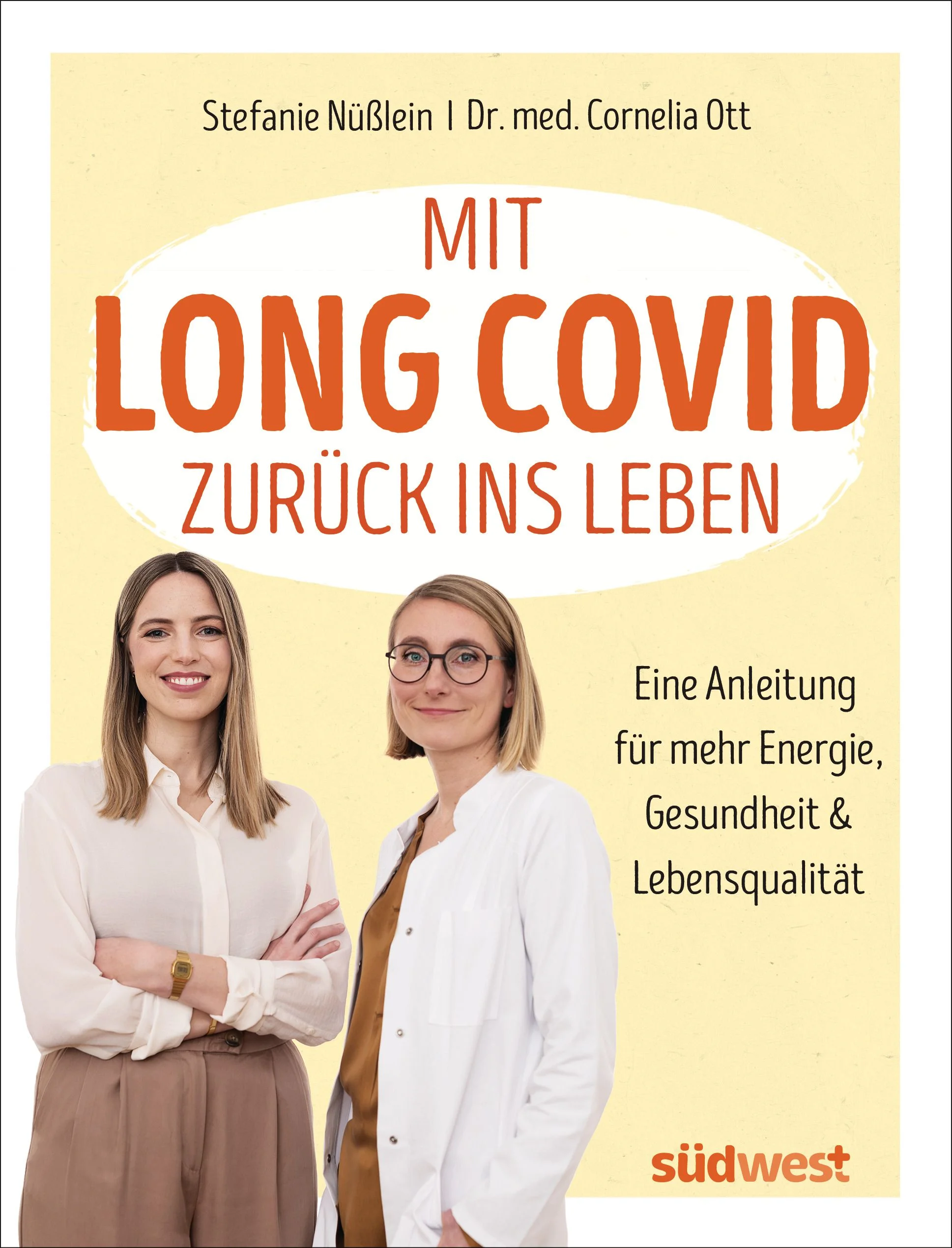 Selbsthilfe bei Long Covid von einer Psychologin und Betroffenen und ihrer ÄrztinDieses Buch richtet sich an alle Long Covid-Patient*innen, die zurück ins Leben wollen – ohne sich dabei zu überfordern. Als selbst Betroffene entwickelte die Psychologin Stefanie Nüßlein zusammen mit der Internistin und Ernährungsmedizinerin Dr. med. Cornelia Ott diese Anleitung für mehr Energie und Gesundheit. Die Autorinnen geben tiefe Einblicke in das Leben mit Long Covid und klare, leicht umsetzbare Tipps und Übungen für den Alltag. Du erhältst …… verständliche Antworten aus zwei Jahren Pandemie-Forschung… Betroffenenberichte mit hilfreichen Impulsen für dich… das 6+2-Schritte-Selbstcoachingprogramm, das dich Schritt für Schritt durch verschiedene Phasen von Long Covid begleitet… viele praktische Tipps zu Ernährung, Darmgesundheit und Schlaf… Expert*inneninterviews mit konkreten Übungen, um deine Gehirnleistung und deine Atmung zu verbessern… das Gesundheitstagebuch zur Beobachtung deiner FortschritteAusstattung: mit 35 Illustrationen