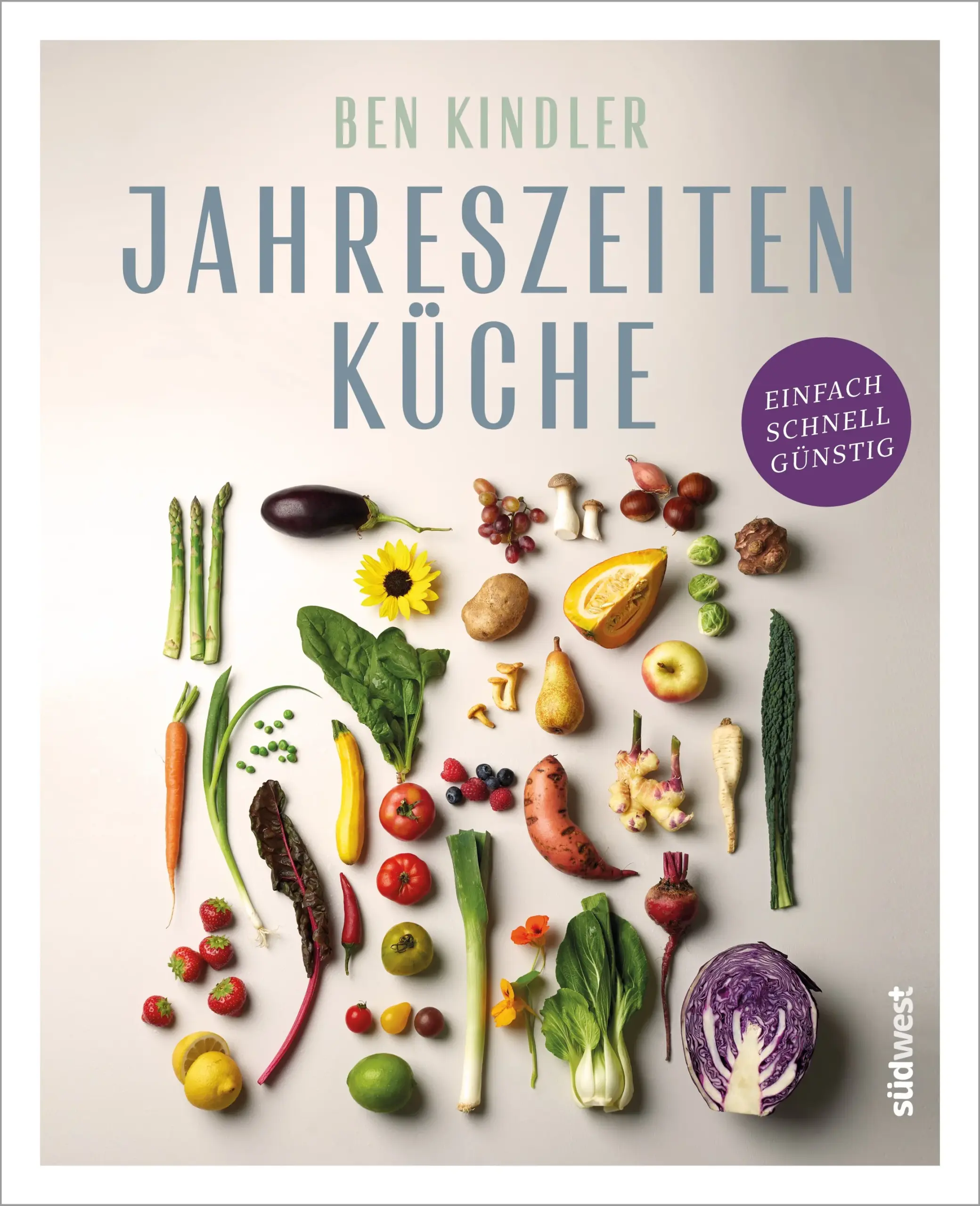 Nachhaltige Gerichte müssen nicht teuer seinWer braucht sie nicht, die gesunden, einfachen und familientauglichen Rezepte für jeden Tag? Wenn Ben Kindler kocht, geht er auf den Markt und lässt sich von regionalem Gemüse und Obst inspirieren. Dabei achtet er in Zeiten steigender Lebensmittelpreise auch darauf, nicht das Budget zu sprengen. In seiner Jahreszeitenküche präsentiert er Rezepte, die sich auf das Wesentliche konzentrieren. Sie richten sich danach, was gerade wächst – Fleisch und Fisch sind ein Extra, wenn es etwas Besonderes sein soll. So entstehen Gerichte für zuhause, die man auch gut vorbereiten kann, wenn gerade mal Luft ist, Gerichte für jeden Geldbeutel und jede Jahreszeit und Gerichte, die alle am Tisch mögen.Klima- und budgetfreundlich: Mit günstigen Zutaten gute, nachhaltige Gerichte zaubernÜber 70 gesunde Rezepte - schnell und einfach für die ganze Familie Ben Kindlers Jahreszeitenküche erreicht mit regionalen Zutaten den vollen GeschmackAusstattung: circa 100 farbige Abbildungen