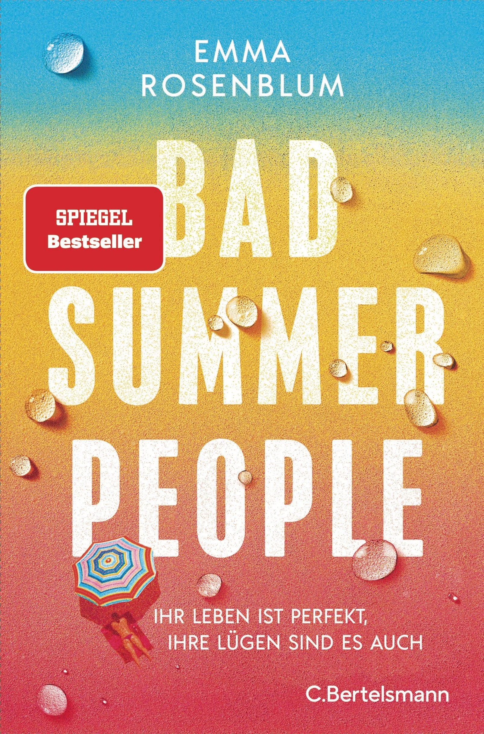 Der perfekte Sommer. Die perfekte Ehe. Das perfekte Geheimnis?Jeden Sommer lassen Jen Weinstein und ihre Freundin Lauren Parker ihr privilegiertes Leben in New York hinter sich, um die schönsten Wochen des Jahres auf Fire Island zu verbringen, einer idyllischen Düneninsel, gleich neben Long Island. Hier residiert „altes Geld“, man kennt sich seit Jahren und vertreibt sich die Zeit mit Tennis, kühlen Cocktails im Clubhaus und Beach-Picknicks. Die Ehemänner checken die Börsenkurse, bei Jen und ihren Freundinnen hat längst das Rennen auf den neuen attraktiven Tennislehrer begonnen – es scheint, ein ganz normaler Sommer zu werden. Bis nach einem Sturm eine Leiche in einer Böschung gefunden wird …Und während die Tage länger und heißer werden, zeigen sich immer mehr Risse im scheinbar perfekten Leben von Jen und ihren Freunden: Wer schläft mit wem? Wem ist das Geld ausgegangen? Und: Wer hat mit wem noch eine Rechnung offen …?Die perfekte Sommerlektüre, frisch, sexy, spannend und ganz einfach beste Unterhaltung für die heißesten Tage des Jahres!„Sagen Sie alle Verabredungen ab – ich habe dieses Buch innerhalb eines Wochenendes inhaliert und konnte einfach nicht die Finger davon lassen!“ Lucy Foley
