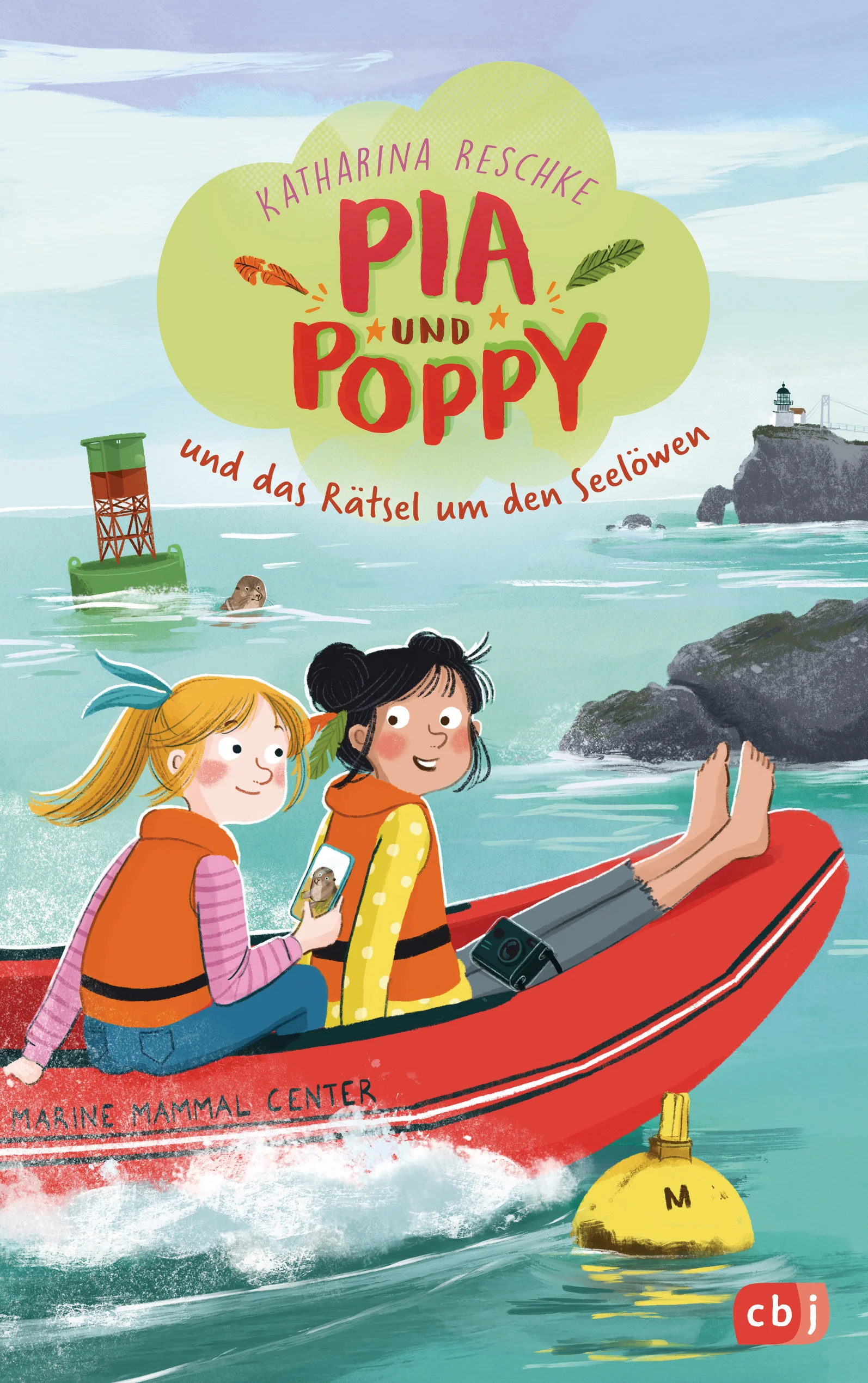 Ferien in der aufregendsten Stadt der WeltSeit Pia die mutige Poppy Williams kennt, die stets barfuß läuft und am liebsten durchs Fenster ins Haus steigt, sind ihre Ferien in San Francisco ein einziges Abenteuer! Als Pia und Poppy zusammen mit ihren neuen Freunden Alfie und Olivia am Strand ein verletztes Seelöwenbaby entdecken, stehen sie vor einem Rätsel: Im Magen der kleinen Robbe werden in der Tierklinik Plastikteile gefunden. Wer dafür verantwortlich ist, wollen Pia, Poppy, Alfie und Olivia unbedingt herausfinden!Ausstattung: Mit s/w Illustrationen