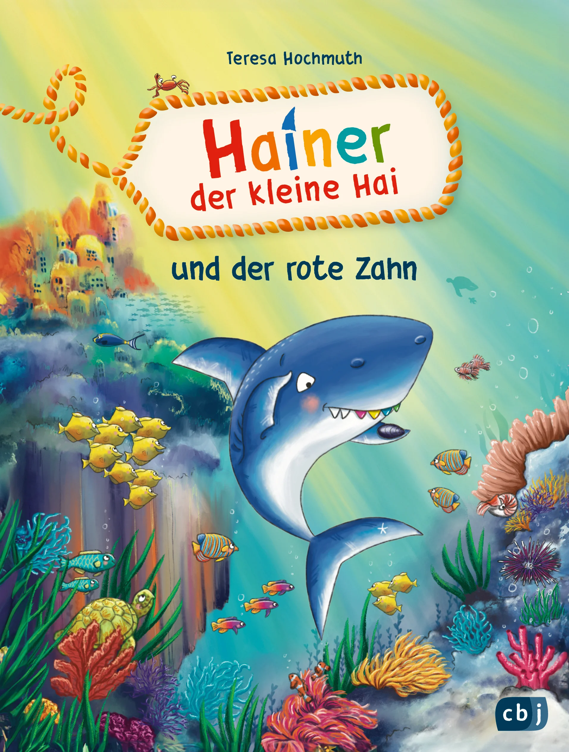 Ein kleiner Hai auf großer MissionDer rote Zahn von Hainer, dem kleinen Hai, beginnt eines Morgens seltsam zu kitzeln. Zuerst denkt er sich nichts dabei, doch dann beschleicht ihn ein komisches Gefühl: Hat er zu viele Süßigkeiten gefuttert? Oder stimmt etwas nicht? Kurz darauf erschüttert ein heftiges Unterwasserbeben Haimhausen und ein Felsen droht auf die Stadt zu stürzen. Hainer weiß: Um Haimhausen zu retten, muss sofort etwas getan werden! Doch niemand hört auf den kleinen Hai mit den bunten Zähen. Wird es Hainer und seiner Freundin Neyla gelingen, die Stadt zu retten?Die Reihe mit Hainer, dem kleinen Hai: kurze Kapitel, viele bunte Illustrationen und gut lesbare Druckschrift sind ideal für geübte Leseanfängerinnen und Leseanfänger.Ausstattung: Mit fbg. Illustrationen
